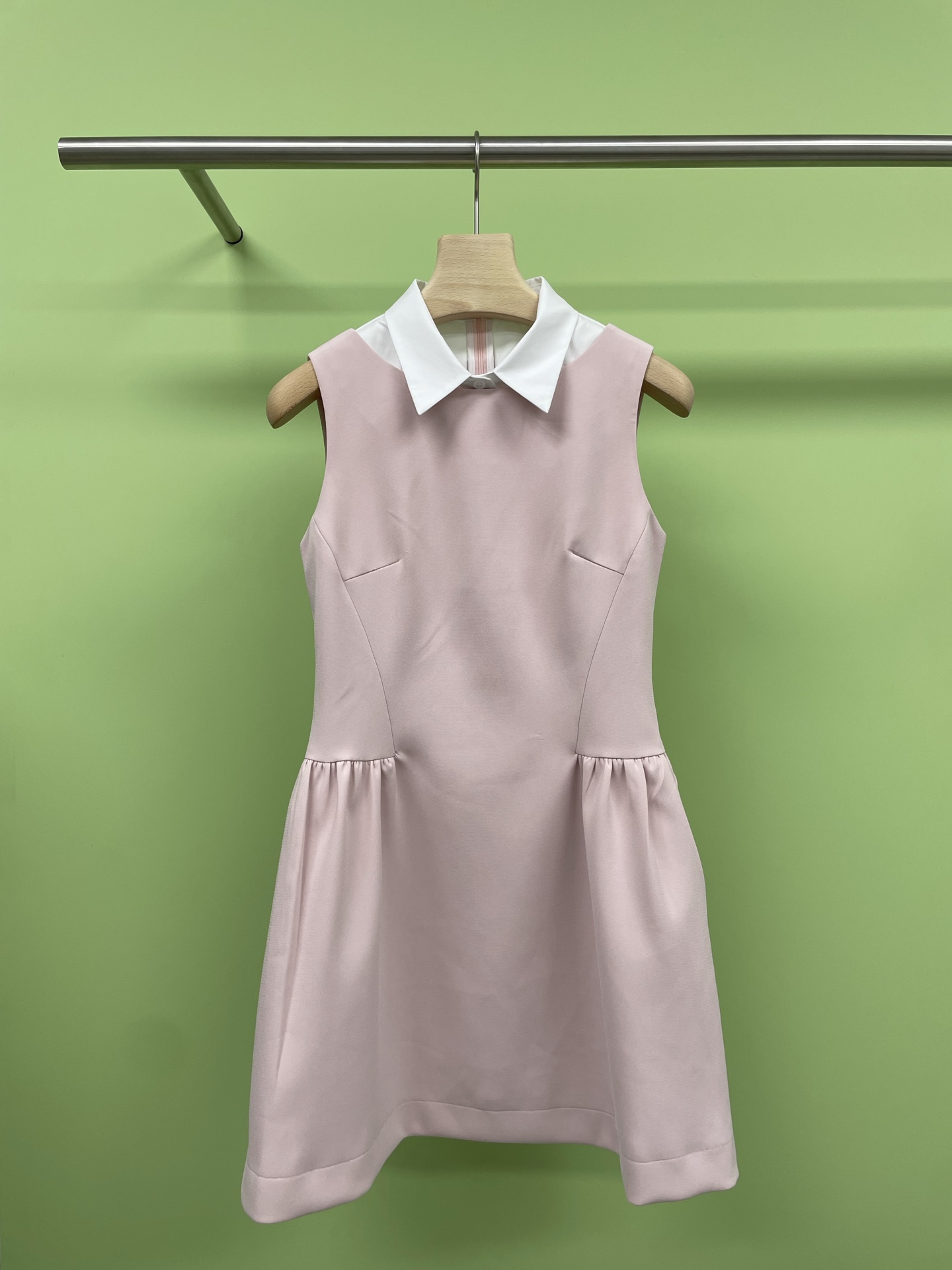 NO:417580,Recit glossy vest dress with summer waistband collar sleeveless fake two-piece short dress, a light pink dress must be slimming, summer hot, how can you miss a light and breathable dress? This light pink glossy satin vest dress with waistband collar sleeveless fake two-piece short skirt, absolutely won't let you down. First of all, its slimming effect is invincible, the waist-hugging design allows your slim waist to see, and the sleeveless design is even cooler in summer  Essential elements, and the sweet temperament of this dress is also full of scores. The light pink gives people a gentle and girlish feeling, which is definitely a dating holy product. The most important thing is its versatility. Whether it is flat shoes, high heels, shoulder bags or clutch bags, it can be easily controlled. The overall shape is simple and fashionable. You can feel the full girlish atmosphere with a casual shot in front of the mirror. Whether you go shopping or go for a picnic, this skirt is very suitable.  SML, flats, high heels,satchels,handbag,skirts,shirts,alexander wang19860909Recit光泽感背心连衣裙夏收腰衬衫领无袖假两件短款连衣裙,淡粉色连衣裙显瘦必备,夏日炎炎,怎能少了一件轻盈透气的连衣裙呢,这款淡粉色光泽感缎面背心连衣裙,收腰衬衫领无袖假两件短裙,绝对让你爱不释手,首先它的显瘦效果简直无敌,收腰设计让你的小蛮腰一览无余,无袖设计更是夏日清凉的必备元素,而且这款连衣裙的甜美气质也是满分,淡粉色给人一种温柔少女感,绝对是约会圣品,最重要的是,它的百搭性,无论是平底鞋还是高跟鞋,挎包还是手拿包,都能轻松驾驭,整体造型简约又不失时尚感,在镜子前随手一拍,都能感受到满满的少女气息,无论是出门逛街还是去野餐,这条裙子都很合适. 码数SML,,flats,high heels,satchels,handbag,skirts,shirts,alexander wang,Women's clothing