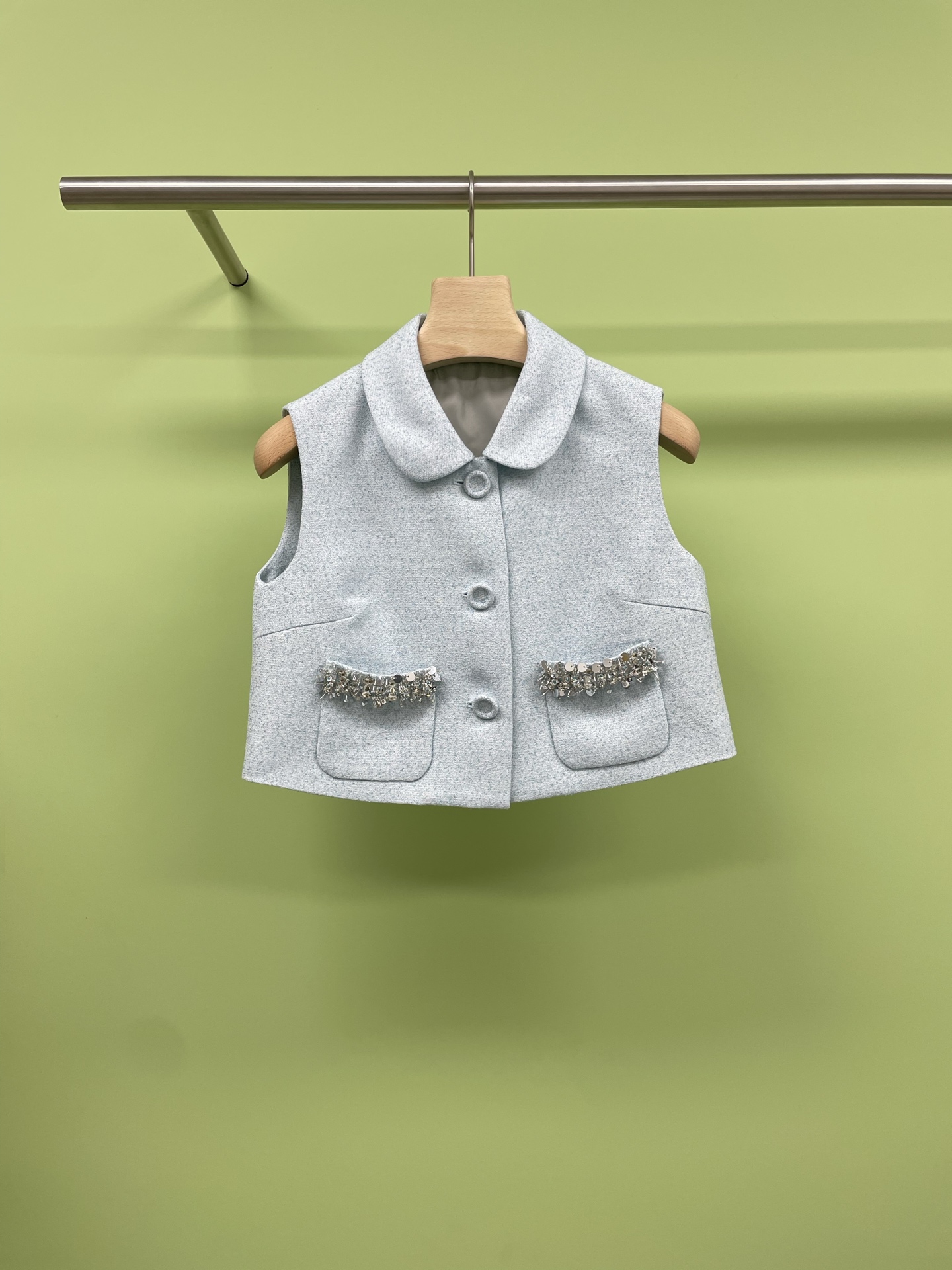 NO:417598,Jorya 2025 spring and summer new suit, Zhao Lusi's same outfit returns to reality, the new Chinese-style small fragrance style suit is here, how do you feel, beautiful get Zhao Lusi's same style! The exquisite style of a thousand gold style, blending elements such as lace, bow, golden style, and small fragrance style, the clothes are so suitable for the end of the year date, the sweet princess has a full atmosphere, the top is a sleeveless vest, the shorts are straight-leg design, which looks white and tall, and matched with a bow belt, the temperament is immediately improved, suitable for daily going out or taking photos, and it is also very sun-proof in summer. Korean style is really high-end. SML, shorts, alexander wang19860909Jorya2025春夏新款套装,赵露思同款穿搭回归现实,新中式小香风套装来啦,大家感觉怎么样,美美get赵露思同款!精致千金风拿捏,融合蕾丝、蝴蝶结、千金风、小香风等元素,衣服太适合年末约会啦,甜美公主氛围感十足,上衣是无袖马甲,短裤是直筒设计,显白又显高,搭配蝴蝶结腰带,气质立马提升,适合日常出街或者拍照,夏天穿也挺防晒的,韩系风格真的很有高级感. 码数SML,,shorts,alexander wang,Women's clothing