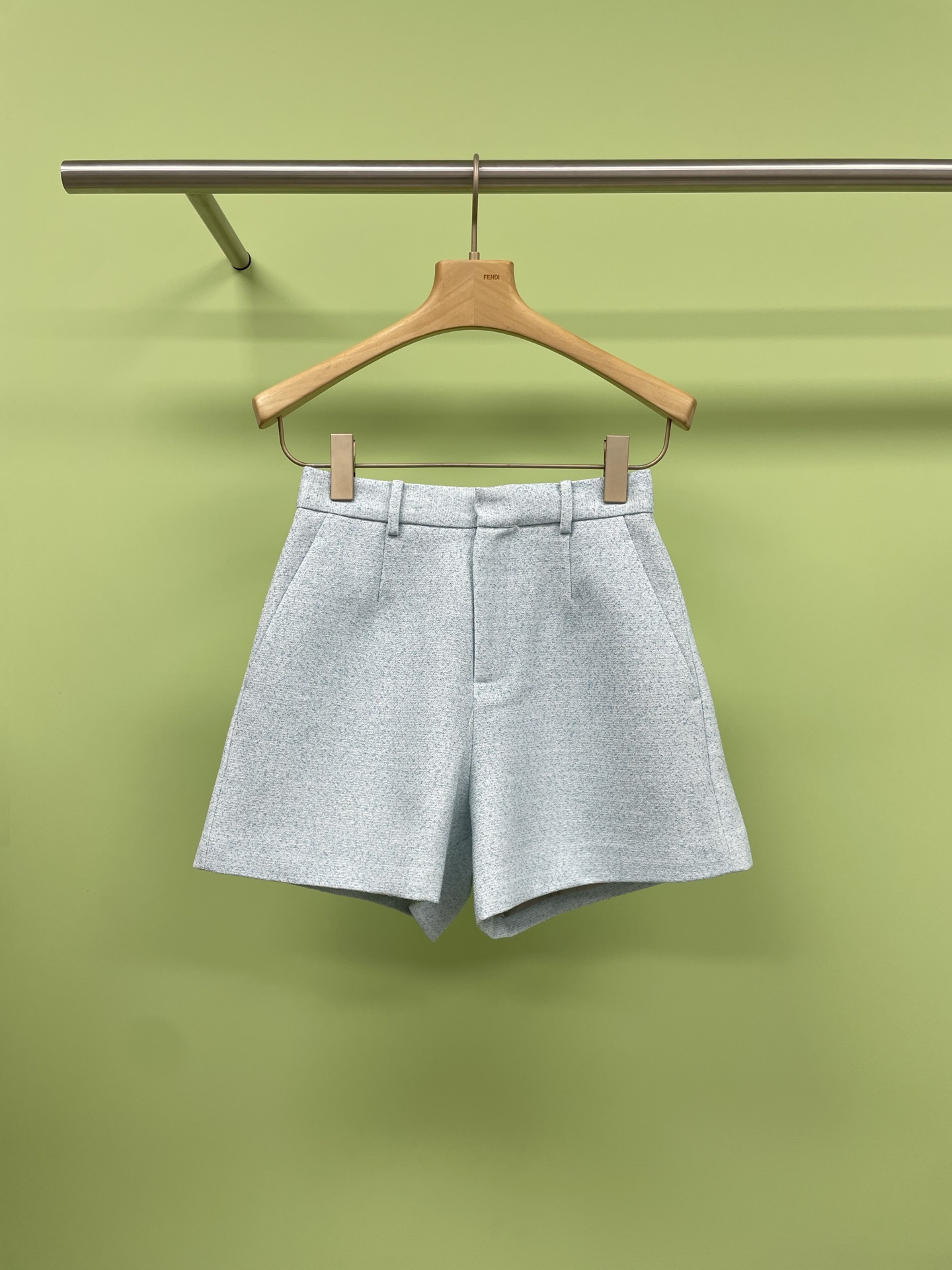 NO:417618,Jorya 2025 spring and summer new suit, Zhao Lusi's same outfit returns to reality, the new Chinese-style small fragrance style suit is here, how do you feel, beautiful get Zhao Lusi's same style! The exquisite style of a thousand gold style, blending elements such as lace, bow, golden style, and small fragrance style, the clothes are so suitable for the end of the year date, the sweet princess has a full atmosphere, the top is a sleeveless vest, the shorts are straight-leg design, which looks white and tall, and matched with a bow belt, the temperament is immediately improved, suitable for daily going out or taking photos, and it is also very sun-proof in summer. Korean style is really high-end. SML, shorts, alexander wang19860909Jorya2025春夏新款套装,赵露思同款穿搭回归现实,新中式小香风套装来啦,大家感觉怎么样,美美get赵露思同款!精致千金风拿捏,融合蕾丝、蝴蝶结、千金风、小香风等元素,衣服太适合年末约会啦,甜美公主氛围感十足,上衣是无袖马甲,短裤是直筒设计,显白又显高,搭配蝴蝶结腰带,气质立马提升,适合日常出街或者拍照,夏天穿也挺防晒的,韩系风格真的很有高级感. 码数SML,,shorts,alexander wang,Women's clothing