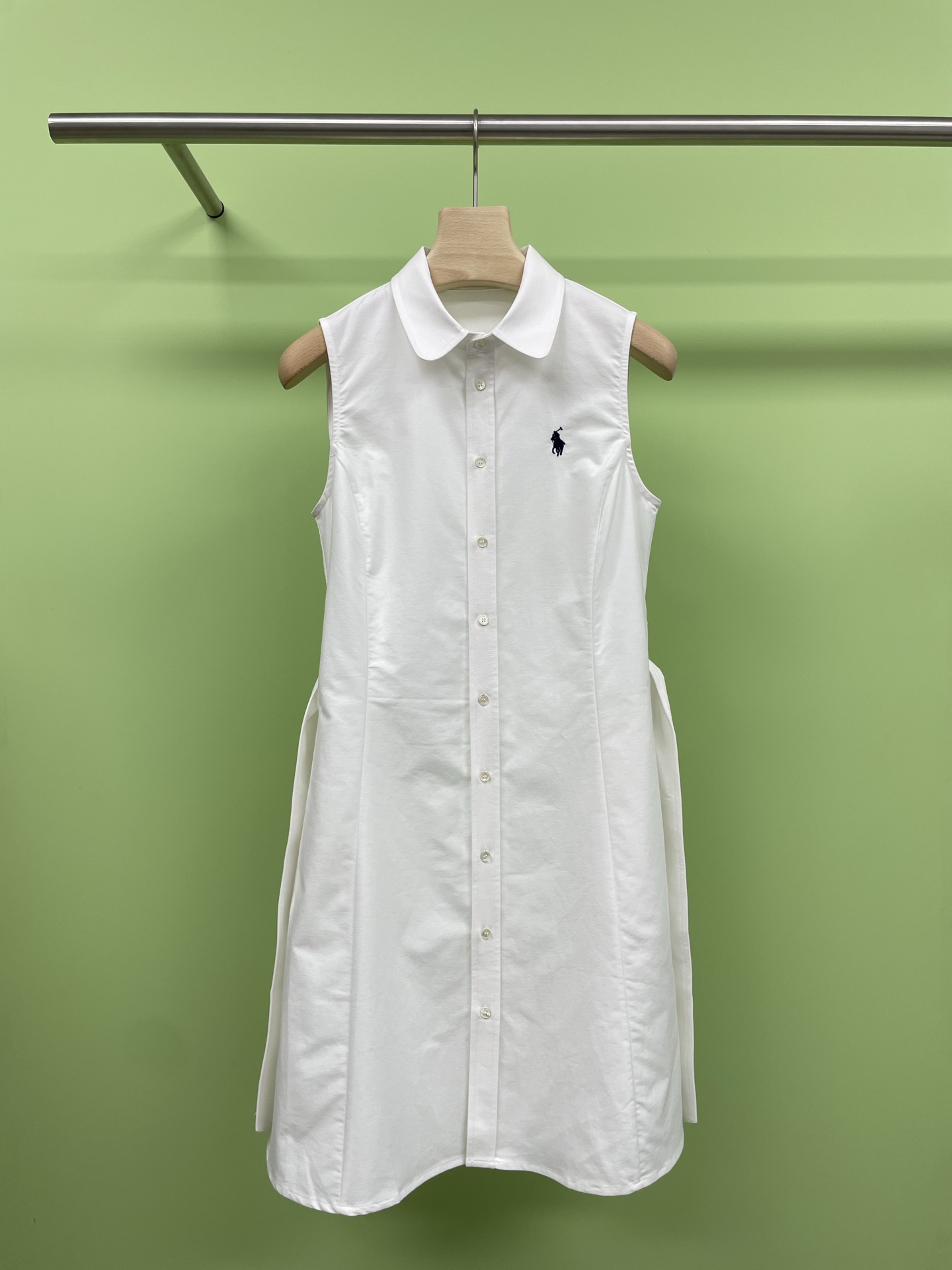 NO:417639,Ralph Lauren is a super-sleeved sleeveless waist-hugging dress. The first choice for summer travel and vacation outfits. Don't be too tender. It's high-end and fresh. The simpler the upper body, the higher the upper body. The summer-like dress, a thousand years at a glance, is completely white moonlight. It's easy to grasp the atmosphere. The three-dimensional tailoring is very clear about the girl's figure. The high waistline + micro A-shaped sway = cheat-level slimming formula. Apple-shaped H-shaped, sitting belly is completely invisible. Commuting for a long time, people are moved to cry. Ivory white is not picky at all. It comes with a soft light filter. Pony embroidery is the finishing touch, which is more memorable than ordinary logo styles. It is low-key and noble. It is definitely old money style. It is a small and handsome dish with ankle boots. It is young and playful and formal. The tall girl is really cool and shiny when she walks. The skirt sways when she walks. The department director sister feels gentle but powerful.  SML, loro piana, boots, skirts, alexander wang19860909Ralph Lauren 超绝拉夫无袖收腰连衣裙,夏天旅游度假穿搭的首选,不要太嫩啦,高级又清新,越简单上身越高级,夏日般的连衣裙,一眼万年,完全是白月光啊,轻松拿捏氛围感,立体剪裁太懂女生身材了,高腰线+微A字摆=作弊级显瘦公式,苹果型H型通吃,坐下小肚子完全隐形,通勤久坐星人感动哭,象牙白完全不挑肤色 自带柔光滤镜,小马刺绣是点睛之笔,比普通logo款更有记忆点,低调中透着贵气,妥妥old money风,小个子天菜,配踝靴腿长两米八,年轻俏皮又不失正式,高妹穿真的飒到发光,走起路来裙摆摇曳生姿,部门总监姐姐既视感,温柔却有力量. 码数SML,,loro piana,boots,skirts,alexander wang,Women's clothing