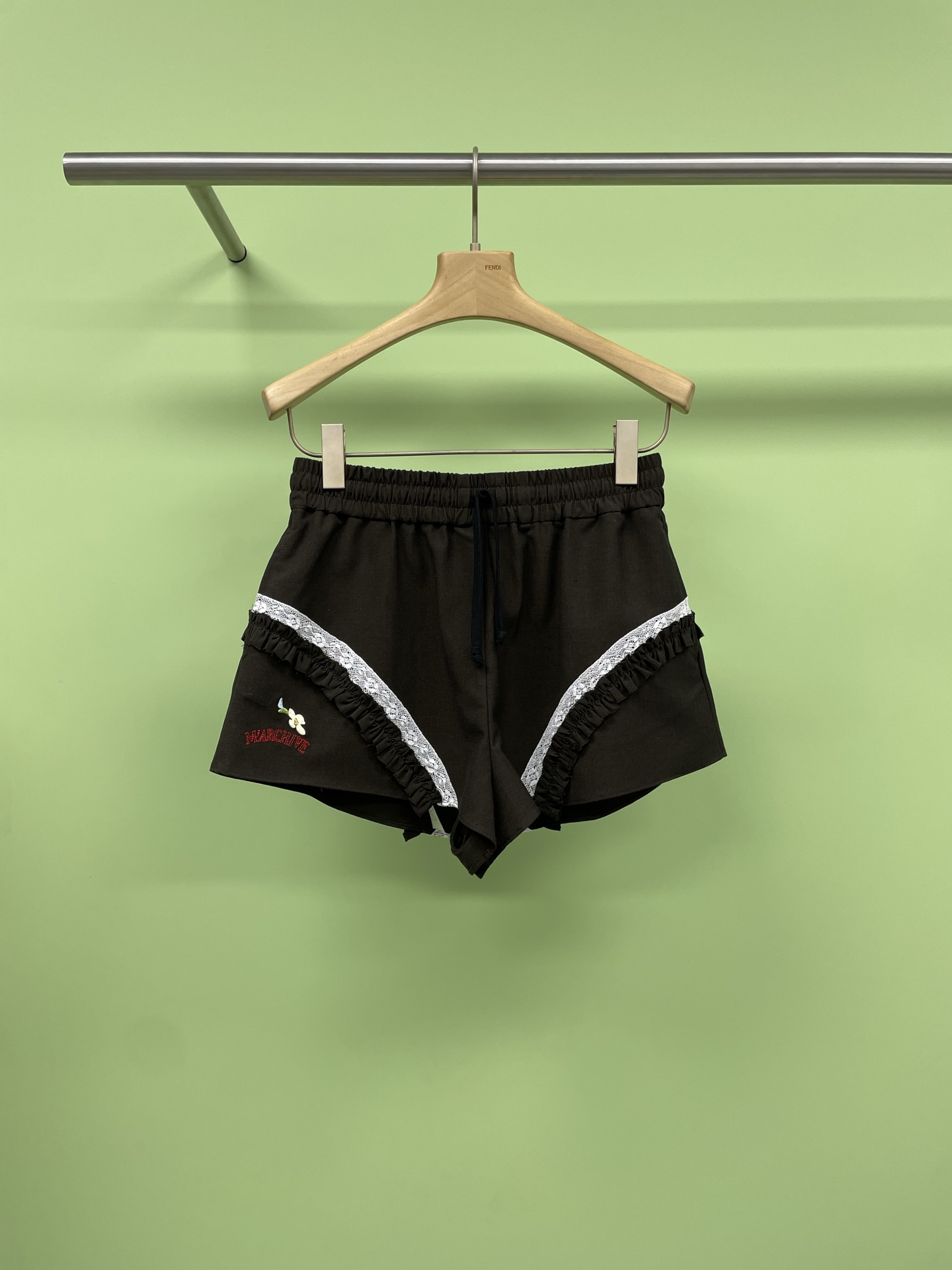 NO:417559,MARCHEN 2025 spring and summer new solid color lace decoration final game shorts, summer pick sweet and cool casual lace shorts, this lace is casual and special and beautiful, the design is classic and versatile and fashionable, the lace decoration adds romantic and sweet details, close to the body and comfortable upper body to show long legs, I like this cool shorts in summer. Wearing these lace shorts is like being gently embraced by clouds, soft lace fits the skin, zero sense of restraint, taking a nap at home and walking out, comfortable like a shadow, cleverly incorporates geometric embroidery elements, breaking the routine, instantly transforming into the street focus, and easily grasping the high-end fashion sense. SML, shorts, alexander wang19860909MARCHEN2025春夏新款纯色蕾丝装饰决胜局短裤,夏日拿捏甜酷休闲感蕾丝短裤,这条蕾丝休闲又特别又好看,设计经典百搭又时髦,蕾丝装饰增加浪漫甜美细节,贴身柔软舒适上身敲显腿长,夏天就喜欢这种清冷感小短裤,穿上这条蕾丝短裤,就像被云朵轻拥,柔软蕾丝贴合肌肤,零束缚感,居家小憩、外出漫步,舒适如影随形,巧妙融入几何刺绣元素,打破常规穿上它,瞬间化身街头焦点,轻松拿捏高级时髦感. 码数SML,,shorts,alexander wang,Women's clothing