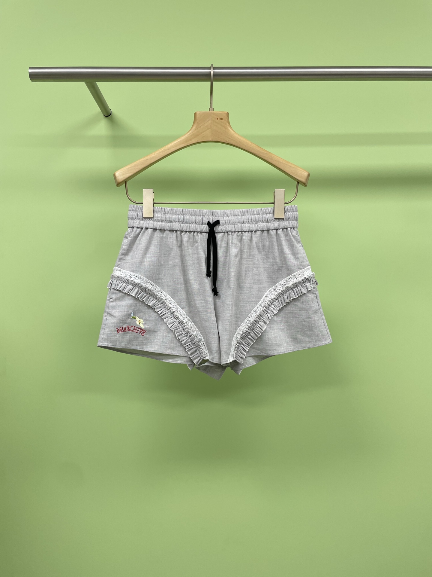 NO:417579,MARCHEN 2025 spring and summer new solid color lace decoration final game shorts, summer pick sweet and cool casual lace shorts, this lace is casual and special and beautiful, the design is classic and versatile and fashionable, the lace decoration adds romantic and sweet details, close to the body and comfortable upper body to show long legs, I like this cool shorts in summer. Wearing these lace shorts is like being gently embraced by clouds, soft lace fits the skin, zero sense of restraint, taking a nap at home and walking out, comfortable like a shadow, cleverly incorporates geometric embroidery elements, breaking the routine, instantly transforming into the street focus, and easily grasping the high-end fashion sense. SML, shorts, alexander wang19860909MARCHEN2025春夏新款纯色蕾丝装饰决胜局短裤,夏日拿捏甜酷休闲感蕾丝短裤,这条蕾丝休闲又特别又好看,设计经典百搭又时髦,蕾丝装饰增加浪漫甜美细节,贴身柔软舒适上身敲显腿长,夏天就喜欢这种清冷感小短裤,穿上这条蕾丝短裤,就像被云朵轻拥,柔软蕾丝贴合肌肤,零束缚感,居家小憩、外出漫步,舒适如影随形,巧妙融入几何刺绣元素,打破常规穿上它,瞬间化身街头焦点,轻松拿捏高级时髦感. 码数SML,,shorts,alexander wang,Women's clothing