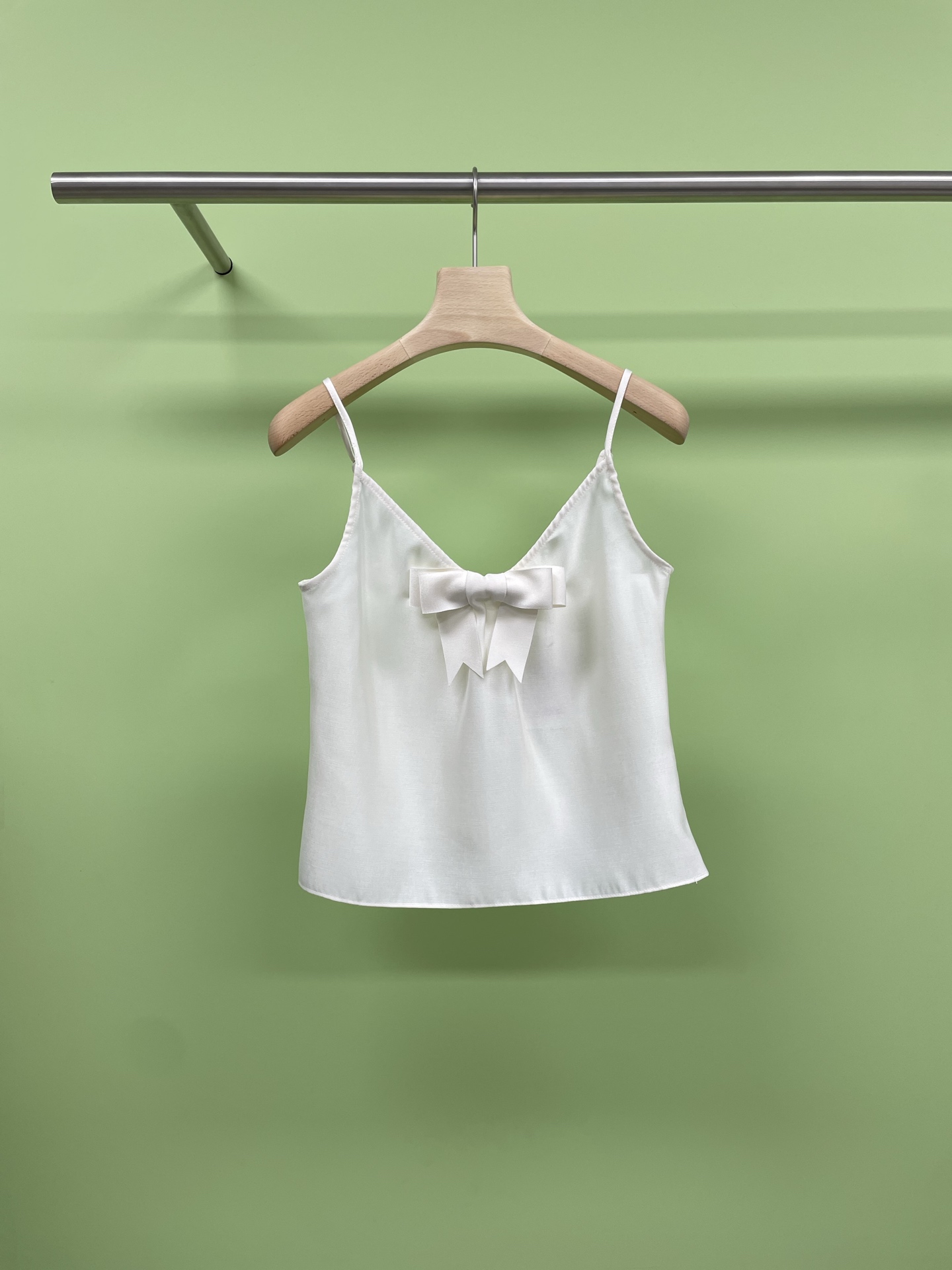 NO:417619,SHUSHUTONG 2025 Spring and Summer New Fashionable Bow-decorated Sling Vest Top, a must-have for a bow-decorated suspender fairy. Sisters, this SST Bow-decorated suspender top is really amazing. The dark blue is super gentle, white and fresh, as if the blue sky and white clouds are worn in summer. The style design is extremely inclusive to the figure. Whether it is daily going out on the street or taking photos on vacation, it is super suitable. It is paired with high-waisted jeans or white shorts to instantly create a lazy and casual feeling. The design of the bow adds a bit of sweetness and playfulness, full of girlishness, and the texture is super good. The inner lining fabric is soft and skin-friendly, and it is comfortable to wear. If you like it, buy it quickly. Whoever wears this suspender is really beautiful, and this summer, you will be the most beautiful baby. SML, shorts, jeans, alexander  wang19860909SHUSHUTONG 2025春夏新款时尚气质蝴蝶结饰吊带背心上衣,蝴蝶结吊带仙女必备,姐妹们,这款SST蝴蝶结吊带上衣真的绝绝子,深蓝色超级温柔,显白又清新,仿佛夏日的蓝天白云穿在身上,版型设计对身材的包容性极佳,无论是日常出街还是度假拍照,都超级合适,搭配高腰牛仔裤或者白色短裤,瞬间打造出慵懒随性的感觉,蝴蝶结的设计更是增添了几分甜美和俏皮,少女感满满,而且质感超棒,内衬面料柔软亲肤,穿着也舒服,喜欢的小仙女们赶紧入手吧,这款吊带真的谁穿谁美,在这个夏天,做最靓的崽. 码数SML,,shorts,jeans,alexander wang,Women's clothing