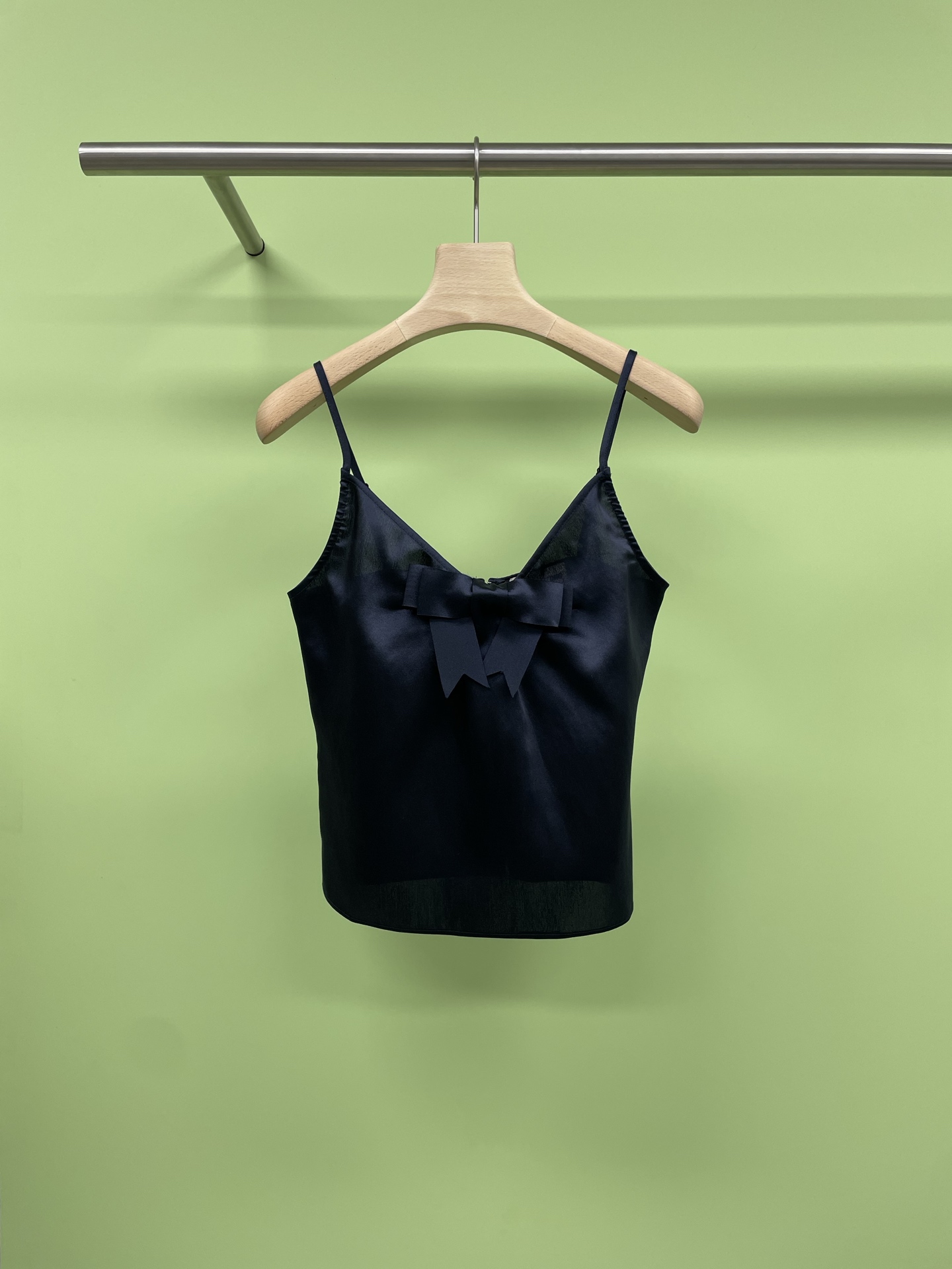 NO:417599,SHUSHUTONG 2025 Spring and Summer New Fashionable Bow-decorated Sling Vest Top, a must-have for a bow-decorated suspender fairy. Sisters, this SST Bow-decorated suspender top is really amazing. The dark blue is super gentle, white and fresh, as if the blue sky and white clouds are worn in summer. The style design is extremely inclusive to the figure. Whether it is daily going out on the street or taking photos on vacation, it is super suitable. It is paired with high-waisted jeans or white shorts to instantly create a lazy and casual feeling. The design of the bow adds a bit of sweetness and playfulness, full of girlishness, and the texture is super good. The inner lining fabric is soft and skin-friendly, and it is comfortable to wear. If you like it, buy it quickly. Whoever wears this suspender is really beautiful, and this summer, you will be the most beautiful baby. SML, shorts, jeans, alexander  wang19860909SHUSHUTONG 2025春夏新款时尚气质蝴蝶结饰吊带背心上衣,蝴蝶结吊带仙女必备,姐妹们,这款SST蝴蝶结吊带上衣真的绝绝子,深蓝色超级温柔,显白又清新,仿佛夏日的蓝天白云穿在身上,版型设计对身材的包容性极佳,无论是日常出街还是度假拍照,都超级合适,搭配高腰牛仔裤或者白色短裤,瞬间打造出慵懒随性的感觉,蝴蝶结的设计更是增添了几分甜美和俏皮,少女感满满,而且质感超棒,内衬面料柔软亲肤,穿着也舒服,喜欢的小仙女们赶紧入手吧,这款吊带真的谁穿谁美,在这个夏天,做最靓的崽. 码数SML,,shorts,jeans,alexander wang,Women's clothing