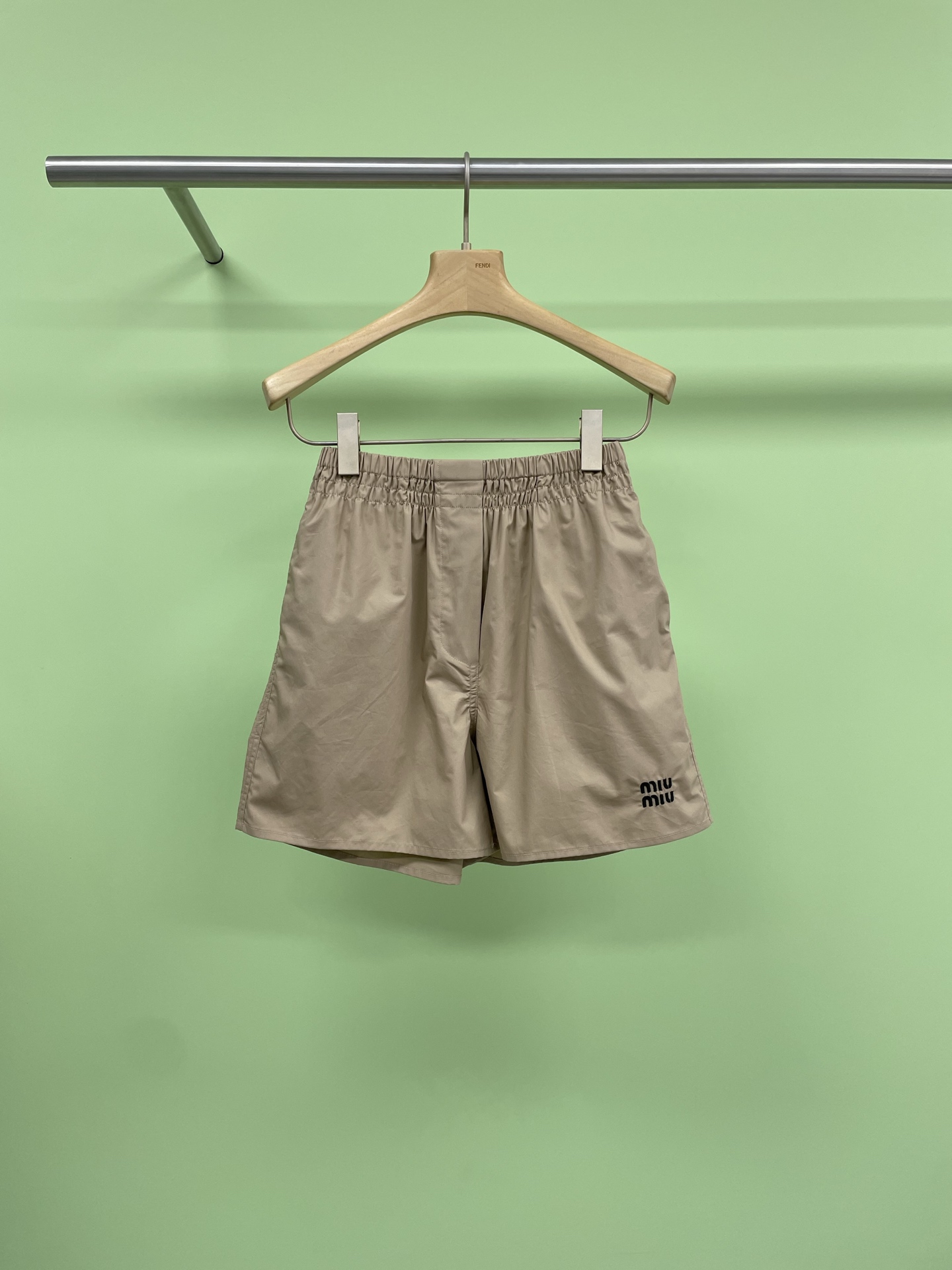 NO:417641,MiuMiu2025 spring and summer new letter embroidered logo elastic waist shorts. I will definitely recommend you to wear this shorts in summer. It uses pure cotton fabric. The texture is delicate, soft and comfortable on the upper body and has a slightly pressure feel. It looks very slim. You don’t have to worry about it being transparent. The waist elastic band design is designed, and the pockets on both sides can hold items. The style seems basic, but the upper body will be really amazing. It can be worn casually, shopping at home, and many occasions. In the season of showing off your thighs, this shorts is really a very popular style. SML, miumiu, shorts, alexander wang19860909MiuMiu2025春夏新款字母刺绣logo松紧腰短裤,夏季小短裤我一定推荐你穿这条,采用纯棉面料肉眼可见面料的质感细腻,柔软上身舒适并且有微压感非常显瘦,卡其色不用担心会透的哦,腰部松紧带设计,两边口袋可收放物品,版型看似基础,但上身真的会很惊艳的小短裤,休闲、居家逛街、多场合都可穿,秀大腿的季节,这种短裤真的是很吃香的款. 码数SML,,miumiu,shorts,alexander wang,Women's clothing