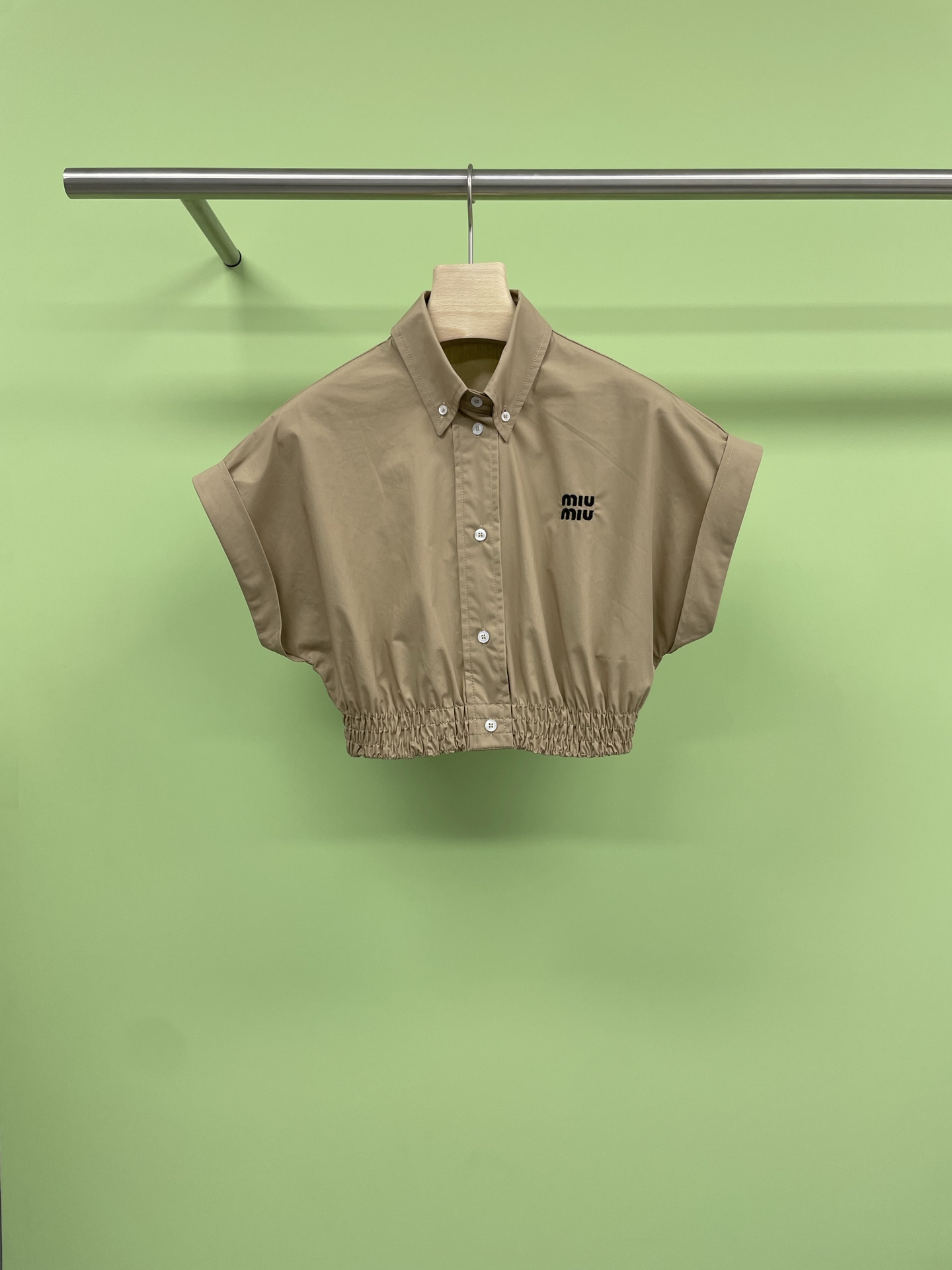 NO:419042,MiuMiu 2025 spring and summer new elastic waist short-sleeved shirt. This brown shirt is so versatile. The shirt full of design is simply a must-have for spring and summer wardrobe. Its stand-up collar design and slightly fluffy lantern sleeves are super elegant. The hem has elastic webbing design, which can be adjusted at will. It is particularly layered when worn. The fabric is very light and breathable, and it will not be stuffy in summer. It is very stylish when paired with high-waisted shorts or skirts. Whether it is daily commuting or weekend dates, it can be easily controlled, instantly improving the overall look. It is highly recommended for young ladies who like simple but have a sense of design. It is really a trick item that is good to buy. Go and get the same style. SML,,miumiu, skirts, shorts, shirts, T-shirts, alexander wang19860909MiuMiu2025春夏新款松紧收腰短袖衬衣,这件咖色衬衫太百搭了,设计感满满的衬衫,简直是春夏衣橱必备,它的立领设计和微微蓬松的灯笼袖超级显气质,而且下摆带有松紧织带设计,可以随意调整廓形,穿起来特别有层次感,面料非常轻薄透气,夏天穿也不会闷热,搭配高腰短裤或半身裙都很有范儿,不管是日常通勤还是周末约会,都能轻松驾驭,瞬间提升整体造型感,强烈推荐给喜欢简约又不失设计感的小姐妹们,真的是入手不亏的小心机单品,快去get同款吧. 码数SML,,miumiu,skirts,shorts,shirts,T-shirt,alexander wang,Women's clothing