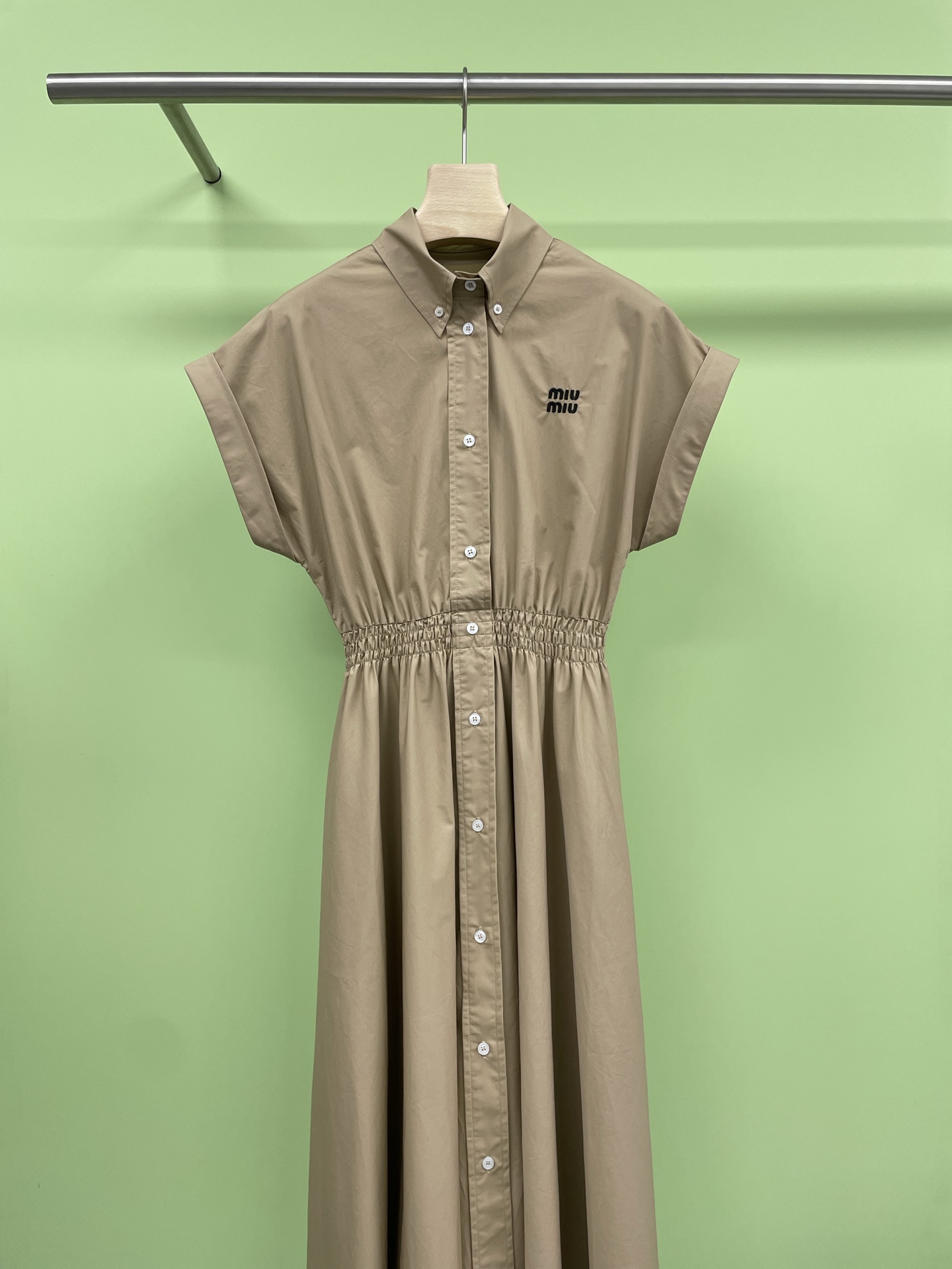 NO:419055,MiuMiu2025 Spring and Summer New Temperature Summer Shirt Dress, this is a Max-length Comfortable Romantic Dress, light, cool, anti-wrinkle, and quick recovery of form. It is made of specially processed fabrics. Such a lightweight fabric can be used until midsummer. You will be satisfied with every detail. Experience the comfort and easy care of the anti-wrinkle cotton fabric, and can be worn comfortably and neatly even in midsummer. The gentle pleats and cufflinks can be multi-faceted, compact and compact Kara  It looks very nice when closed. The elastic webbing design at the waist is comfortable and shows the waist proportions. It is full of design, but it is not an exaggeration. It is a gentle and elegant dress. One does not end with a dress, but is like a work of art. The shirt format is completely open and you can wear multiple clothes. The natural mother-of-pearl button matching is different from ordinary accessories. The soft and elegant khaki is worth trying. The earth color that never goes out of date is also a model of summer elegance. SML, miumiu, skirts, shirts, alexander wang19860909MiuMiu2025春夏新款气质夏季衬衫连衣裙,这是 Max长度的舒适浪漫连衣裙,轻盈、凉爽、抗皱、快速恢复形态,由特殊加工的织物制成,如此轻便的面料,可以使用到盛夏,您会对每一个细节感到满意,体验防皱棉面料的舒适感和好打理,即使在盛夏也能舒适整洁地穿着,轻柔的抽褶和袖扣可以是多面的,小巧紧凑的 Kara 在关闭时也很好看,腰部松紧织带设计,舒适且显示腰身比例,它充满了设计,但并不夸张,而是一件温柔、优雅的连衣裙,一件不以一件衣服结尾,而是像一件艺术品的连衣裙,衬衫格式完全开放,可以一衣多穿,天然珍珠母贝纽扣搭配是与普通辅料不同喔,柔美优雅的卡其色值得您试试看,永不过时的大地色,更是夏日优雅的典范. 码数SML,,miumiu,skirts,shirts,alexander wang,Women's clothing