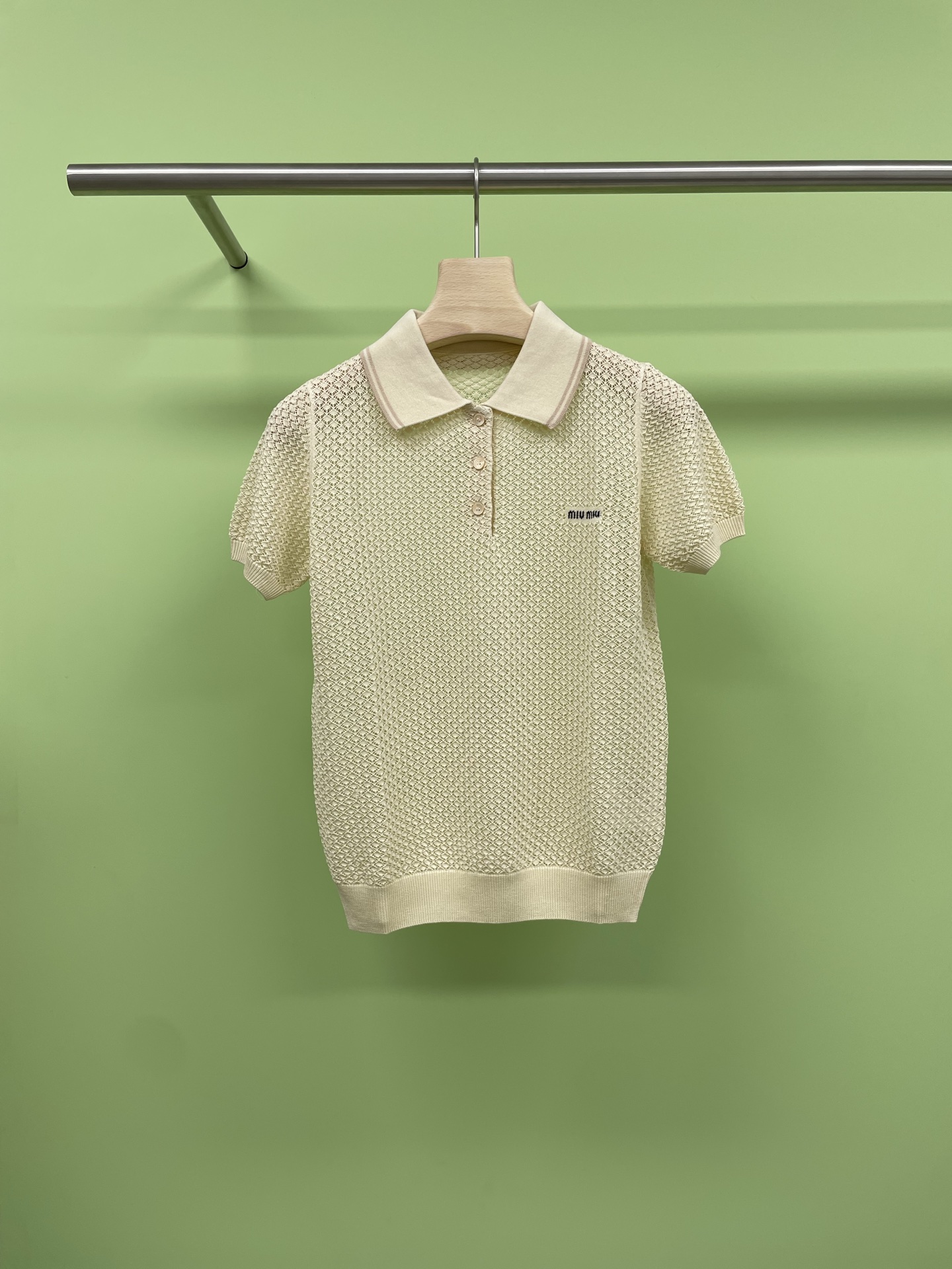 NO:419072,MiuMiu2025 spring and summer new hollow knitted Polo short-sleeved shirt, the new hollow knitted Polo short-sleeved top of the baby boys is simply the magic of spring and summer outfits. As soon as this dress is topped, it is gentle and elegant, and the beige is particularly white, not picky about skin tone. Whoever wears it looks good. The hollow design is very unique, looming, a little sexy, not too exaggerated, and it is also very suitable for daily wear. Polo is classic and age-reducing, and it also has a bit of academy-style playfulness. MiuMiu on the chest  The logo is exquisite and low-key, instantly improving the grade. The fabric is soft and glutinous, and it is very comfortable to wear with close body. It won’t feel stuffy when worn in summer. It is also very worry-free when pairing. It is a sweet girl with jeans. It is cool and casual. Whether it is shopping or dating, it can make you beautiful. I have a premonition that it will become my new favorite in the closet. Sisters, don’t hesitate to buy it. SML, miumiu, skirts, jeans, T-shirt, alexander wang19860909MiuMiu2025春夏新款镂空针织 Polo 短袖,宝子们新出的这件镂空针织 Polo 短袖上衣,简直是春夏穿搭的神,这件衣服一上身,温柔气质拉满,米色特别显白,不挑肤色,谁穿谁好看,镂空设计很别致,若隐若现的,带点小性感,又不会太夸张,日常穿也超合适,Polo 领经典又减龄,还带着点学院风的俏皮.胸口的 MiuMiu 标志,精致低调,瞬间提升档次,面料软软糯糯,贴身穿很舒服,夏天穿也不会觉得闷热,搭配上也超省心,搭条小白裙,就是甜妹本妹,配牛仔裤,又酷又随性.无论是逛街还是约会,穿上它都能美出圈,已经预感到它会成为我的衣橱新宠了,姐妹们别犹豫 买它. 码数SML,,miumiu,skirts,jeans,T-shirt,alexander wang,Women's clothing