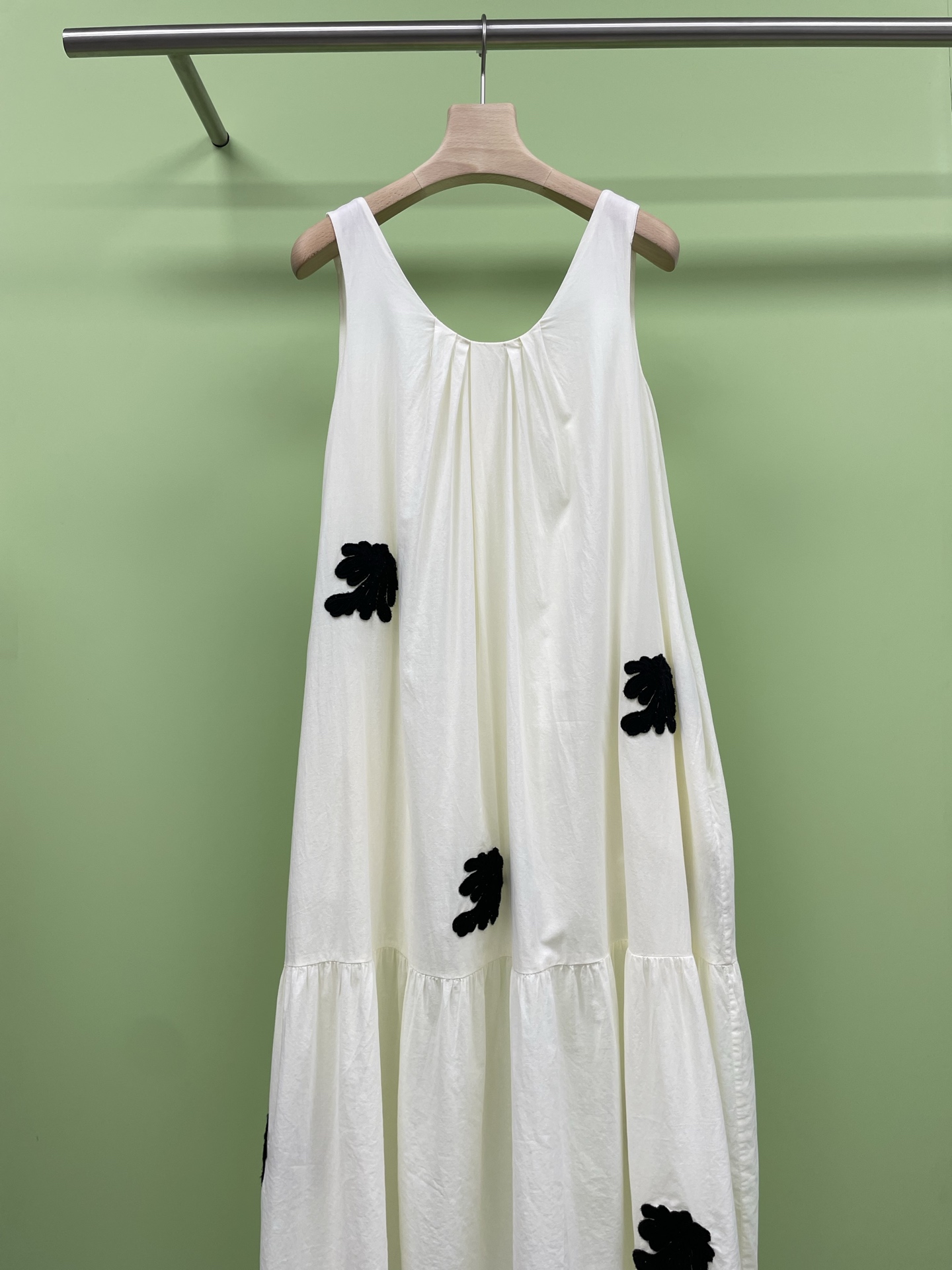 NO:419091,YOEYYOU designer brand 25 spring and summer pleated vest dress, cool down and beautiful outfits, let's spend the summer comfortably together, YY this season is definitely cheating, I love this 'literary and baroque' style too much, white moonlight outfit plus geometric graphics, the collision of retro and literature, simplicity is it, richness is also it, the high-end feeling presented is countless possibilities, the fashion code of casual style, without too much modification, simple but not  Simple, the mysterious and profound black flowers are, the upper body looks slim or real, the design of the vest shows just the right amount of casualness and freedom, the fabric is soft and comfortable, and it seems to be the second layer of skin when you are attached to the body. The upper body has a cool temperament, and the pleated design adds a bit of agility. Who knows the feeling of walking with the wind? The whole sense of high-end is full. Whether it is daily going out or afternoon tea dates, it is very suitable. It is lazy and comfortable, and it is easy to grasp the slack feeling.  SML, skirts, alexander wang19860909YOEYYOU设计师品牌25春夏褶皱背心连衣裙,降温系漂亮穿搭,一起舒适的过夏吧,这一季的YY绝对是开挂了,我太爱这种“文艺巴洛克”的风格了,白月光穿搭加几何图形,复古与文艺的碰撞,简单是它,丰富也是它,呈现的高级感巨有无数种可能,休闲风的时尚密码,没有过多的修饰,简约却不简单,黑色花朵的神秘深邃,上身显瘦还是真的,背心的设计展现出恰到好处的随性与自在,面料柔软舒适,贴在身上仿佛是第二层肌肤一般,上身自带清冷气质,抽褶设计又增添了几分灵动,走路带风的感觉谁懂,一整个高级感拉满,无论是日常出街还是下午茶约会,都超合适,慵懒又自在,轻松拿捏松弛感. 码数SML,,skirts,alexander wang,Women's clothing