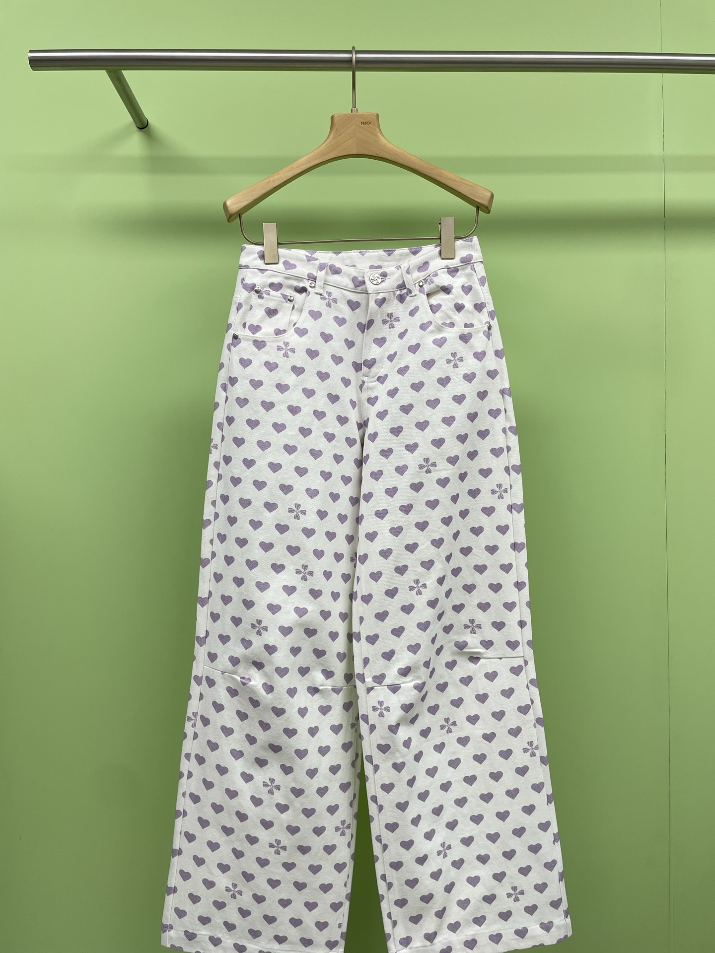 NO:419133,Tokokkino 2025 spring and summer purple love low waist pants wide-leg pants long trousers extended style, love denim, light spring outfit, simple and personalized straight pants, purple love pattern makes the pants full of sweetness and playfulness, the low waist design is just right, showing youthful vitality, princess, please wear early spring dream love pants, this wide-leg pants are really fashionable, embellished love pattern is really fashionable, covering the hips and lifting the buttocks, the upper body is skin-friendly and not close to the body, straight-leg looks high and long legs, and paired with a base shirt, gentle and temperament, a set of fashionable and lazy atmosphere is full of full sense of upper body, really love. SML (extended style),,alexander wang19860909Tokokkino 2025春夏紫色爱心低腰裤阔腿裤长裤加长款,爱心牛仔 浅春系穿搭,版型简洁又充满个性的直筒裤,紫色的爱心图案让裤子充满了甜美与俏皮,低腰设计恰到好处,展现青春活力,公主请穿早春梦中情裤,这款阔腿裤颜色真的好洋气,点缀爱心图案真的好时尚,遮胯提臀,上身亲肤不贴身,直筒显高显腿长,搭配打底小衫温柔又气质,一整套上身时尚慵懒氛围感一足,真的好爱. 码数SML （加长款）,,alexander wang,Women's clothing