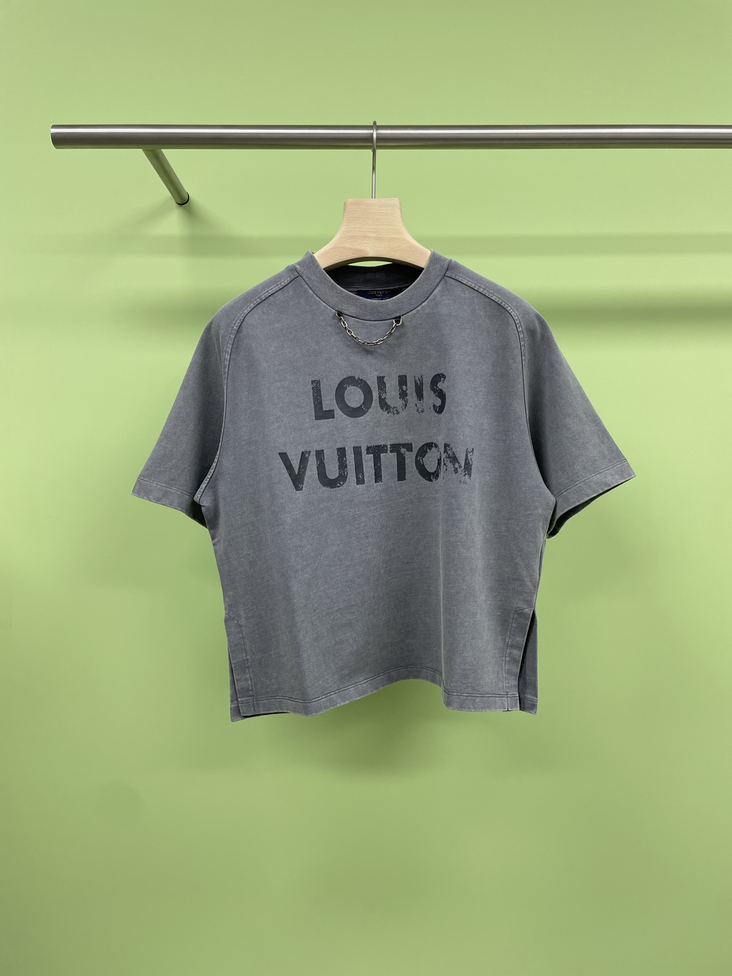 NO:419059,LV2025 spring and summer flight  Mode series wash short sleeve shorts suit, comfortable suit, who doesn't like, all-cotton shorts two-piece casual suit, the best combination of comfort and convenience, a two-piece casual suit suitable for daily life and leisure travel. The suit uses all-cotton fabric, which is soft and comfortable, skin-friendly and breathable. It can provide a comfortable wearing experience whether for sensitive skin or in the hot summer. The short-sleeved top is simple and elegant, and it can show a low-key look whether worn alone or as an inner wear.  Fashionable, suitable for wearing in warm seasons, keeping it refreshing, shorts styles provide you with plenty of room for activity, whether you are resting at home or outdoor activities, you can feel comfortable and comfortable. This is a two-piece set of short-sleeved tops and shorts that solve the troubles of matching and are easy to wear. Whether you are wearing at home or traveling, it is a very ideal choice. Wearing it, no matter where you are, you can relax and enjoy the joy of life.  SML short sleeves, louis vuitton, shorts, T-shirt, alexander wang19860909LV2025春夏 flight mode系列水洗短袖短裤套装,舒适套装谁不爱,全棉短袖短裤两件套休闲套装,舒适与便利的最佳组合,一款适合日常生活、休闲出行的两件套休闲套装,套装选用全棉面料,柔软舒适,亲肤透气,无论是对于敏感肌肤还是在炎热的夏季,都能提供舒适的穿着体验,短袖上衣设计简约大方,无论是单穿还是作为内搭,都能展现出低调的时尚感,适合在温暖的季节穿着,保持清爽,短裤款式,为你提供了充足的活动空间,无论是在家中休息,还是户外活动,都能让你感到舒适自在,这是一套包含短袖上衣和短裤的两件套,解决了搭配的烦恼,穿着便捷.无论是在家中穿着,还是出门旅行,都是非常理想的选择,穿着它,无论何时何地,都能让你轻松自在,享受生活的快乐. 码数SML 短袖,,louis vuitton,shorts,T-shirt,alexander wang,Women's clothing