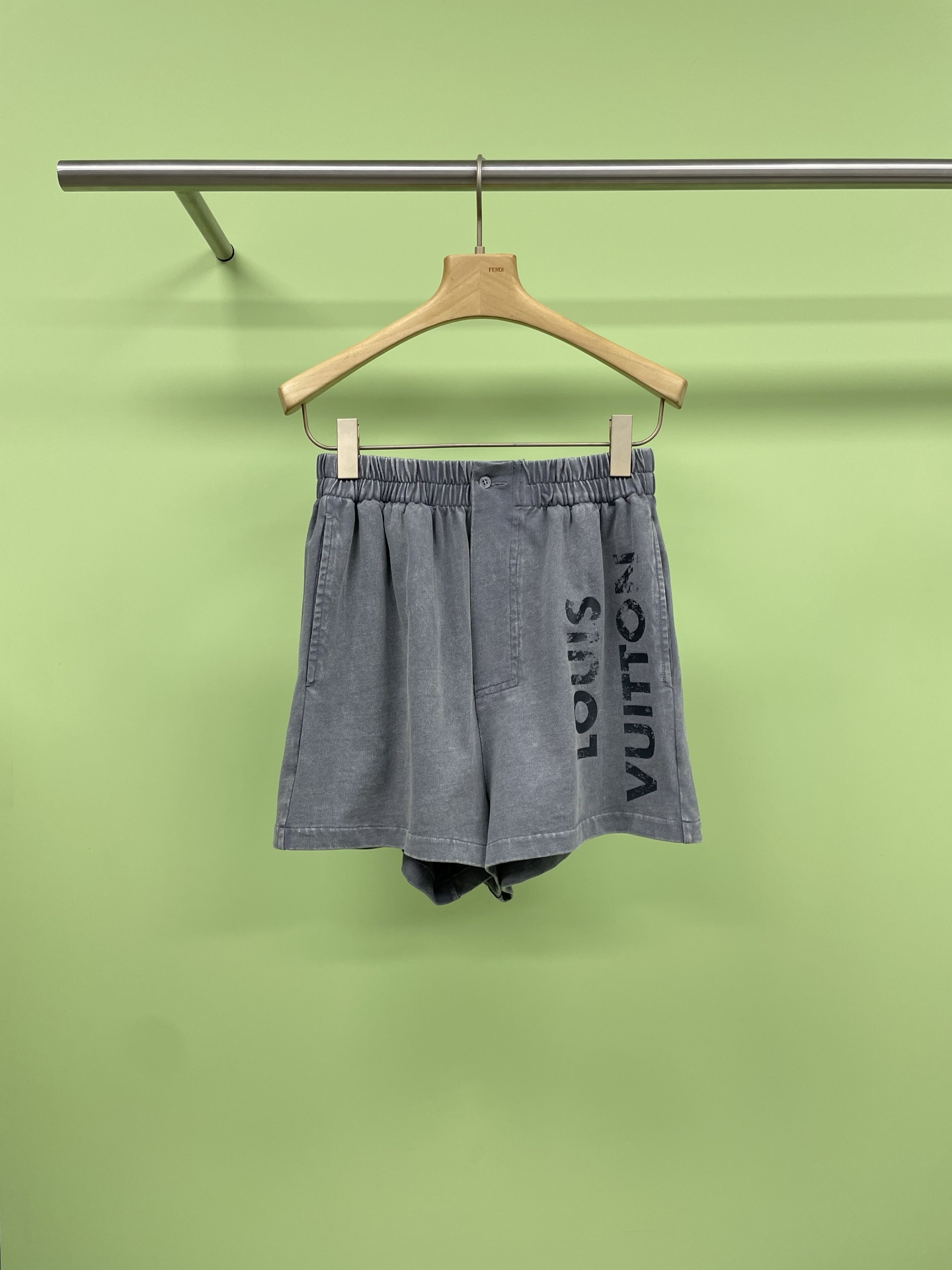 NO:419076,LV2025 spring and summer flight  Mode series wash short sleeve shorts suit, comfortable suit, who doesn't like, all-cotton shorts two-piece casual suit, the best combination of comfort and convenience, a two-piece casual suit suitable for daily life and leisure travel. The suit uses all-cotton fabric, which is soft and comfortable, skin-friendly and breathable. It can provide a comfortable wearing experience whether for sensitive skin or in the hot summer. The short-sleeved top is simple and elegant, and it can show a low-key look whether worn alone or as an inner wear.  Fashionable, suitable for wearing in warm seasons, keeping it refreshing, shorts styles provide you with plenty of room for activity, whether you are resting at home or outdoor activities, you can feel comfortable and comfortable. This is a two-piece set of short-sleeved tops and shorts that solve the troubles of matching and are easy to wear. Whether you are wearing at home or traveling, it is a very ideal choice. Wearing it, no matter where you are, you can relax and enjoy the joy of life.  SML shorts, louis vuitton, shorts, T-shirt, alexander wang19860909LV2025春夏 flight mode系列水洗短袖短裤套装,舒适套装谁不爱,全棉短袖短裤两件套休闲套装,舒适与便利的最佳组合,一款适合日常生活、休闲出行的两件套休闲套装,套装选用全棉面料,柔软舒适,亲肤透气,无论是对于敏感肌肤还是在炎热的夏季,都能提供舒适的穿着体验,短袖上衣设计简约大方,无论是单穿还是作为内搭,都能展现出低调的时尚感,适合在温暖的季节穿着,保持清爽,短裤款式,为你提供了充足的活动空间,无论是在家中休息,还是户外活动,都能让你感到舒适自在,这是一套包含短袖上衣和短裤的两件套,解决了搭配的烦恼,穿着便捷.无论是在家中穿着,还是出门旅行,都是非常理想的选择,穿着它,无论何时何地,都能让你轻松自在,享受生活的快乐. 码数SML 短裤,,louis vuitton,shorts,T-shirt,alexander wang,Women's clothing