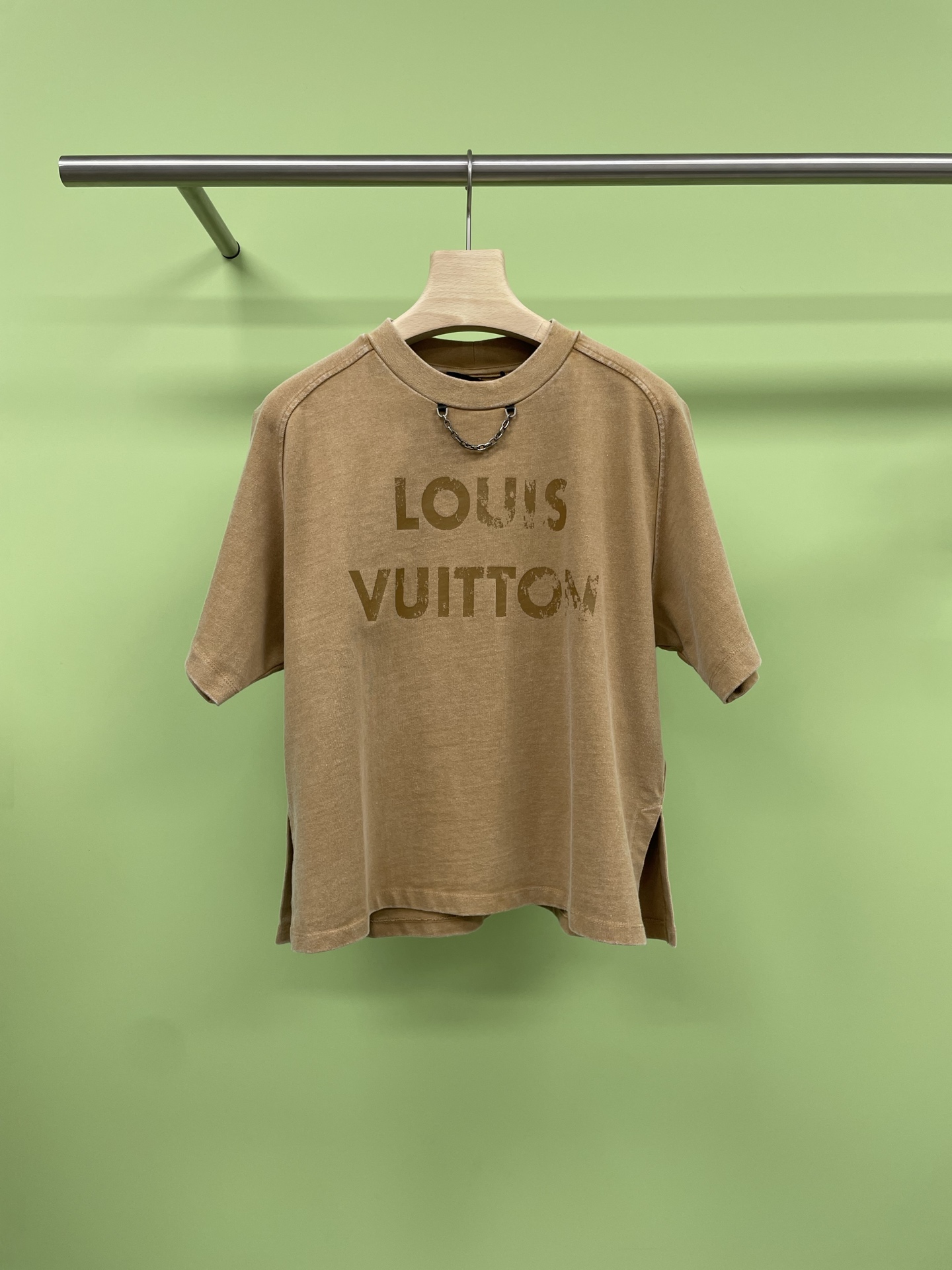 NO:419099,LV2025 spring and summer flight  Mode series wash short sleeve shorts suit, comfortable suit, who doesn't like, all-cotton shorts two-piece casual suit, the best combination of comfort and convenience, a two-piece casual suit suitable for daily life and leisure travel. The suit uses all-cotton fabric, which is soft and comfortable, skin-friendly and breathable. It can provide a comfortable wearing experience whether for sensitive skin or in the hot summer. The short-sleeved top is simple and elegant, and it can show a low-key look whether worn alone or as an inner wear.  Fashionable, suitable for wearing in warm seasons, keeping it refreshing, shorts styles provide you with plenty of room for activity, whether you are resting at home or outdoor activities, you can feel comfortable and comfortable. This is a two-piece set of short-sleeved tops and shorts that solve the troubles of matching and are easy to wear. Whether you are wearing at home or traveling, it is a very ideal choice. Wearing it, no matter where you are, you can relax and enjoy the joy of life.  SML short sleeves, louis vuitton, shorts, T-shirt, alexander wang19860909LV2025春夏 flight mode系列水洗短袖短裤套装,舒适套装谁不爱,全棉短袖短裤两件套休闲套装,舒适与便利的最佳组合,一款适合日常生活、休闲出行的两件套休闲套装,套装选用全棉面料,柔软舒适,亲肤透气,无论是对于敏感肌肤还是在炎热的夏季,都能提供舒适的穿着体验,短袖上衣设计简约大方,无论是单穿还是作为内搭,都能展现出低调的时尚感,适合在温暖的季节穿着,保持清爽,短裤款式,为你提供了充足的活动空间,无论是在家中休息,还是户外活动,都能让你感到舒适自在,这是一套包含短袖上衣和短裤的两件套,解决了搭配的烦恼,穿着便捷.无论是在家中穿着,还是出门旅行,都是非常理想的选择,穿着它,无论何时何地,都能让你轻松自在,享受生活的快乐. 码数SML 短袖,,louis vuitton,shorts,T-shirt,alexander wang,Women's clothing