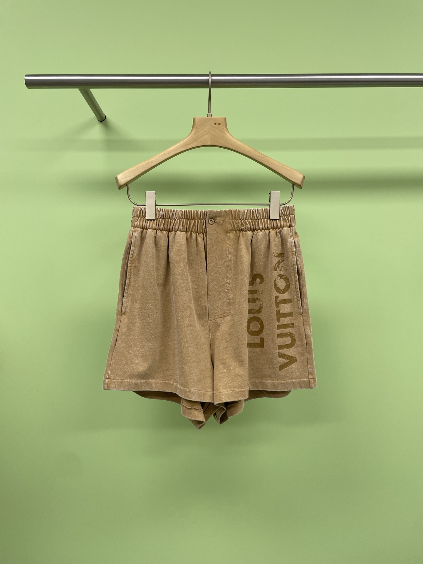 NO:419110,LV2025 spring and summer flight  Mode series wash short sleeve shorts suit, comfortable suit, who doesn't like, all-cotton shorts two-piece casual suit, the best combination of comfort and convenience, a two-piece casual suit suitable for daily life and leisure travel. The suit uses all-cotton fabric, which is soft and comfortable, skin-friendly and breathable. It can provide a comfortable wearing experience whether for sensitive skin or in the hot summer. The short-sleeved top is simple and elegant, and it can show a low-key look whether worn alone or as an inner wear.  Fashionable, suitable for wearing in warm seasons, keeping it refreshing, shorts styles provide you with plenty of room for activity, whether you are resting at home or outdoor activities, you can feel comfortable and comfortable. This is a two-piece set of short-sleeved tops and shorts that solve the troubles of matching and are easy to wear. Whether you are wearing at home or traveling, it is a very ideal choice. Wearing it, no matter where you are, you can relax and enjoy the joy of life.  SML shorts, louis vuitton, shorts, T-shirt, alexander wang19860909LV2025春夏 flight mode系列水洗短袖短裤套装,舒适套装谁不爱,全棉短袖短裤两件套休闲套装,舒适与便利的最佳组合,一款适合日常生活、休闲出行的两件套休闲套装,套装选用全棉面料,柔软舒适,亲肤透气,无论是对于敏感肌肤还是在炎热的夏季,都能提供舒适的穿着体验,短袖上衣设计简约大方,无论是单穿还是作为内搭,都能展现出低调的时尚感,适合在温暖的季节穿着,保持清爽,短裤款式,为你提供了充足的活动空间,无论是在家中休息,还是户外活动,都能让你感到舒适自在,这是一套包含短袖上衣和短裤的两件套,解决了搭配的烦恼,穿着便捷.无论是在家中穿着,还是出门旅行,都是非常理想的选择,穿着它,无论何时何地,都能让你轻松自在,享受生活的快乐. 码数SML 短裤,,louis vuitton,shorts,T-shirt,alexander wang,Women's clothing