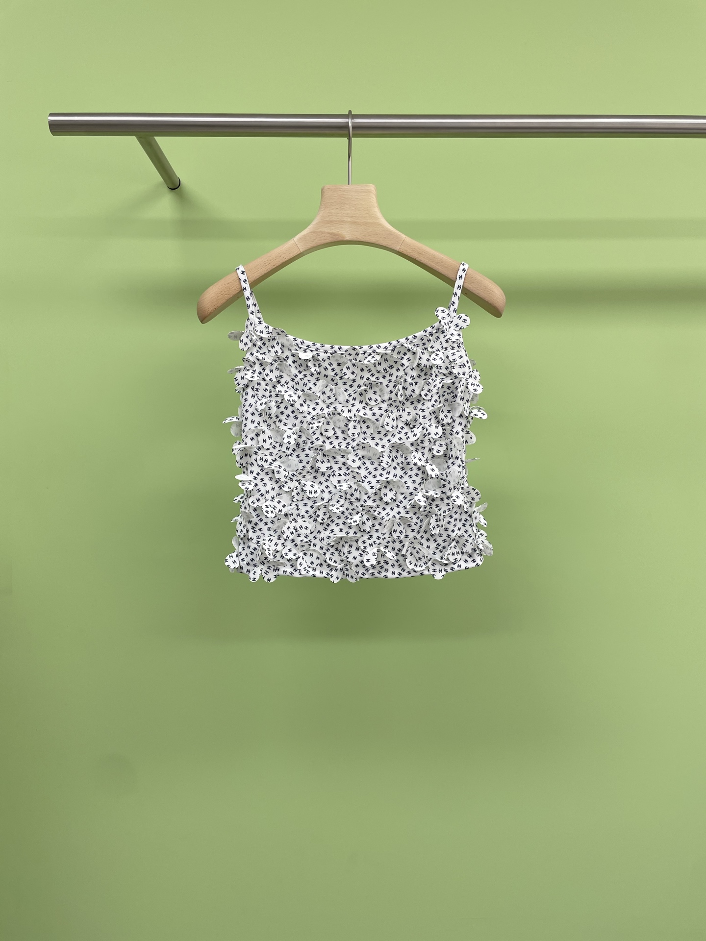 NO:419129,Chanel Chanel 2025 new coco beach black and white full logo double C suspender vest, huge and beautiful Chanel beach series, black and white colors are really sexy, I think white is very ladylike and gentle, the black and white polka dot petal design is simply beautiful, plus the full print double C  Logo print is a must-have for Chanel fans. This vest is a halter neck strap design. The V-neck design makes it look super slim, and the backless part is even more sexy. When you wear it, you feel like you have instantly transformed into a French-style fairy. The H-shaped skirt is very inclusive to your figure. Whether you have a pear-shaped body or an apple-shaped body, you can easily control it. Moreover, the length of this skirt is just right, which can lengthen the legs well, making the whole person look taller. What makes me most excited is that the small floral elements on this vest are simply a perfect interpretation of the sense of vacation. When you wear it, whether you go to the beach or the mountain to have a vacation, you can become the most eye-catching one among the crowd. SML, chanel, chanel, skirts, alexander wang19860909Chanel香奈儿2025新款 coco beach黑白满logo双c吊带背心,巨巨巨好看的香奈儿沙滩系列,黑白两色真的好性感,白色我觉得很淑女温柔,黑白波点花瓣的设计,简直是美到窒息,再加上满印的双C logo印花,简直是Chanel迷的必备款,这款背心是挂脖绑带的设计,V领的设计超级显瘦,而且露背的部分更是性感加分,穿上它,感觉自己瞬间变身成为了法式风情的小仙女,搭配的H版型半裙,对身材有很好的包容性,无论你是梨形身材还是苹果型身材,都能轻松驾驭,而且这款半裙的长度也刚刚好,能够很好地拉长腿部线条,显得整个人更加高挑,最让我心动的是,这款背心上的小碎花元素,简直是度假感的完美诠释,穿上它,无论是去海边还是山间度假,都能让你成为人群中最亮眼的那一个. 码数SML,,chanel,chanel,skirts,alexander wang,Women's clothing