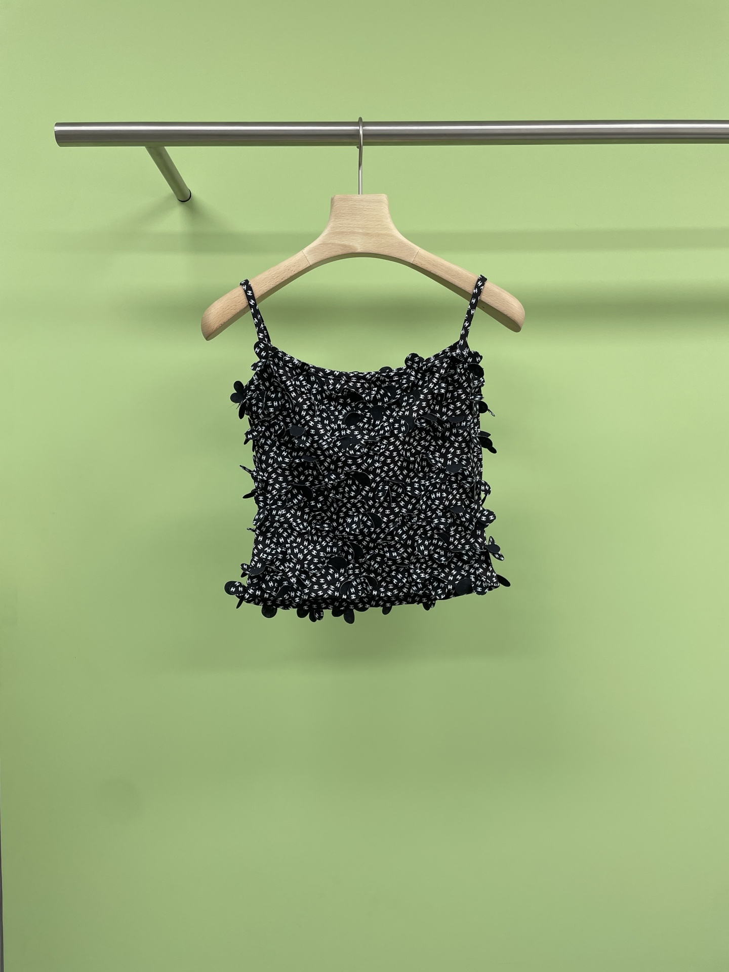 NO:419149,Chanel Chanel 2025 new coco beach black and white full logo double C suspender vest, huge and beautiful Chanel beach series, black and white colors are really sexy, I think white is very ladylike and gentle, the black and white polka dot petal design is simply beautiful, plus the full print double C  Logo print is a must-have for Chanel fans. This vest is a halter neck strap design. The V-neck design makes it look super slim, and the backless part is even more sexy. When you wear it, you feel like you have instantly transformed into a French-style fairy. The H-shaped skirt is very inclusive to your figure. Whether you have a pear-shaped body or an apple-shaped body, you can easily control it. Moreover, the length of this skirt is just right, which can lengthen the legs well, making the whole person look taller. What makes me most excited is that the small floral elements on this vest are simply a perfect interpretation of the sense of vacation. When you wear it, whether you go to the beach or the mountain to have a vacation, you can become the most eye-catching one among the crowd. SML, chanel, chanel, skirts, alexander wang19860909Chanel香奈儿2025新款 coco beach黑白满logo双c吊带背心,巨巨巨好看的香奈儿沙滩系列,黑白两色真的好性感,白色我觉得很淑女温柔,黑白波点花瓣的设计,简直是美到窒息,再加上满印的双C logo印花,简直是Chanel迷的必备款,这款背心是挂脖绑带的设计,V领的设计超级显瘦,而且露背的部分更是性感加分,穿上它,感觉自己瞬间变身成为了法式风情的小仙女,搭配的H版型半裙,对身材有很好的包容性,无论你是梨形身材还是苹果型身材,都能轻松驾驭,而且这款半裙的长度也刚刚好,能够很好地拉长腿部线条,显得整个人更加高挑,最让我心动的是,这款背心上的小碎花元素,简直是度假感的完美诠释,穿上它,无论是去海边还是山间度假,都能让你成为人群中最亮眼的那一个. 码数SML,,chanel,chanel,skirts,alexander wang,Women's clothing