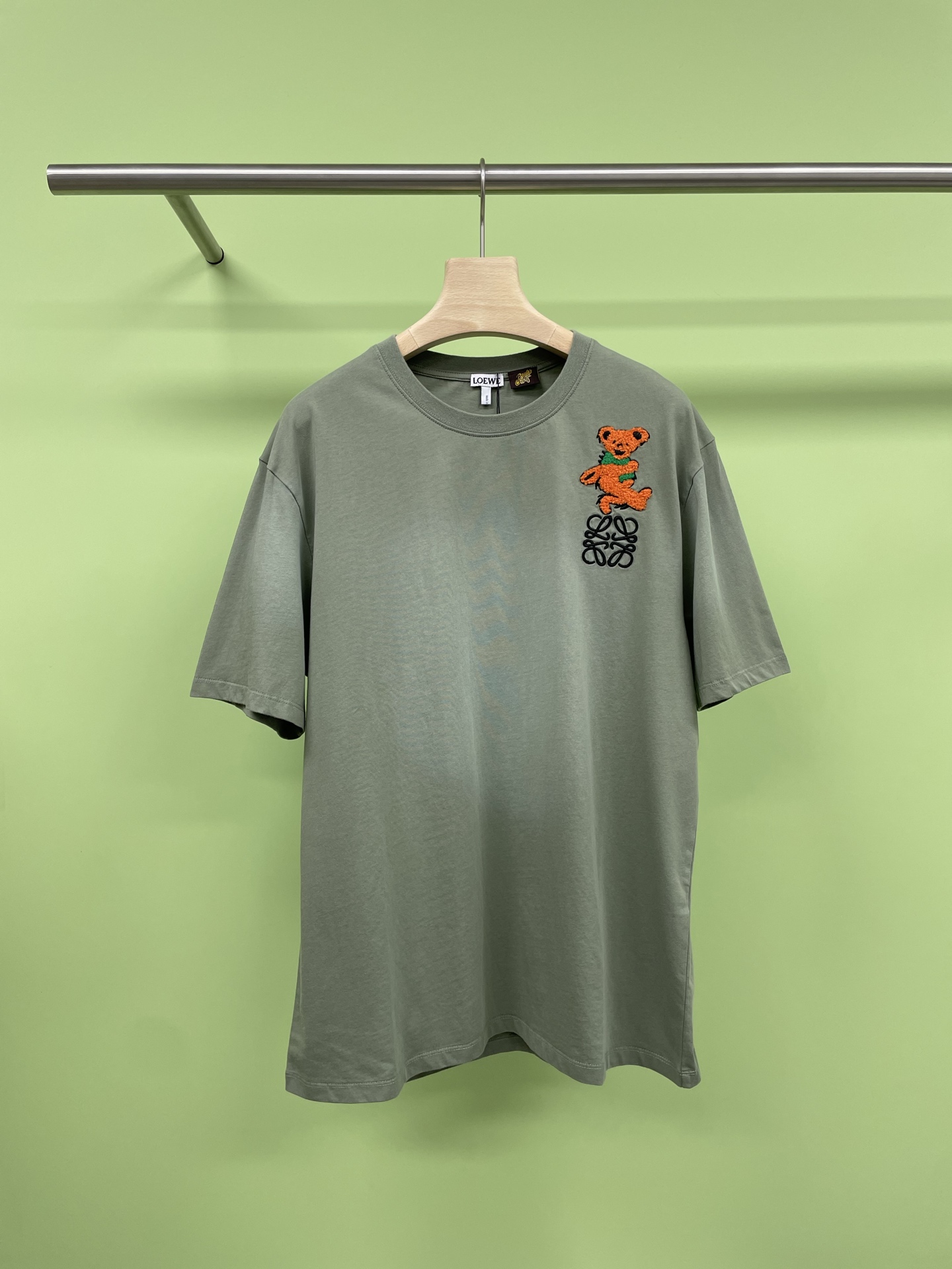 NO:422128,LOEWE 2025 Spring and Summer Paula's Limited Series T-shirts, The Grateful was questioned  The color of the Dead band series is super rice washed and used in old green, which looks white. There is an embroidered bear on the chest, full of childlike fun, fresh and versatile green short sleeves. This short T is worn in summer, and it feels cool and enhancing the temperament. The green chubby is fresh and energetic. It is also my favorite oversize style. It is wide and loose and comfortable to wear, without any restraint. It looks slim and covers the small flesh. The embroidery design on the chest is simple and not simple. It is very good to wear alone or layer as an inner layer. The upper body effect is super amazing and it shows temperament. The loose style looks good no matter how you match it. Jeans, casual pants, shorts are not stuck. The fabric is also pure cotton. It uses combed cotton technology. Babies who pursue texture are at ease.  SML, loewe, loewe, versace, shorts, jeans, T-shirt, tees, t-shirt, alexander wang19860909LOEWE 罗意威2025春夏Paula's限定系列T恤,被问爆的The Grateful Dead乐队系列颜色是超级米的水洗做旧绿色,显白王者,胸口处有一个刺绣的小熊,充满童趣感,清新又百搭的绿色短袖,这件短T夏天穿敲爽的,穿上身感觉降温又提气质,而且绿色尊嘟是清新又有活力感,也是我喜欢的oversize版型,宽宽松松的穿起来敲舒服的,也没有一点束缚感,显瘦还遮小肉肉,胸口的刺绣设计简约又不简单,单穿或者叠穿当内搭都是非常不错的选择,上身效果超惊艳,特别显气质,宽松版型怎么搭都好看,牛仔裤休闲裤短裤通通不踩坑,面料也是纯棉的,采用了精梳棉工艺,追求质感的宝宝放心入. 码数SML,,loewe,loewe,versace,shorts,jeans,T-shirt,tees，t-shirt,alexander wang,Women's clothing