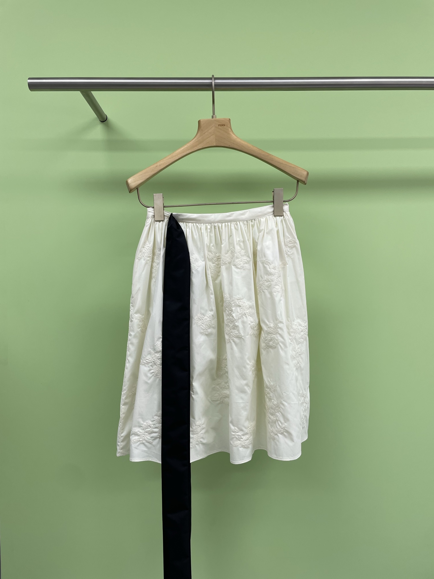 NO:422168,MiuMiu2025 Gentle Heavy Industry Summer Monsoon Women's Lace-Embroidered Jacquard Skirt, whose 'White Moonlight' embroidered skirt is? I would like to call it the panacea in the closet, which will never go out of time and spring directly conceal the gods. The A-line umbrella skirt is lined, which makes it look slim and covers the hips, and is elegant and light. The heavy industry embossed embroidery outlines the wave shape, and the exquisite craftsmanship adds the breathing feeling of the clothes. High-end customized three-dimensional embroidery flowers are three-dimensional embroidered on the fabric. Each small flower is three-dimensional embroidered on the fabric. The seam is cleverly used as the center of the flower to set each flower on the fabric. The petals are still flying and blooming vividly. Combined with the heavy industry hollowing + embroidery technology, the fabric is all cotton and has a high degree of precision. White is innocent and light  A-shaped skirt with loose fried chicken makes her legs look thin and versatile. She can wear a short sleeve for spring, autumn and summer. She can wear a skirt that is often versatile, which can be ladies and casual. SML, miumiu, skirts, T-shirts, alexander wang19860909MiuMiu2025温柔重工夏季风女装系带刺绣提花半身裙,是谁的“白月光”刺绣半裙,我愿称之为衣橱里的万金油,永不过时春天直接封神,A字伞裙有内衬,显瘦遮胯,飘逸轻盈,重工的浮雕刺绣,勾勒波浪造型,精致的工艺感,增加了衣服的呼吸感,高端定制的立体绣花,上面是一朵朵立体刺绣小花,很重工每一朵小花都是立体的绣在面料上缝线巧妙的用作花心把每一朵花花定在面料上,花瓣还是翻飞的翩解然开的好生动,结合重工镂空+刺绣工艺,面料是全棉的精致度也很高,白色纯真、轻灵 A型裙型松松的炒鸡显腿细,非常的显瘦百搭,随便配个短袖就足够清爽好看,可以穿春秋夏三季的半身裙,灰常百搭的一条半裙,可淑女可休闲. 码数SML,,miumiu,skirts,T-shirt,alexander wang,Women's clothing