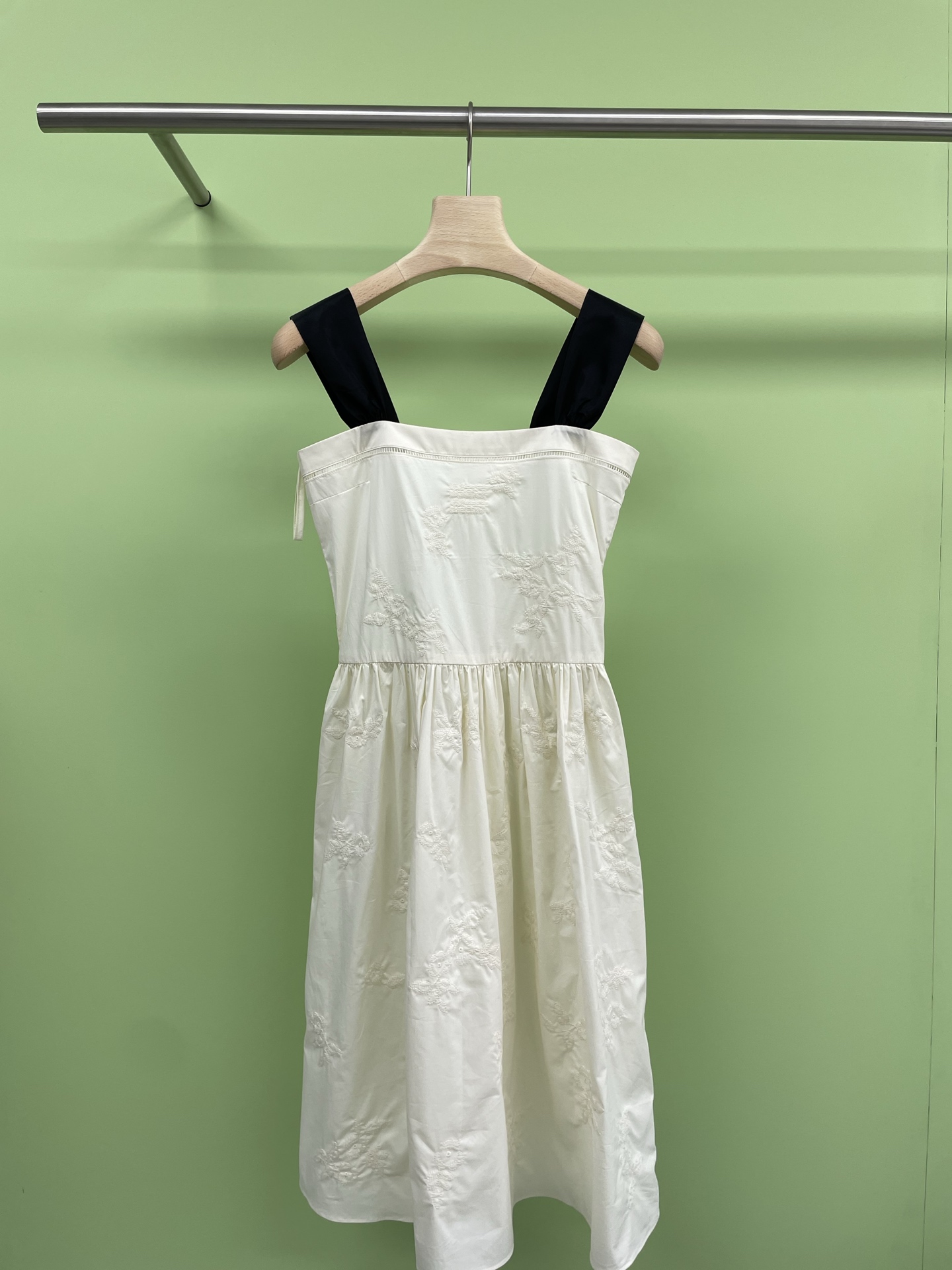 NO:422193,MiuMiu2025 Gentle Heavy Industry Summer Monsoon Women's Strap Embroidery Jacquard Dress, whose 'White Moonlight' embroidered dress, I would like to call it the universal oil in the closet, which will never go out of time, spring will be directly conquered, it will look slim and cover the hips, and it will be elegant and light. Heavy Industry's relief embroidery outlines the wave shape, and the exquisite craftsmanship adds the breathing feeling of the clothes. High-end customized three-dimensional embroidery, with three-dimensional embroidery flowers on top, which is very heavy industry. Each small flower is three-dimensional embroidered on the fabric. The seam is cleverly used as the center of the flower to fix each flower on the fabric. The petals are still flying and blooming very vividly. Combined with the heavy industry hollowing + embroidery technology, the fabric is full of cotton and has a high degree of precision. White is innocent and light  A-shaped skirt with loose fried chicken makes her legs look thin and versatile. It is easy to wear a short sleeve to look refreshing and beautiful. You can wear a dress from spring, autumn and summer. A dress that is often versatile, which can be ladies and casual. SML, miumiu, skirts, T-shirts, alexander wang19860909MiuMiu2025温柔重工夏季风女装背带刺绣提花连衣裙,是谁的“白月光”刺绣连衣裙,我愿称之为衣橱里的万金油,永不过时春天直接封神,显瘦遮胯,飘逸轻盈,重工的浮雕刺绣,勾勒波浪造型,精致的工艺感,增加了衣服的呼吸感,高端定制的立体绣花,上面是一朵朵立体刺绣小花,很重工每一朵小花都是立体的绣在面料上缝线巧妙的用作花心把每一朵花花定在面料上,花瓣还是翻飞的翩解然开的好生动,结合重工镂空+刺绣工艺,面料是全棉的精致度也很高,白色纯真、轻灵 A型裙型松松的炒鸡显腿细,非常的显瘦百搭,随便配个短袖就足够清爽好看,可以穿春秋夏三季的连衣裙,灰常百搭的一条裙子,可淑女可休闲. 码数SML,,miumiu,skirts,T-shirt,alexander wang,Women's clothing