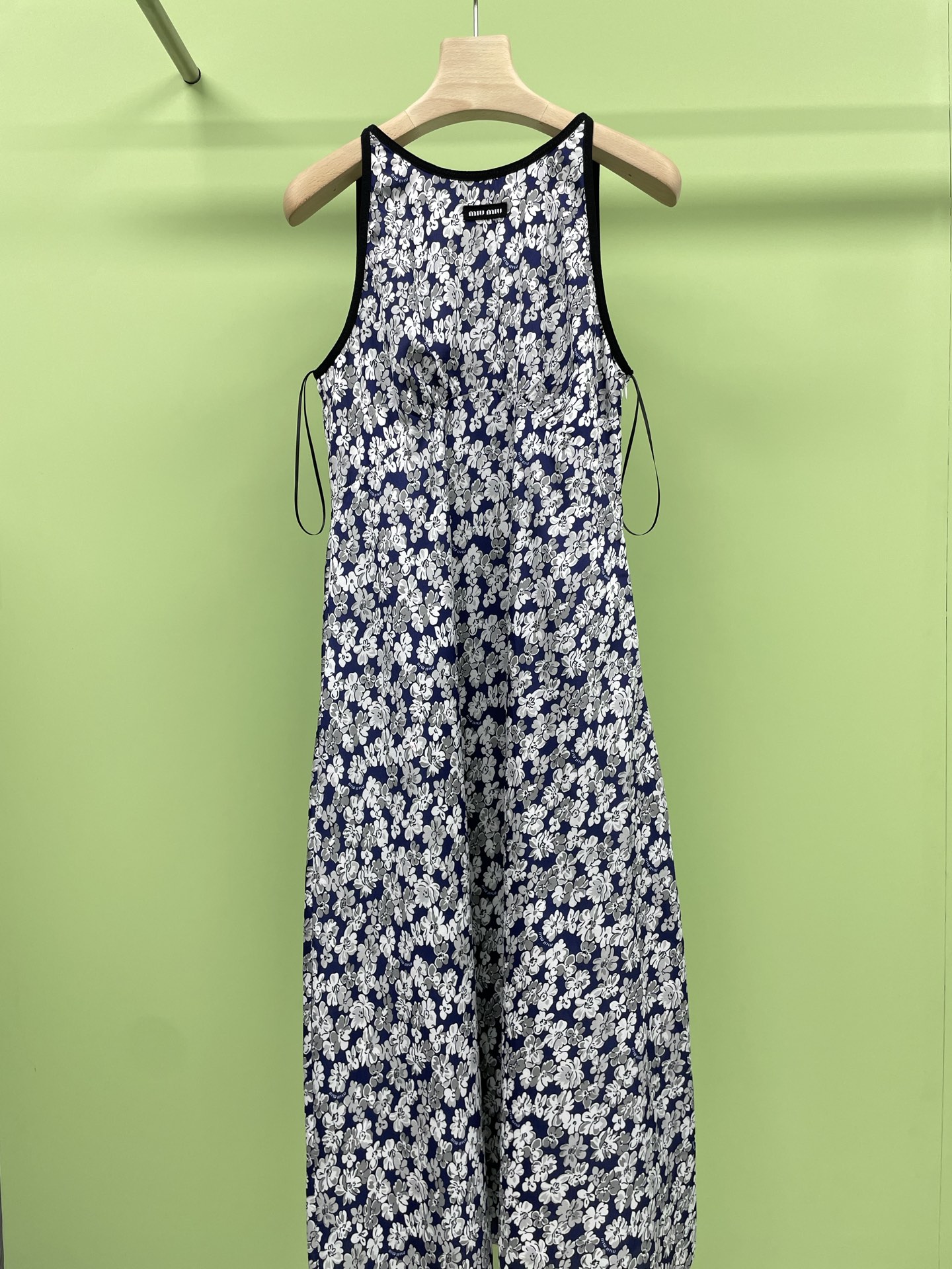 NO:422213,MiuMiu2025 spring and summer new halter neck sling contrasting color floral long skirt, retro and beautiful Chinese floral skirt, creating a French romantic atmosphere, curly hair + red lips + small florals, Hong Kong style temperament and retro accent, with an indescribable sense of elegance and high-end. The blue floral skirt is blue and can't stay blue in summer, God~ French tea break blue florals just understand the heart of girls. Wearing it is like walking into  In Monet's garden, the floral patterns are romantic and unique. The design of the suspender vest perfectly shows the exquisite collarbone and beautiful shoulder lines. Who is not moved by this? The details of the waist tilt are really considerate. Not only does it look slimming, but it also makes the waist look so full. When you put it on it, you can walk on the beach. The breeze blows, the skirt is light and the holiday atmosphere is filled directly. Who can not love this small skirt with age-reducing temperament and romantic temperament?  SML, miumiu, skirts, alexander wang19860909MiuMiu2025春夏新款挂脖吊带撞色边碎花长裙,复古又好看的中式碎花裙,营造法式浪漫氛围卷发+红唇+小碎花,港风气质与复古腔调的完美并行,有种无法言喻的优雅高级感,蓝色碎花裙是蓝也蓝不住的夏天吖,老天爷～法式茶歇蓝色小碎花简直太懂女孩子的心了,穿上它,就像走进了莫奈的花园,碎花图案浪漫又别致,吊带背心的设计,把精致锁骨和优美肩线完美展现,这谁看了不心动呀,收腰的细节真的太贴心了,不仅显瘦,还把腰肢衬托得盈盈一握,身材曲线瞬间拉满,穿上它漫步沙滩,微风拂过,裙摆轻扬,度假氛围感直接拉满,这气质减龄又浪漫的小裙子谁能不爱啊. 码数SML,,miumiu,skirts,alexander wang,Women's clothing