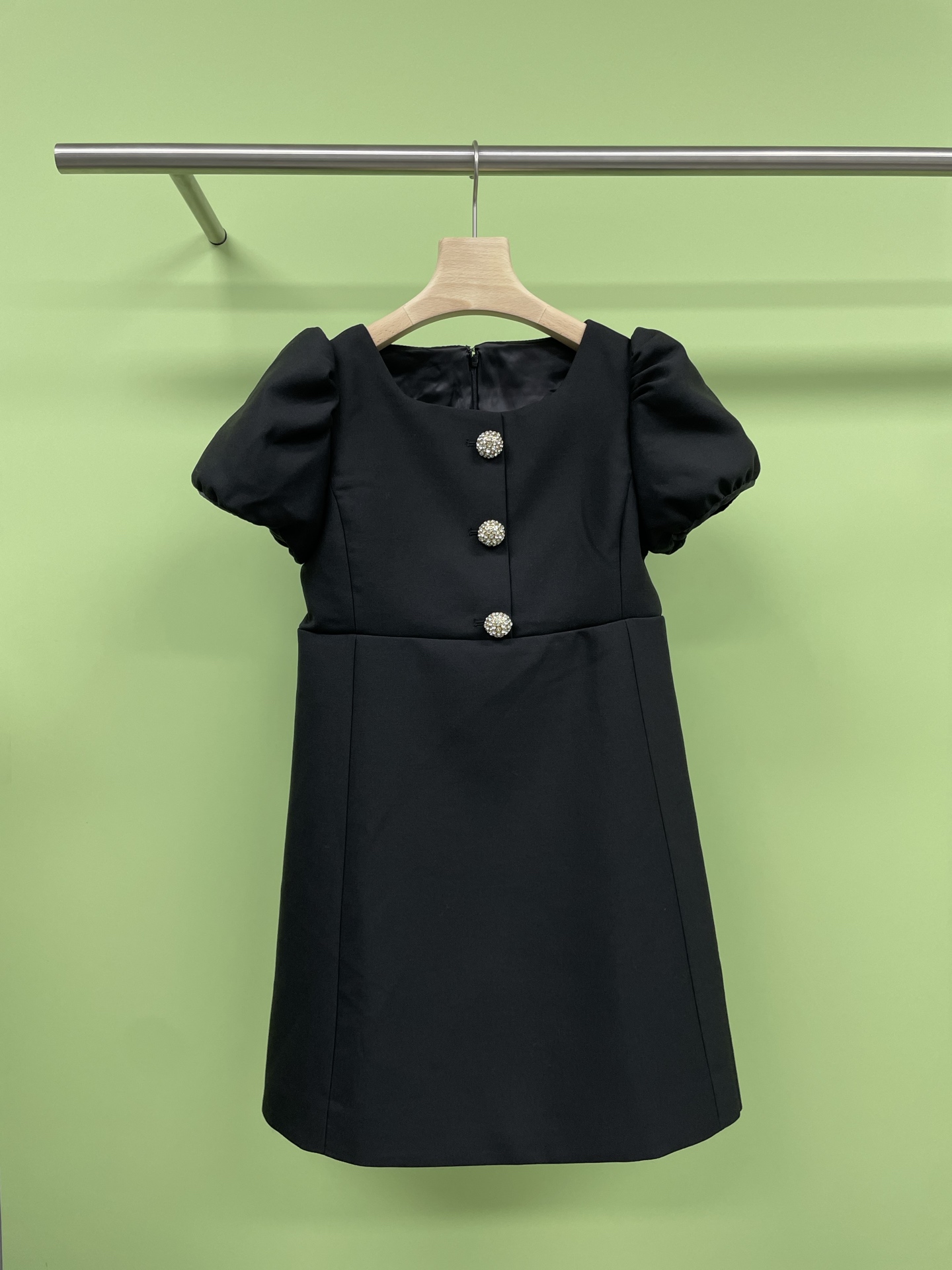 NO:422129,Celine 2025 spring and summer new Song Zuer's black U-neck dress, the elegant must-have style is coming, and wants to be the focus?  Try this brand's puff sleeve black skirt with exquisite U-neck design and short cut with heroine style to immediately enhance your temperament and make you look noble and elegant. It is suitable for all occasions. Whether it is a date, a party or a job, it can make you confident and become the focus of attention. This dress uses high-end silk wool fabric, which is comfortable and close to the body, making you look so comfortable and charming in any occasion. Come and try it, make this dress a must-have in your closet, ready to meet new challenges and opportunities at any time., celine, skirts, real silk, alexander wang19860909Celine2025春夏新款宋祖儿同款黑色U领连衣裙,优雅必备款秋季来临想要成为焦点？试试这款品牌同款的泡泡袖小黑裙吧,精致的U领设计,搭配女主风短款剪裁,立马提升你的气质,让你看起来高贵典雅,适合各种场合,无论是约会、聚会还是工作,都能让你自信满满,成为众人瞩目的焦点,这款连衣裙采用高级真丝羊毛面料,剪裁舒适贴身,让你在任何场合都显得那么自在,那么迷人,快来试试吧,让这款连衣裙成为你衣橱里的必备品,随时准备迎接新的挑战和机遇.,,celine,skirts,real silk,alexander wang,Women's clothing