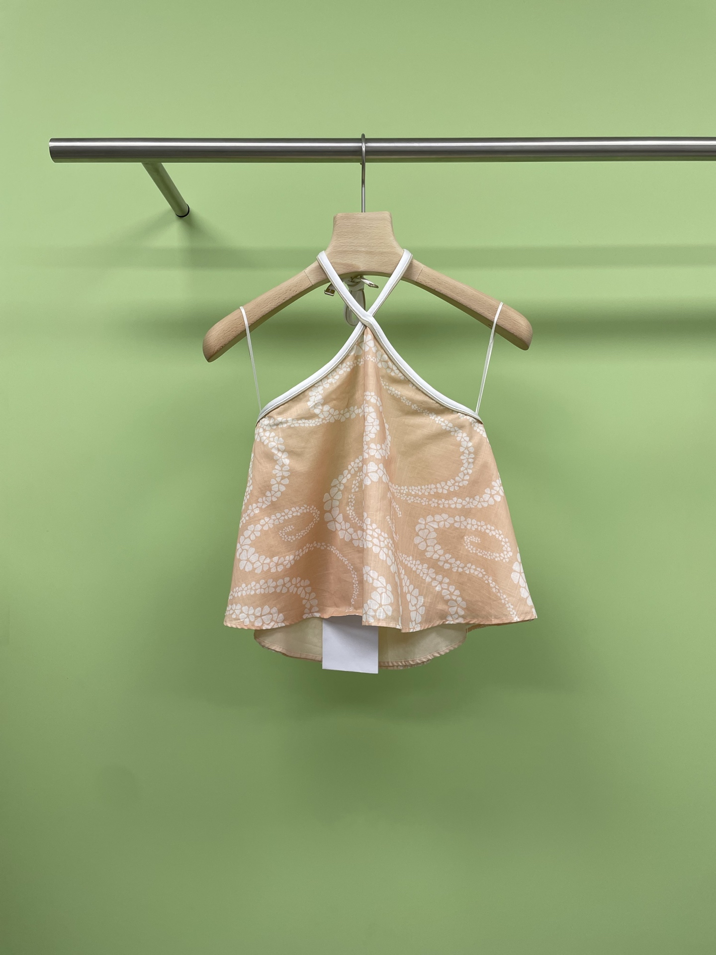 NO:422146,Chanel 2025 spring and summer new holiday style design neck vest, summer French style, starts with a small suspender with a full design sense. This neck vest, unique Hong Kong style print, is both daily and niche, and easily matches it with a high-end feel. Whether it is vacation or daily, it is your best choice. The style of the neck halter reveals a beautiful shoulder and neck line, and it is a little sexy, and has a very design sense. The fabric is thin and breathable, so it will not be stuffy in summer. Paired with shorts or wide-leg pants, it adds a casual and unruly feeling. Walking with style, the whole outfit is suitable for various summer travel scenes, music festivals, camping or citywalk can be easily controlled, and taking photos can also be made into a huge film. Just take photos and you will be a blockbuster with the atmosphere. SML, chanel, shorts, alexander wang19860909Chanel2025春夏新款度假风设计感挂脖背心,夏日的法式风情,从一件设计感十足的小吊带开始,这款挂脖背心,独特的港风印花,既日常又不失小众感,轻松搭配出高级感,无论是度假还是日常,都是你的最佳选择,挂脖的款式露出漂亮肩颈线,又带点小性感,很有设计感,而且面料轻薄透气,夏天穿完全不会闷,搭配短裤或者阔腿裤,增添了随性不羁的感觉,走路带风,整套穿搭适配各种夏季出游场景,音乐节、露营还是citywalk都能轻松拿捏,拍照也巨出片,随便一拍就是氛围感大片. 码数SML,,chanel,shorts,alexander wang,Women's clothing