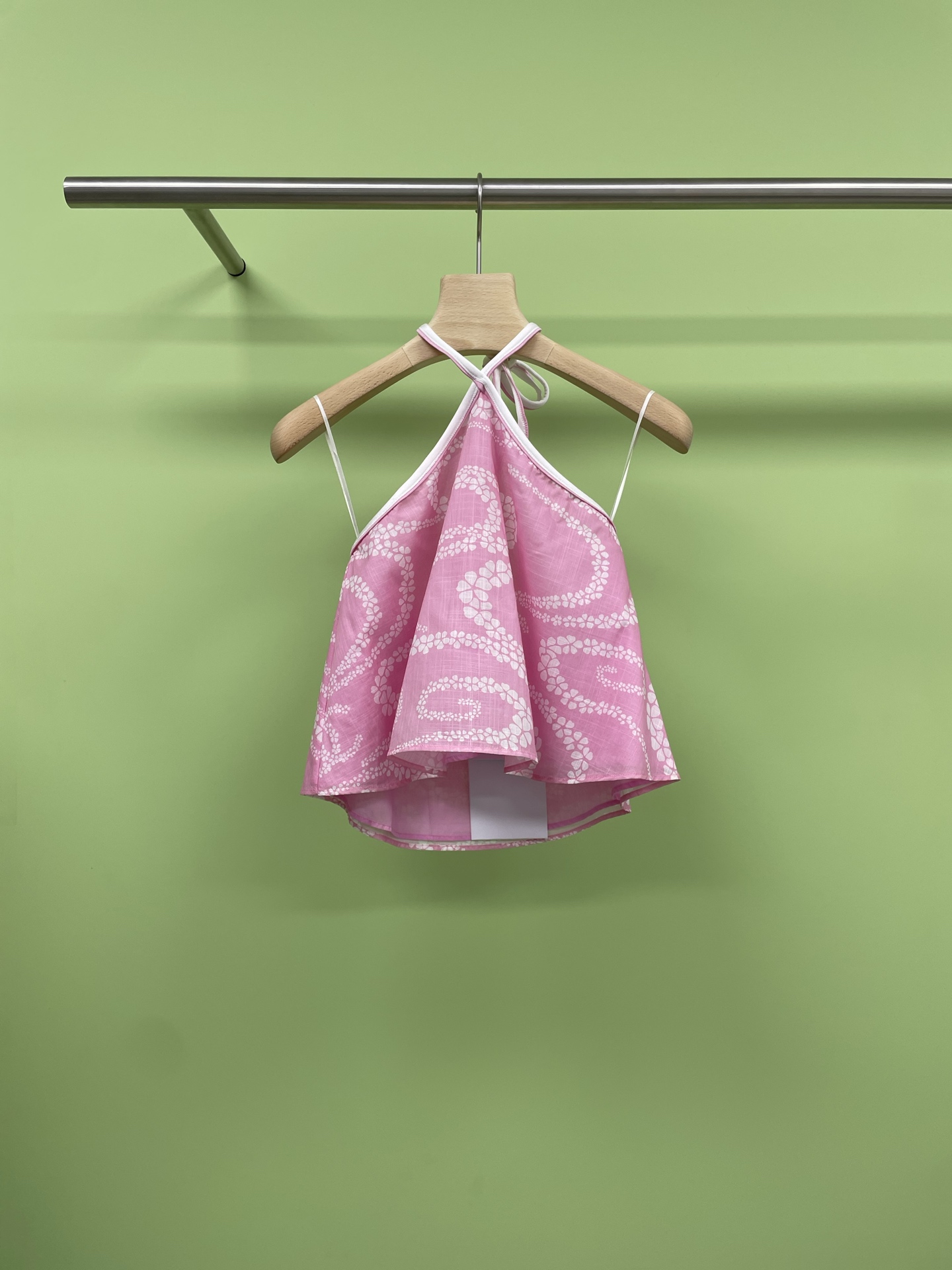 NO:422167,Chanel 2025 spring and summer new holiday style design neck vest, summer French style, starts with a small suspender with a full design sense. This neck vest, unique Hong Kong style print, is both daily and niche, and easily matches it with a high-end feel. Whether it is vacation or daily, it is your best choice. The style of the neck halter reveals a beautiful shoulder and neck line, and it is a little sexy, and has a very design sense. The fabric is thin and breathable, so it will not be stuffy in summer. Paired with shorts or wide-leg pants, it adds a casual and unruly feeling. Walking with style, the whole outfit is suitable for various summer travel scenes, music festivals, camping or citywalk can be easily controlled, and taking photos can also be made into a huge film. Just take photos and you will be a blockbuster with the atmosphere. SML, chanel, shorts, alexander wang19860909Chanel2025春夏新款度假风设计感挂脖背心,夏日的法式风情,从一件设计感十足的小吊带开始,这款挂脖背心,独特的港风印花,既日常又不失小众感,轻松搭配出高级感,无论是度假还是日常,都是你的最佳选择,挂脖的款式露出漂亮肩颈线,又带点小性感,很有设计感,而且面料轻薄透气,夏天穿完全不会闷,搭配短裤或者阔腿裤,增添了随性不羁的感觉,走路带风,整套穿搭适配各种夏季出游场景,音乐节、露营还是citywalk都能轻松拿捏,拍照也巨出片,随便一拍就是氛围感大片. 码数SML,,chanel,shorts,alexander wang,Women's clothing