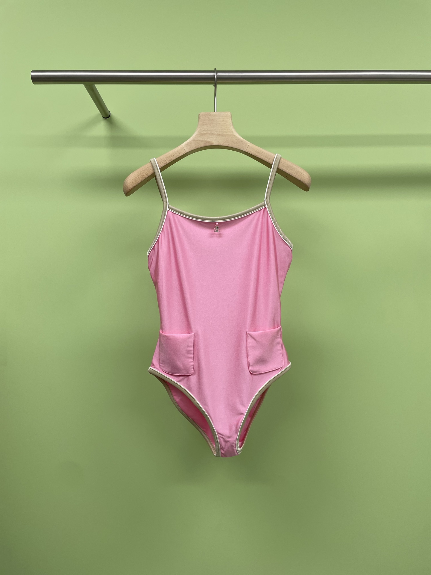 NO:422211,Chanel 2025 spring and summer new contrasting colored waist-hugging swimsuit, swimsuits show exclusive high-end feeling, vacation countdown, this wave of swimsuits allows you to get from the pool to the beach, fashionable and trendy three-dimensional tailoring and contrasting colored edge design, easily outline the perfect curve, high elastic fabric closes the body, plays with water without restraint, slim function, high waist design hides the belly, has long legs in minutes, small letters on the chest, double Clogo, stretches the exquisite feeling, slim but not slim, fits the curve, reveals the figure, two thin shoulder straps, revealing the right-angle shoulders and collarbone, and locks it directly after trying it on, wear it on the swimming pool and the beach, and the cool beauty atmosphere is steadily grasped. SML, chanel, swimsuits, alexander wang19860909Chanel2025春夏新款撞色边收腰泳衣,泳衣穿出专属高级感,度假倒计时,这波泳衣让你从泳池美到海边,时尚潮流款立体剪裁加撞色边设计,轻松勾勒完美曲线,高弹面料贴身不勒,放肆玩水无束缚,显瘦功能款,高腰设计藏住小肚子,分分钟拥有大长腿,胸前小字母双Clogo,把精致感拉满,修身但不勒肉,贴合曲线超显身材,肩带细细两条,露出直角肩和锁骨,纯欲感拉满试穿完直接锁死,泳池 、海边穿它,清冷美人氛围稳稳拿捏. 码数SML,,chanel,swimsuits,alexander wang,Women's clothing