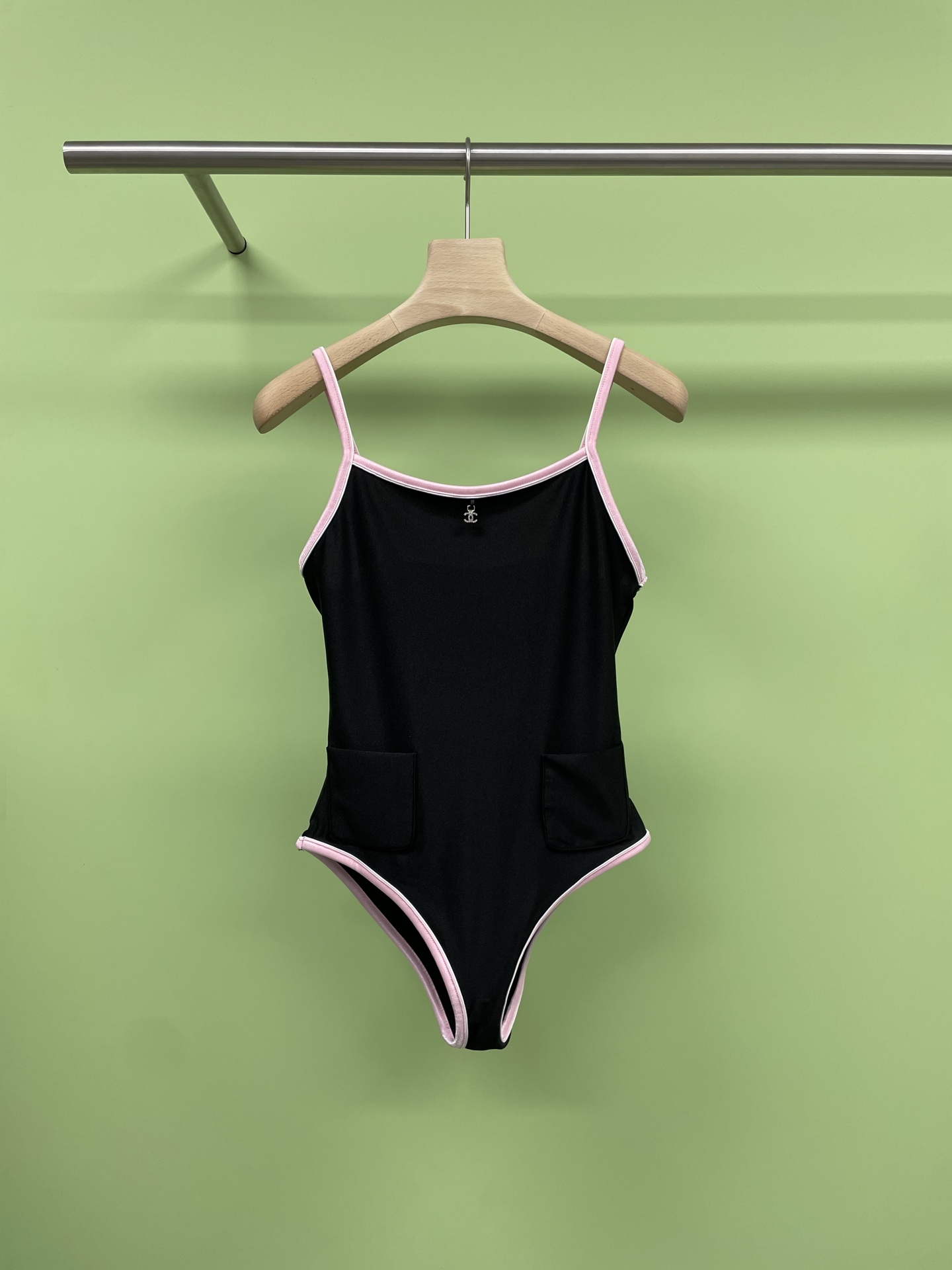 NO:422192,Chanel 2025 spring and summer new contrasting colored waist-hugging swimsuit, swimsuits show exclusive high-end feeling, vacation countdown, this wave of swimsuits allows you to get from the pool to the beach, fashionable and trendy three-dimensional tailoring and contrasting colored edge design, easily outline the perfect curve, high elastic fabric closes the body, plays with water without restraint, slim function, high waist design hides the belly, has long legs in minutes, small letters on the chest, double Clogo, stretches the exquisite feeling, slim but not slim, fits the curve, reveals the figure, two thin shoulder straps, revealing the right-angle shoulders and collarbone, and locks it directly after trying it on, wear it on the swimming pool and the beach, and the cool beauty atmosphere is steadily grasped. SML, chanel, swimsuits, alexander wang19860909Chanel2025春夏新款撞色边收腰泳衣,泳衣穿出专属高级感,度假倒计时,这波泳衣让你从泳池美到海边,时尚潮流款立体剪裁加撞色边设计,轻松勾勒完美曲线,高弹面料贴身不勒,放肆玩水无束缚,显瘦功能款,高腰设计藏住小肚子,分分钟拥有大长腿,胸前小字母双Clogo,把精致感拉满,修身但不勒肉,贴合曲线超显身材,肩带细细两条,露出直角肩和锁骨,纯欲感拉满试穿完直接锁死,泳池 、海边穿它,清冷美人氛围稳稳拿捏. 码数SML,,chanel,swimsuits,alexander wang,Women's clothing