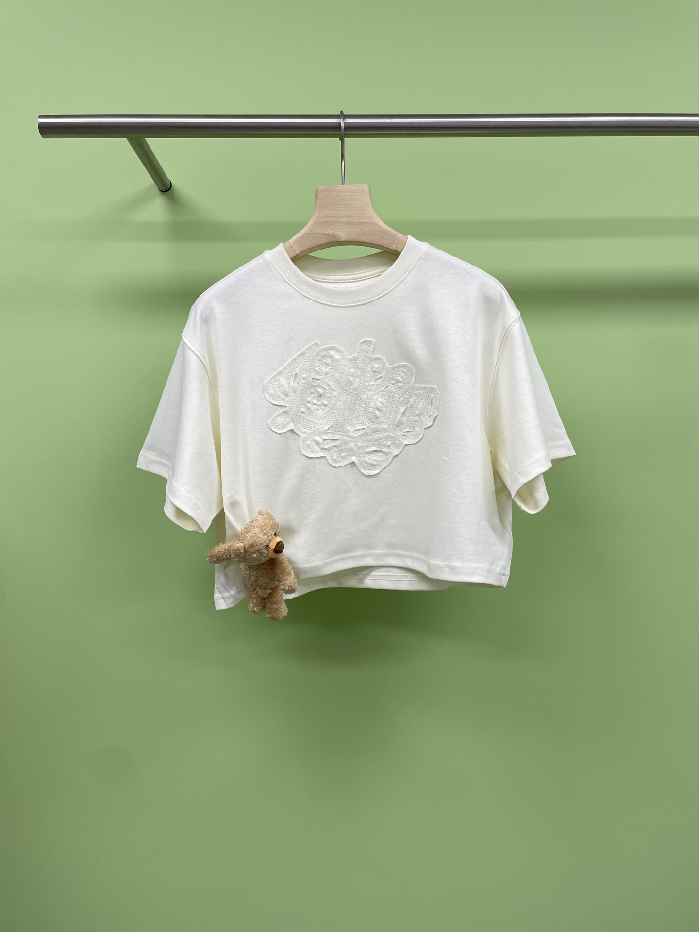 NO:422226,13DEMARZO Spring 2025 new short-sleeved T-shirt doll patch embroidered pleated top, the T-shirt offers soft beige and pink choices, the lace pattern design on the chest shows a sweet girlish style, exquisite detailing, adding a touch of high-end feeling, using comfortable fabrics, soft and skin-friendly, and good breathability. It is suitable for daily wear. Whether it is matched with jeans or short skirts, it can easily create a sweet style. Explore more sweet possibilities, start with this lace T-shirt. SML, skirts, jeans, T-shirt, tees, t-shirt, alexander wang1986090913DEMARZO 2025春季新款短袖T恤玩偶贴布刺绣抽褶上衣,款T恤提供柔和的米白和粉色选择,胸前的蕾丝图案设计,展现出甜美的少女风格,精致的细节处理,增添了一丝高级感,采用舒适面料,柔软亲肤,透气性好,适合日常穿着,无论是搭配牛仔裤还是短裙,都能轻松打造出甜美风格.探索更多甜美可能,就从这件蕾丝T恤开始. 码数SML,,skirts,jeans,T-shirt,tees，t-shirt,alexander wang,Women's clothing