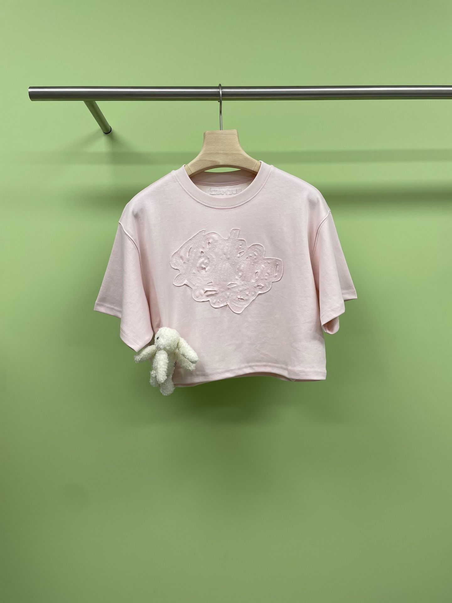 NO:422245,13DEMARZO Spring 2025 new short-sleeved T-shirt doll patch embroidered pleated top, the T-shirt offers soft beige and pink choices, the lace pattern design on the chest shows a sweet girlish style, exquisite detailing, adding a touch of high-end feeling, using comfortable fabrics, soft and skin-friendly, and good breathability. It is suitable for daily wear. Whether it is matched with jeans or short skirts, it can easily create a sweet style. Explore more sweet possibilities, start with this lace T-shirt. SML, skirts, jeans, T-shirt, tees, t-shirt, alexander wang1986090913DEMARZO 2025春季新款短袖T恤玩偶贴布刺绣抽褶上衣,款T恤提供柔和的米白和粉色选择,胸前的蕾丝图案设计,展现出甜美的少女风格,精致的细节处理,增添了一丝高级感,采用舒适面料,柔软亲肤,透气性好,适合日常穿着,无论是搭配牛仔裤还是短裙,都能轻松打造出甜美风格.探索更多甜美可能,就从这件蕾丝T恤开始. 码数SML,,skirts,jeans,T-shirt,tees，t-shirt,alexander wang,Women's clothing
