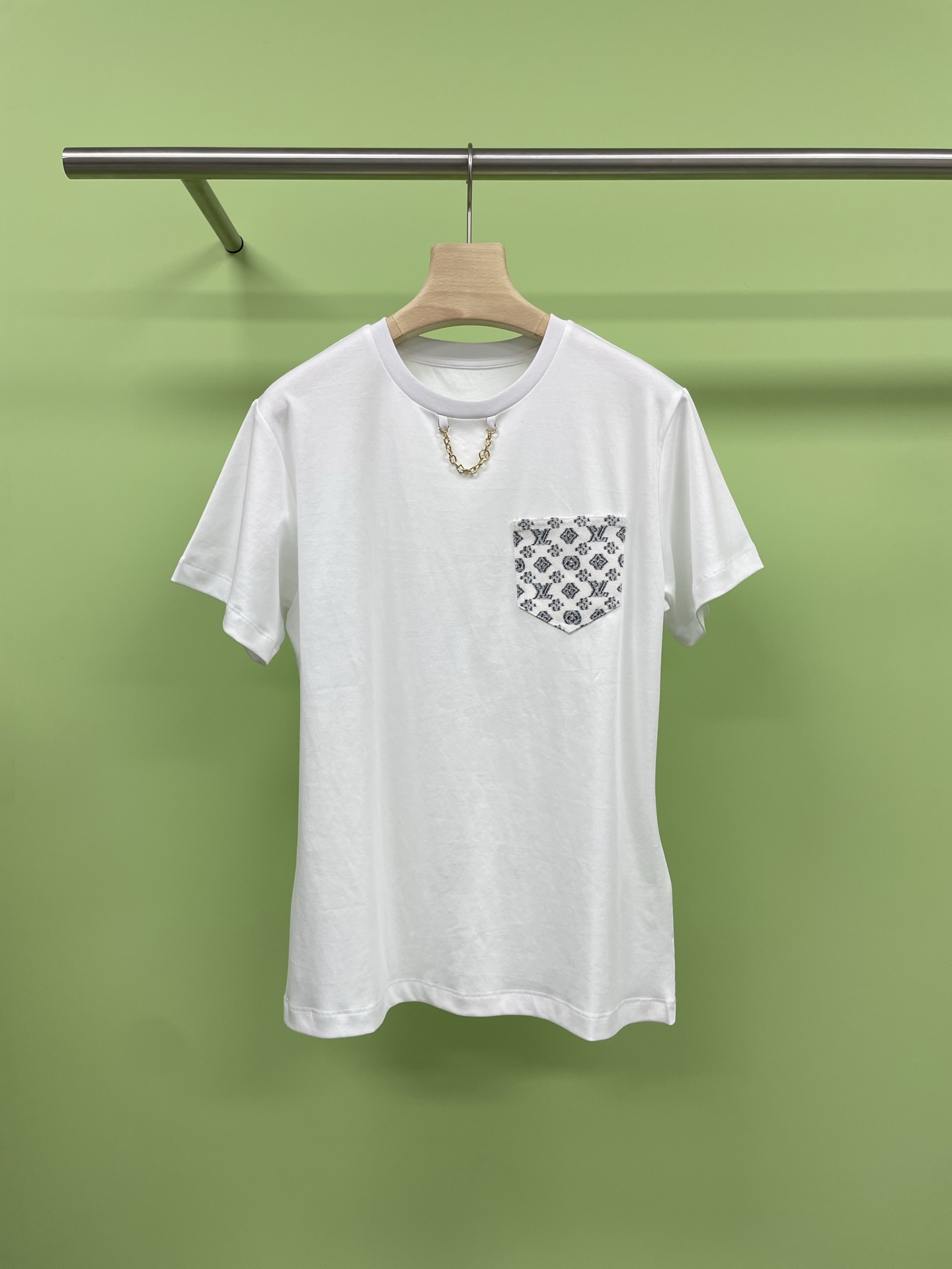 NO:423599,LV2025 spring and summer new pocket aging chain decorative pure cotton T-shirt, a new favorite for women in summer fashion. The highlight of this T-shirt is its chain decoration, simple round neck design, and exquisite chains, instantly enhance the overall fashion sense and make you stand out from the crowd. Whether it is daily wear or street fashion, you can easily control it. It uses heavy cotton fabric, soft and skin-friendly, sweat-absorbing and breathable. It allows you to feel a refreshing and comfortable wearing experience in the hot summer. The loose style design does not pick on the figure, no matter you are tall, short, fat and thin, you can easily control it. This T-shirt is very versatile. Whether it is matched with jeans, casual pants or shorts, it can easily create a fashionable look. At the same time, the chain decoration also adds a hint of unruly and personality to the overall look, making you more outstanding in the crowd. SML,,louis  vuitton, shorts, jeans, tees, t-shirt, alexander wang19860909LV2025春夏新款口袋老化链条装饰纯棉T恤,女士夏季潮搭新宠,这款T恤的亮点就是它的链条装饰,简约的圆领设计,搭配精致链条,瞬间提升整体时尚感,让你在人群中脱颖而出,无论是日常穿搭还是街头潮搭,都能轻松驾驭,采用重磅纯棉面料,柔软亲肤,吸汗透气.让你在炎炎夏日也能感受到清爽舒适的穿着体验.宽松的版型设计,不挑身材,无论你是高矮胖瘦,都能轻松驾驭,这款T恤非常百搭,无论是搭配牛仔裤、休闲裤还是短裤,都能轻松打造时尚造型,同时链条装饰也为整体造型增添了一丝不羁与个性,让你在人群中更加出众. 码数SML,,louis vuitton,shorts,jeans,tees，t-shirt,alexander wang,Women's clothing