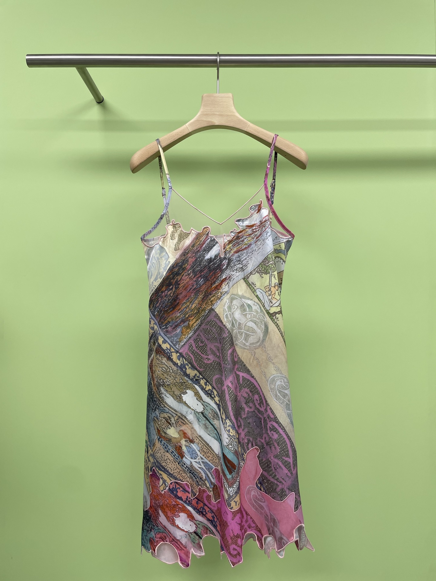 NO:423619,DIESEL women's new spring and summer printed suspender dress, this retro oil painting-like skirt is so beautiful, it is a perfect artistic outfit on the upper body, it is so design-like. This suspender dress is full of bold abstract prints and dreamy skirt hem, light and flowing. It is fashionable and stylish when worn alone or in combination. It is light and stylish. The thin tulle splicing feel is wavy tailored with thin suspender skirt hem. The upper body can hardly feel the existence of the clothes. It is super comfortable when paired with jeans. It is directly back to the millennium. Ice silk cold fabric is sun-proof, light and breathable for spring and summer. It can be matched with sandals, short boots, sweaters, etc. It is highly versatile and has very little details. It is completely different from fast fashion. I like this kind of exotic and dreamy design. One skirt can help the island outfit. SML, sandals, boots, skirts, jeans, alexander wang19860909DIESEL女士25春夏新款印花吊带连衣裙,这条复古油画感裙子太好看啦,穿上身妥妥的艺术生穿搭,太有设计感了,这款吊带裙以大胆抽象印花和梦幻裙摆吸睛十足,轻盈飘逸,单穿或搭配都时髦有型,轻盈薄纱拼接感,细吊带加裙摆波浪剪裁,上身几乎感受不到衣服的存在超级舒适,搭配牛仔裤直接回到千禧年,冰丝凉感面料防晒,轻薄透气适合春夏,可搭配凉鞋、短靴、针织衫等 百搭性强,细节满满完全不像快时尚,喜欢这种有点异域又梦幻的设计,一裙搞定海岛穿搭. 码数SML,,sandals,boots,skirts,jeans,alexander wang,Women's clothing