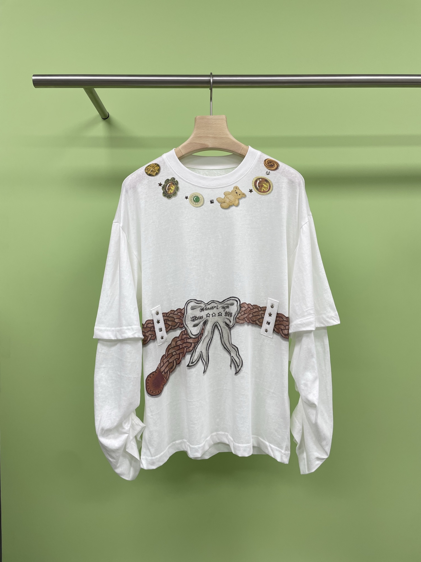 NO:423663,CHEERi UPi2025 summer new belt printing fake two loose long-sleeved T-shirt base, a must-have layering trick for spring and summer, which can easily create a fashionable feeling. Girls, layering is really fun. Today, I recommend the white printed T-shirt long-sleeved base that I love very much, which is layered and not bloated. Paired with loose black high-waist wide-leg shorts, the overall shape is both casual and cool street style. The details of the belt printing at the waist also add a lot of points to the overall look, making the waistline more obvious and proportionally up up. This way of wearing is very suitable for the seasons of alternating spring and summer, which can keep warm and fashionable. It is very suitable for daily street outings and friends gatherings. It can easily wear a unique personal style. It is highly recommended for sisters who want to try layering but are afraid of wearing a heavy feeling. A few simple items can make new tricks!  Try it quickly. SML, shorts, tees, t-shirt, alexander wang19860909CHEERi UPi2025夏季新款腰带印花假两件宽松长袖T恤打底,春夏必备叠穿小心机,轻松打造时髦感,女生们,叠穿真的太好玩了,今天安利我超爱的白色印花T恤长袖打底,既有层次感又不会显得臃肿,搭配宽松的黑色高腰阔腿短裤,整体造型既休闲又带点酷酷的街头风格,腰间的皮带印花细节也为整体造型加分不少,显得腰线更明显,比例感up up,这种穿法非常适合春夏交替的季节,既能保暖又不失时尚感,日常出街、朋友聚会都很合适,轻松穿出独特个人风格,强烈推荐给想要尝试叠穿但怕穿出厚重感的姐妹们,简单几件单品就能玩出新花样！快快试试吧. 码数SML,,shorts,tees，t-shirt,alexander wang,Women's clothing