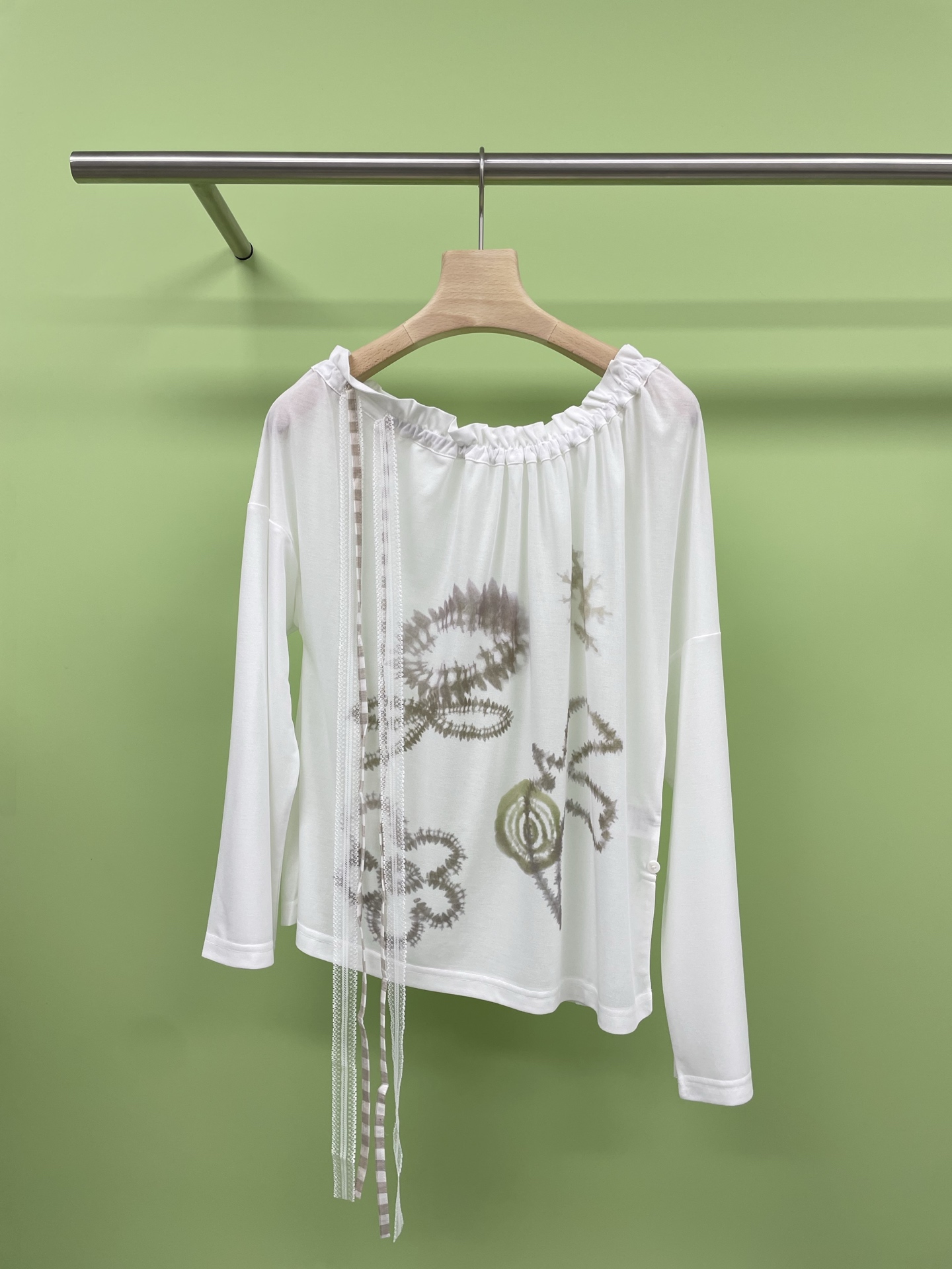 NO:423583,SquarecircleCo Square-round designer brand off-shoulder squid shirt T-shirt with a sense of atmosphere and slack squid shirt. When I first saw this top, I was captured by its unique one-shoulder design. Unlike the regular model, it cleverly adjusts the skin exposure and accurately outlines the shoulder and neck lines. The swan neck is easy to get. Its design is really impressive. The right off-shoulder can easily show off the charming shoulder and neck lines. The pure and desire atmosphere is full. The long-sleeved style has a touch of gentleness and elegance. Whether it is worn alone or with a small jacket, it is very suitable. The fabric is soft and breathable, and it can be kept refreshed even in the hot summer. The loose style can be worn casually without losing style. SML, Jackets & coats,tees, t-shirt, alexander wang19860909SquarecircleCo方圆设计师品牌斜肩罩衫T恤,自带氛围感和松弛感斜肩罩衫,初见这件上衣,就被它独特的一字肩设计俘获,不同于常规款,它巧妙调整露肤度,精准勾勒出肩颈线条,天鹅颈轻松get,它的设计真的很戳人,恰到好处的露肩,能轻松秀出迷人肩颈线,纯欲氛围感拉满,长袖的款式又多了一丝温柔和优雅,无论是单穿还是搭配小外套都很合适,面料柔软透气,即便炎热夏季也能保持清爽,宽松版型随意搭配都能穿出随性又不失格调. 码数SML,,jackets & coats,tees，t-shirt,alexander wang,Women's clothing