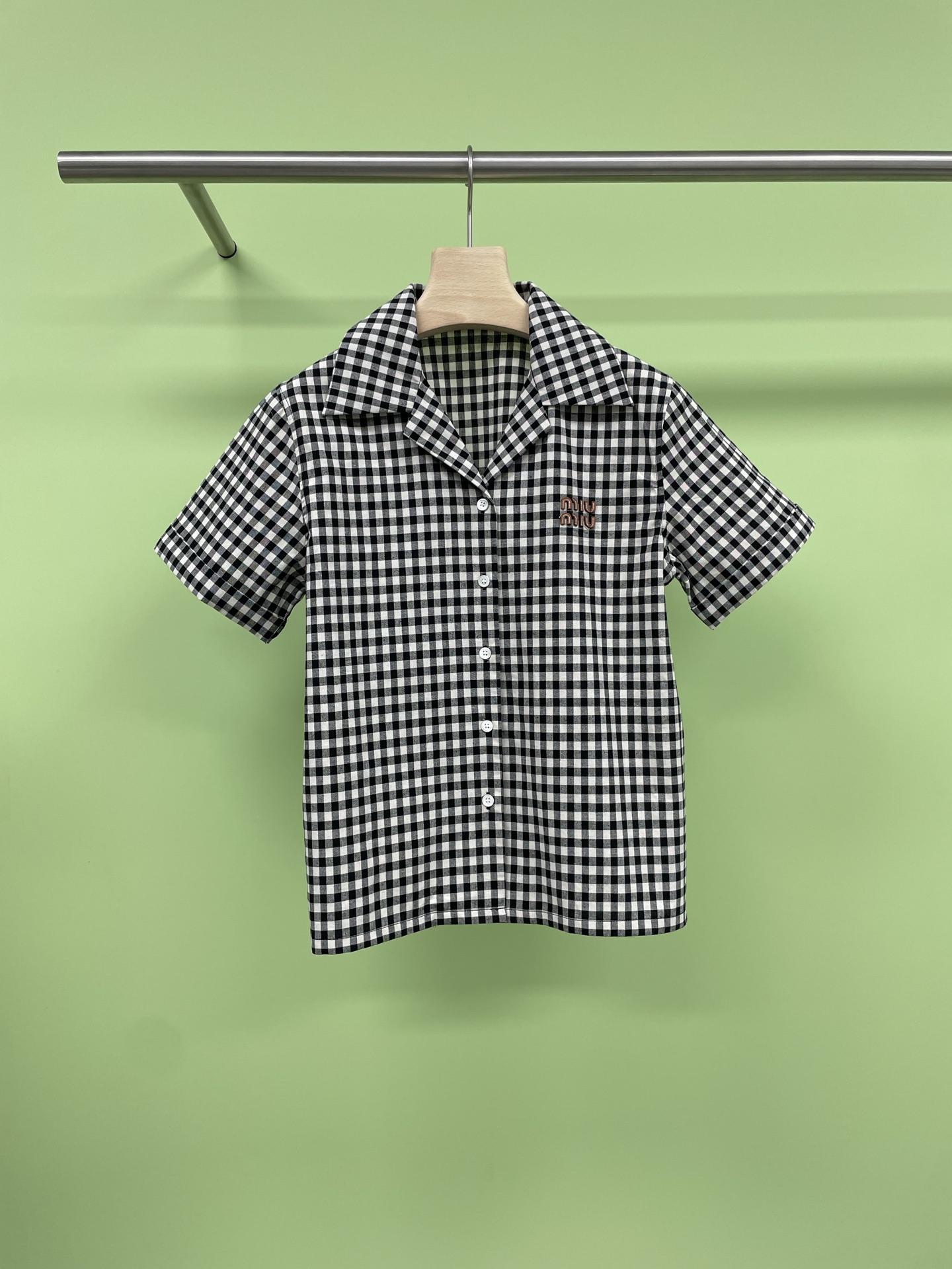 NO:423600,MiuMiu 2025 spring and summer new black and white plaid short-sleeved shirt, a must-have plaid shirt for summer, a plaid short-sleeved shirt, a little luck in summer, this shirt is simply a blessing for small girls. It not only has the Korean fashion sense, but also can easily control various occasions. Whether casual or formal, it can easily make you the focus. The plaid design gives this shirt a unique retro atmosphere. When you wear it, your temperament will immediately improve, as if you are walking on the streets of Paris, and the slimming effect is also excellent. The short-sleeved design makes the arm lines look more slender, and you can easily create a refreshing summer look. The versatility of this shirt is simply, and it is really a must-have artifact in the closet. Come and try it to make your summer outfit more outstanding.  SML, miumiu,shirts,T-shirts,alexander wang19860909MiuMiu2025春夏新款黑白格纹短袖衬衫,夏日必备格纹衬衫新解,格纹短袖衬衫,夏日里的小确幸,这款衬衫简直是小个子女生的福音呀,它不仅有着韩系的时尚感,还能轻松驾驭各种场合,无论是休闲还是正式,都能让你轻松成为焦点,格纹的设计让这件衬衫有了独特的复古气息,穿上它,气质立马提升,仿佛走在巴黎的街头,而且显瘦的效果也是杠杠的,短袖的设计让手臂线条更显纤细,轻轻松松就能打造出夏日清爽look,这款衬衫的百搭程度简直了,真的是衣橱里的必备神器,快来试试吧,让你的夏日穿搭更加出彩. 码数SML,,miumiu,shirts,T-shirt,alexander wang,Women's clothing