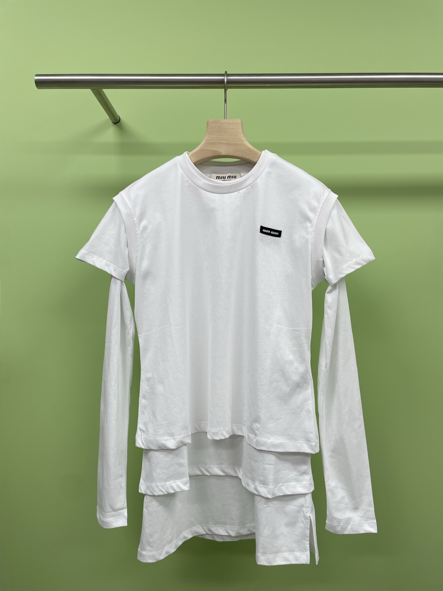 NO:425083,MiuMiu Women's 24 new three-piece T-shirt set, this T-shirt set adopts a delicate layering design, which can be worn together or worn alone. This set includes three T-shirts, one sleeveless T-shirt, one short-sleeved T-shirt, and one long-sleeved T-shirt contrasting logo patches inject classic elements into the fashion design. It uses imported pure cotton fabric, soft and delicate to touch, breathable and not sweaty, and the casual and versatile style makes the upper body look slim. Single wear, double wear or three-piece stacking look so beautiful. You can be online in spring, summer, autumn and winter. The color of the color is fixed and the style is cut in place, which is a perfect autumn hit. SML, miumiu, T-shirt, tees, t-shirt, alexander wang19860909MiuMiu女士24新款T恤三件套,这款T恤套装采用精致的层搭设计,既可搭配穿着,也可单穿,此套装包含三款T恤,一件无袖T恤,一件短袖T恤,一件长袖T恤撞色徽标贴饰为时尚设计注入经典元素,采用进口纯棉面料,绵柔触感摸起来柔软细腻,透气不闷汗,休闲百搭版型上身巨显瘦,单穿,双穿或者三件叠搭都太太太好看了,春夏秋冬都可以在线,定染的颜色,版型裁剪到位,妥妥的秋季大爆款. 码数SML,,miumiu,T-shirt,tees，t-shirt,alexander wang,Women's clothing