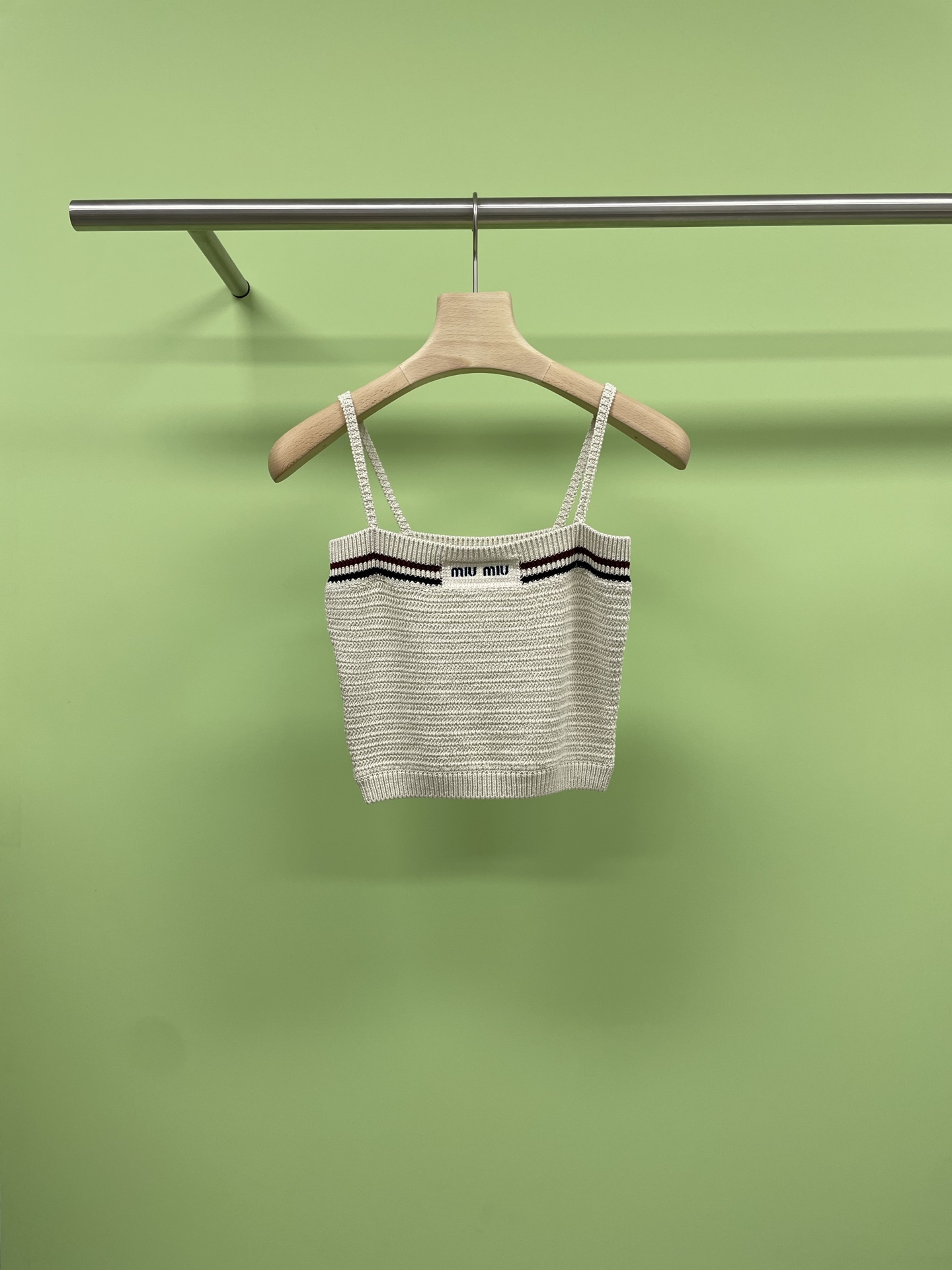 NO:425097,MiuMiu2025 spring and summer new knitted crochet vest and short skirt suit is super suitable for street fashion in summer. Recently, the weather is super recommended to combine this knitted vest with short skirts, which is both slim and layered. This knitted vest has a high-end texture, nude color is versatile and gentle. When paired with a short skirt of the same color, the color echoes just right. The overall look is clean and neat and feminine. Plus a sun hat full of retro feel, which is both sun protection and fashionable, and has a full street feel. Carrying a small retro shoulder bag is convenient and beautiful. It is super suitable for shopping and taking photos when going out. This outfit is not only cool in summer, but also can easily deal with various occasions. The overall style is fresh and lively, full of girlishness, the fabric is soft and skin-friendly, and it is super comfortable to wear. Don’t miss this treasure outfit, and it will be beautiful to a new height when you wear it. SML  vest, miumiu,satchels,skirts,hats,alexander wang19860909MiuMiu2025春夏新款针织钩花背心加短裙套装,超适合夏日的街头时髦穿搭,最近的天气超级推荐这种针织背心搭配短裙的组合,既显瘦又有层次感,这件针织背心质感很高级,裸色百搭又不失温柔感,搭配同色系短裙,颜色呼应得刚刚好,整体look干净利落又不失女人味,再加上一顶复古感满满的遮阳帽,既防晒又时髦,街头感十足,背个复古小挎包,方便又好看,出门逛街拍照都超级合适,这种穿搭不仅夏天穿很凉爽,还能轻松应对各种场合,整体风格清新灵动,满满的少女气息,面料柔软亲肤,穿着超舒适,宝子们,别错过这套宝藏穿搭,穿上就美出新高度. 码数SML 背心,,miumiu,satchels,skirts,hats,alexander wang,Women's clothing