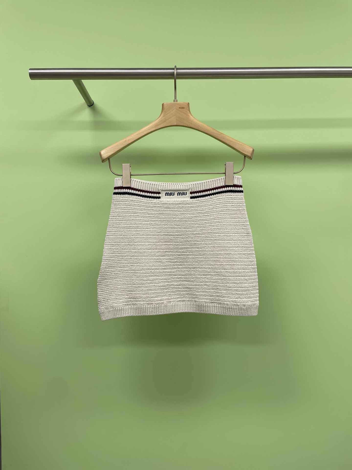 NO:425104,MiuMiu2025 spring and summer new knitted crochet vest and short skirt suit is super suitable for street fashion in summer. Recently, the weather is super recommended to combine this knitted vest with short skirts, which is both slim and layered. This knitted vest has a high-end texture, nude color is versatile and gentle. When paired with a short skirt of the same color, the color echoes just right. The overall look is clean and neat and feminine. Plus a sun hat full of retro feel, which is both sun protection and fashionable, and has a full street feeling. Carrying a small retro shoulder bag is convenient and beautiful. It is super suitable for shopping and taking photos when going out. This outfit is not only cool in summer, but also can easily deal with various occasions. The overall style is fresh and lively, full of girlishness, the fabric is soft and skin-friendly, and it is super comfortable to wear. Don’t miss this treasure outfit, and it will be beautiful to wear it in a new height. SML  skirt, miumiu,satchels,skirts,hats,alexander wang19860909MiuMiu2025春夏新款针织钩花背心加短裙套装,超适合夏日的街头时髦穿搭,最近的天气超级推荐这种针织背心搭配短裙的组合,既显瘦又有层次感,这件针织背心质感很高级,裸色百搭又不失温柔感,搭配同色系短裙,颜色呼应得刚刚好,整体look干净利落又不失女人味,再加上一顶复古感满满的遮阳帽,既防晒又时髦,街头感十足,背个复古小挎包,方便又好看,出门逛街拍照都超级合适,这种穿搭不仅夏天穿很凉爽,还能轻松应对各种场合,整体风格清新灵动,满满的少女气息,面料柔软亲肤,穿着超舒适,宝子们,别错过这套宝藏穿搭,穿上就美出新高度. 码数SML 半裙,,miumiu,satchels,skirts,hats,alexander wang,Women's clothing