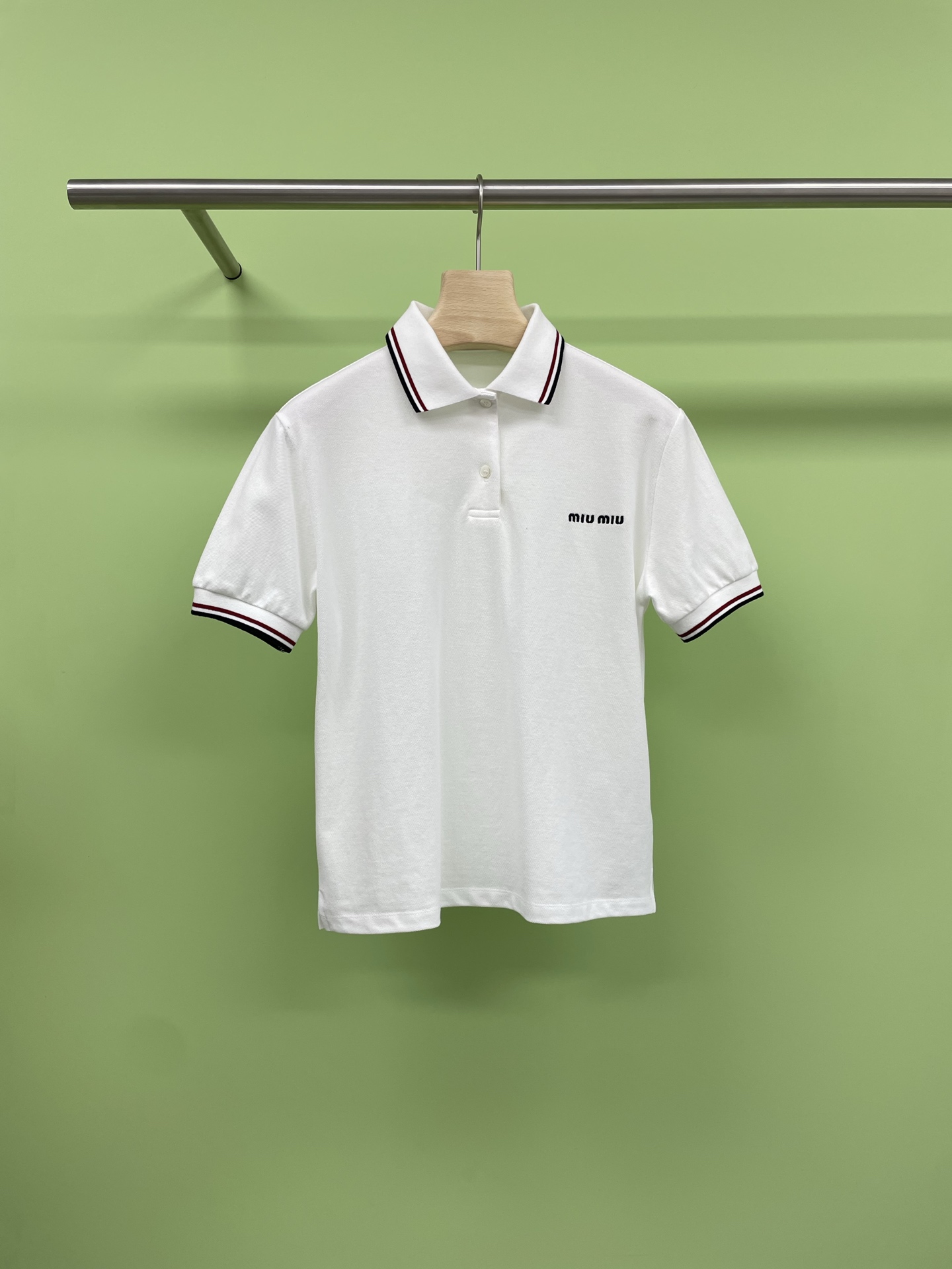 NO:425118,MiuMiu's new spring and summer Polo 2025 is a perfect collision between classic and modern fashion. It uses a classic logo and a unique Terry fabric texture, which makes this Polo not only have a high-end feel, but also comfortable. The color scheme is simple and elegant, and it is easy to match any style. It can easily wear a retro sports style. It is not only soft and skin-friendly, but also has good moisture absorption. It is especially suitable for summer or after exercise. Whether it is going out for leisure or sports, it is a must-have item that allows you to stay fashionable at all times. Whether it is matched with jeans, shorts or skirts, this Polo can be easily controlled. It is suitable for daily wear, and it can also show its style on the sports field. It can be matched with a pair of sports shoes and white socks. The overall shape is clean and refreshing, without losing the sense of fashion. A canvas bag is on your back and you will immediately have a French casual style.  SML, miumiu, sneakers, skirts, shorts, jeans, socks, alexander wang19860909MiuMiu2025春夏新款Polo 可谓是经典与现代时尚的完美碰撞,采用经典的 Logo,加上独特的 Terry 织物质感,让这款 Polo 不仅具有高级感,更具备了舒适性,配色简约大方,容易搭配任何风格,轻松穿出复古运动风,不仅柔软亲肤,还具有良好的吸湿性,特别适合夏天或运动后穿着,无论是外出休闲还是运动,都是一款让你时刻保持时尚的必备单品,无论是搭配牛仔裤、短裤还是半身裙,这款 Polo 都能轻松驾驭,既适合日常穿搭,也可以在运动场上大展风采,可以搭配一双运动鞋和白色袜子,整体造型干净清爽,又不失时髦感,背上一个帆布包,立刻拥有法式休闲风格. 码数SML,,miumiu,sneakers,skirts,shorts,jeans,socks,alexander wang,Women's clothing