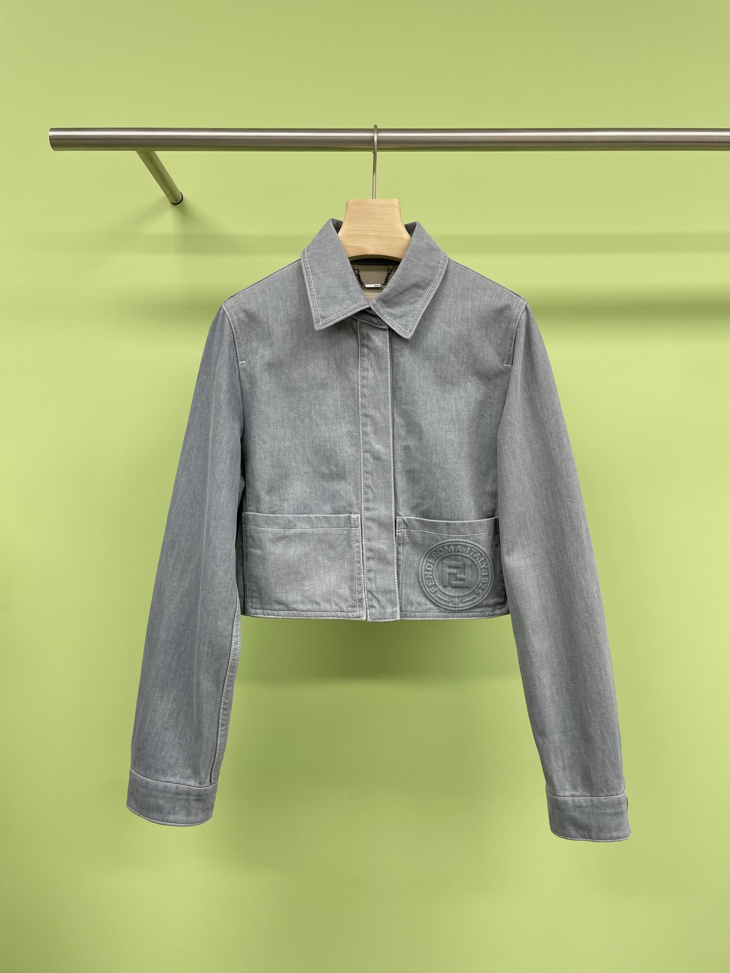 NO:425131,Fendi 2025 spring and summer new denim short jacket, using imported cotton denim fabric to make the enzyme used for the old washing process of the washing water, the wash water is very positive, soft and comfortable, the back waist pocket letters and steel stamp logo design makes this jacket full of design sense, the workmanship is neat and detailed, the high-waisted style makes it look slim, covering the flesh and showing long legs, and can accommodate any body shape, allowing you to easily wear it out of personality. Whether it is outdoor activities or daily matching, it can make you the focus, and the details show quality. The steel stamp logo is clearly visible and has a full touch, which makes people fall in love with it at a glance. When wearing it, it is not only comfortable but also fashionable. Get it now and make your summer outfit more exciting. SML, fendi, jackets & coats, alexander wang19860909Fendi2025春夏新款牛仔短外套,采用进口棉牛仔面料对版酵素做旧水洗工艺处理洗水颜色很正柔软舒适后腰口袋字母钢印徽标设计,让这款外套富有设计感做工走线齐整细节处理完美,高腰版型显瘦,遮肉显腿长,能包容一切的任何身形都可以驾驭,让你轻松穿出个性,无论是户外活动还是日常搭配,都能让你成为焦点,细节之处,更是彰显品质,钢印logo清晰可见,触感十足,让人一看就爱上,穿上它,不仅舒适度满分,时尚感也是杠杠的,赶紧入手,让你的夏日穿搭更加精彩. 码数SML,,fendi,jackets & coats,alexander wang,Women's clothing