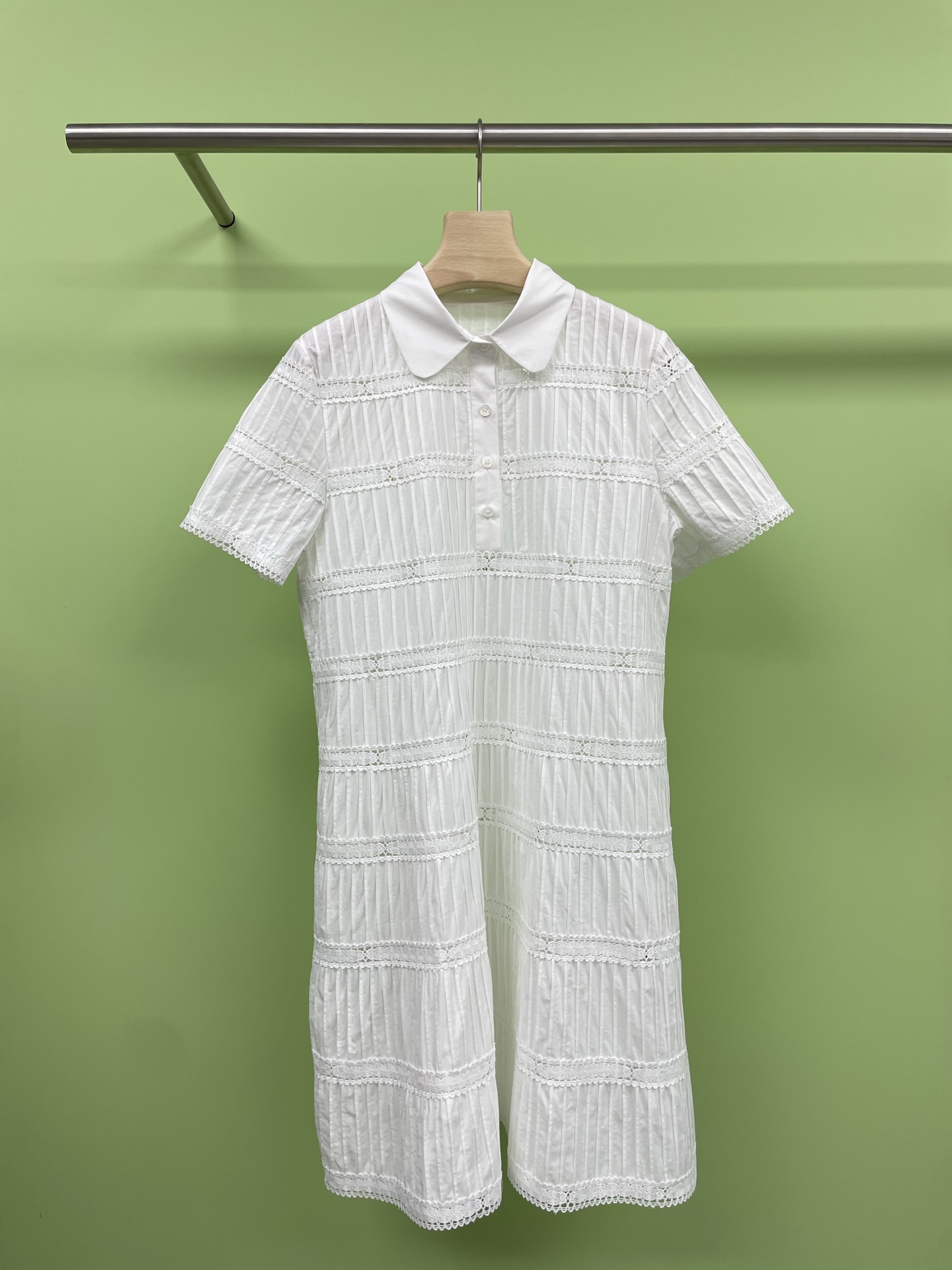 NO:425147,Celine 2025 spring and summer new Nanhai embroidery dress gentle and sniper. This French high-end new Chinese dress is simply the ceiling for spring outfits. Hollow pleated embroidery perfectly combines oriental charm and French laziness, gentle to the bones. New Chinese plus French three-dimensional tailoring, adopts Chinese stand-up collar design, matched with French three-dimensional water-soluble lace embroidery, full of exquisiteness, slightly transparent fabric is looming, fairy-like yet high-end, waist-hugging design plus umbrella skirt hem, covering the hips to show long legs, skirt body embroidery in the same color, light and flowing while walking, spring atmosphere is directly grasped, matched with pointed shoes on dates and shopping, gentle to straight men's heart-warming, go out for a picnic with straw bag + flat shoes, fresh and photogenic. SML, celine, flats, espadrilles, skirts, alexander wang19860909Celine2025春夏新款南发刺绣连衣裙温柔狙击,这件法式高级感新中式连衣裙,简直是春季穿搭的天花板,镂空打褶刺绣完美融合东方韵味与法式慵懒,温柔到骨子里,新中式加法式立体剪裁,采用中式立领设计,搭配法式立体水溶蕾丝刺绣,精致度拉满,微透面料若隐若现,仙气又不失高级感,收腰设计加伞状裙摆,遮胯显腿长,裙身同色系刺绣,行走间轻盈飘逸,春日氛围感直接拿捏,约会逛街搭配尖头单鞋,温柔到直男心动,踏青野餐搭配草编包+平底鞋,清新又上镜. 码数SML,,celine,flats,espadrilles,skirts,alexander wang,Women's clothing