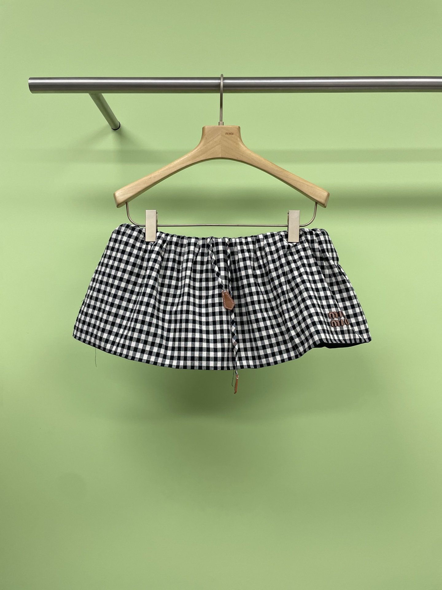 NO:426128,MiuMiu2025 spring and summer new plaid patterned flower bud skirt, beautiful!  nice!  nice!  I said the important thing three times. Although the appearance is a puffy skirt, the inner layer is designed with skirts, so don’t worry about exposing it!  The waist is made of elastic design, the biggest highlight is that it is also made of a cork drawstring design, a small fluffy skirt with wrinkles, and a unique hip cover effect. The pear-shaped sisters really decisively put into a plaid skirt. The waist is made of elastic waist, which is very friendly to the belly with fleshy sisters. It is convenient to put on and take off and comfortable to keep the belly comfortable. The elastic flower bud skirt design with a strong sense of security will not expose even if you bend your legs high and bend over. You can wear it casually + playful feeling by wearing it. SML, miumiu, skirts, tees, t-shirt, alexander wang19860909MiuMiu2025春夏新款格纹花苞蓬蓬裙,好看！好看！好看！重要的事情说三遍,虽然外观是蓬蓬裙,但里层是做了裙裤设计的,所以不用担心会走光！腰部做了松紧设计,最大的亮点是还做了绞花抽绳设计,小蓬蓬裙摆加褶皱设计,遮胯效果一绝,梨型姐妹真的果断入的一款格子裙,腰部做的是松紧腰,对肚子上有肉肉姐妹很友好,穿脱便利同时舒适不勒肚子吖,安全感十足的松紧花苞裤裙设计,高抬腿弯腰都不会走光,随意搭配一件T恤,就可以穿出休闲感+俏皮感. 码数SML,,miumiu,skirts,tees，t-shirt,alexander wang,Women's clothing
