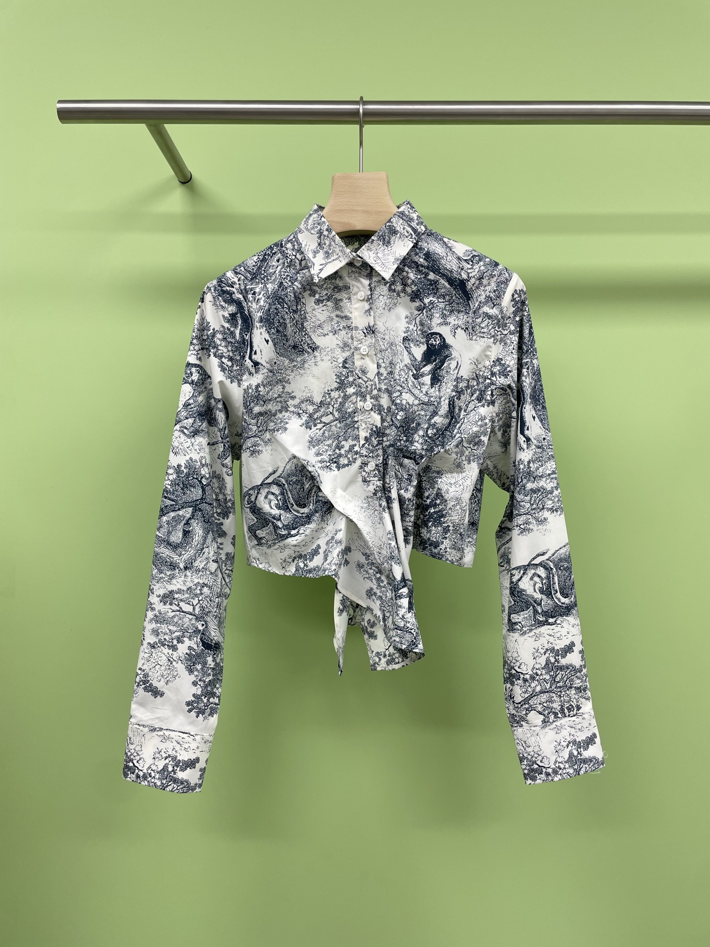 NO:426154,Dior 2025 autumn new white cotton poplin long-sleeved knotted short shirt, this shirt comes from Diorviera limited series, decorated with Sauvage Juyi print, a new interpretation  Dior classic pattern, carefully crafted from white and dark blue cotton blend poplin, short regular style, button opening and closing highlights the waist and body tying, making the design more refined. Poplin cotton material is selected for high-quality cotton fiber, high-density shrinkage process makes it soft to feel, it is breathable and sweat-absorbing, and it is very comfortable to wear with close body, and it is not pilled by machine washing. The short style is simply a small dish. With one click, it will become a big and long-legged star in seconds. It is a sweet and cool girl with high-waisted jeans, and a gentle senior girl with a skirt. It is lazy and easy to grasp. The solid color style is simple and atmospheric, and there is no pressure on commuting and dates. The universal solid hammer in the wardrobe. The long-sleeved design can be used as a jacket in spring, and it can protect the sun in summer. It is super layered when wearing it alone. Baozi, who is entangled in every day, closes his eyes and rushes.  SML, dior, dior, skirts, jeans, jackets & coats,shirts,alexander wang19860909Dior迪奥2025秋季新款白色棉府绸长袖打结饰短款衬衫,这款衬衫来自 Dioriviera 限定系列,饰以 Sauvage 茹伊印花,全新演绎 Dior经典图案,采用白色和深蓝色棉质混纺府绸精心制作,短款常规版型,纽扣开合突显腰部束身效果,让设计更显精致,府绸棉材质精选优质棉纤维,高密度缩绒工艺让它摸起来软乎乎的,贴身穿透气吸汗超舒服,机洗N次都不起球,短款版型简直是小个子天菜,一键拉高腰线,秒变大长腿星人,搭配高腰牛仔裤是甜酷少女,配半身裙又是温柔学姐,慵懒感轻松拿捏,纯色款简约大气,通勤约会无压力,衣柜里的万能搭子实锤,长袖设计春可当外套,夏能防晒,单穿叠穿都超有层次感,每天纠结穿搭的宝子闭眼冲. 码数SML,,dior,dior,skirts,jeans,jackets & coats,shirts,alexander wang,Women's clothing