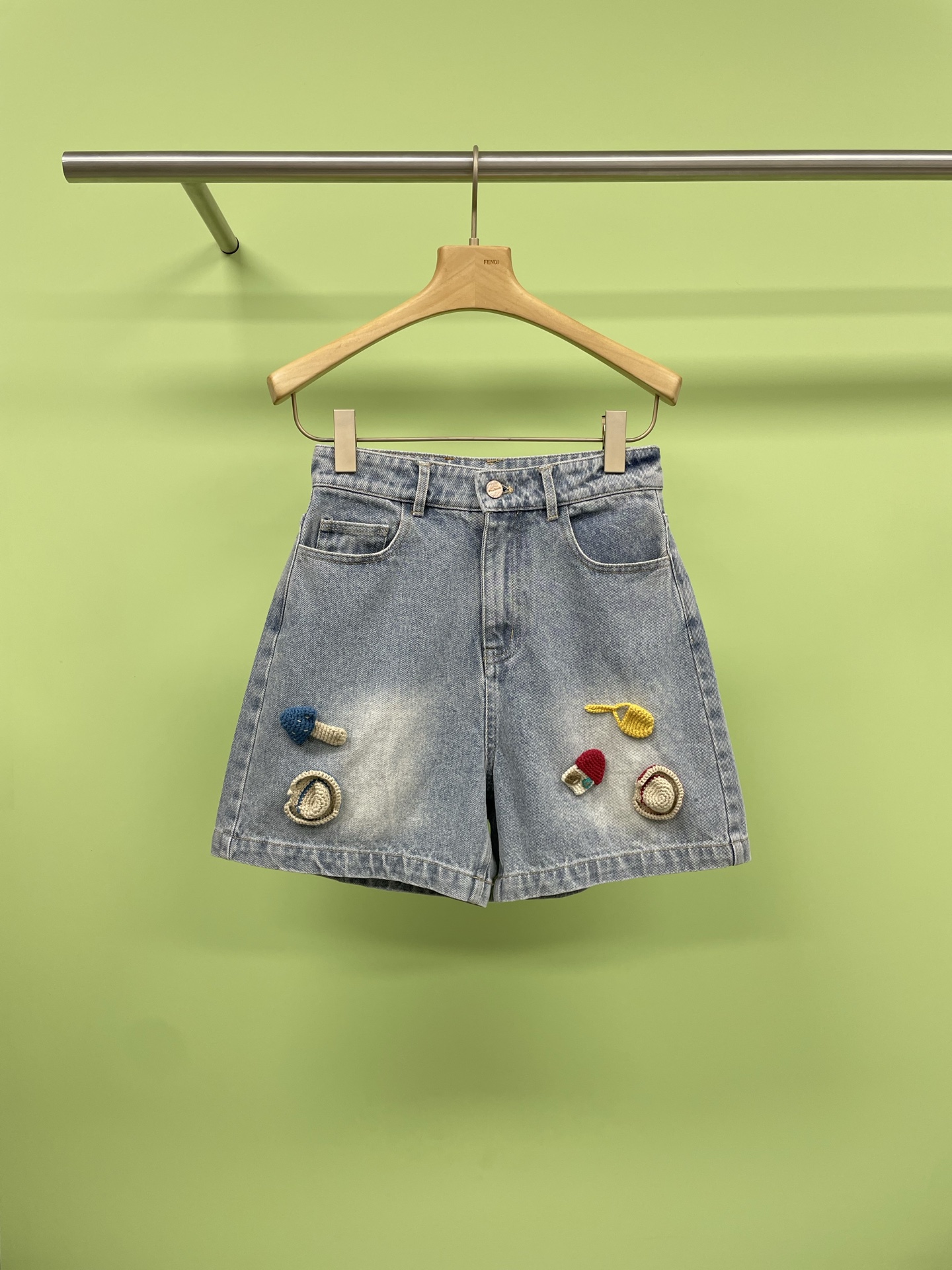 NO:426119,YANGHAIYANG2025 summer new blue fun three-dimensional crocheted denim mid-trousers, the fashion formula that has hit the streets with a huge return rate is very public. Today, the treasures must disassemble a set of fairy outfits that make me shine. Walking on the street is absolutely eye-catching and the film rate is released. Follow them and learn it quickly. Light blue denim mid-trousers are casual and comfortable. The fun three-dimensional crocheted embellishments break the monotony and increase the exquisiteness of the shape. It also has a bit of lazy chic feeling. It is paired with sports shoes and denim blue to form a strong contrast color. It is paired with white stockings. It is youthful and energetic without losing its fashion attitude. It is difficult to not be noticed when walking on the street. Whether it is posing on the street, reading in a bookstore, or hanging around with a cup of milk tea, it is free of incongruous. It is easy to control multiple scenes. If you like this mixed and cool style, copy your homework quickly and make yourself the focus of street fashion.  SML, Sneakers, alexander wang19860909YANGHAIYANG2025夏季新款蓝色趣味立体钩织牛仔中裤,炸街穿搭回头率爆表的时尚公式大公开,宝子们今天必须来拆解一套让我眼前一亮的神仙穿搭,走在街头绝对吸睛,出片率,赶紧跟着学起来,浅蓝色牛仔中裤随性又自在,趣味立体钩织点缀打破单调,增加造型精致度的同时,还多了几分慵懒chic感,搭配运动鞋和牛仔蓝形成强烈撞色,搭配白色长袜,青春活力又不失时尚态度,走在街上想不被注意都难,这套穿搭无论是在街头摆拍、书店阅读还是买杯奶茶闲逛,都毫无违和感,轻松驾驭多种场景,喜欢这种混搭潮酷风格的宝子,赶紧抄作业,让自己也成为街头时尚焦点吧. 码数SML,,sneakers,alexander wang,Women's clothing