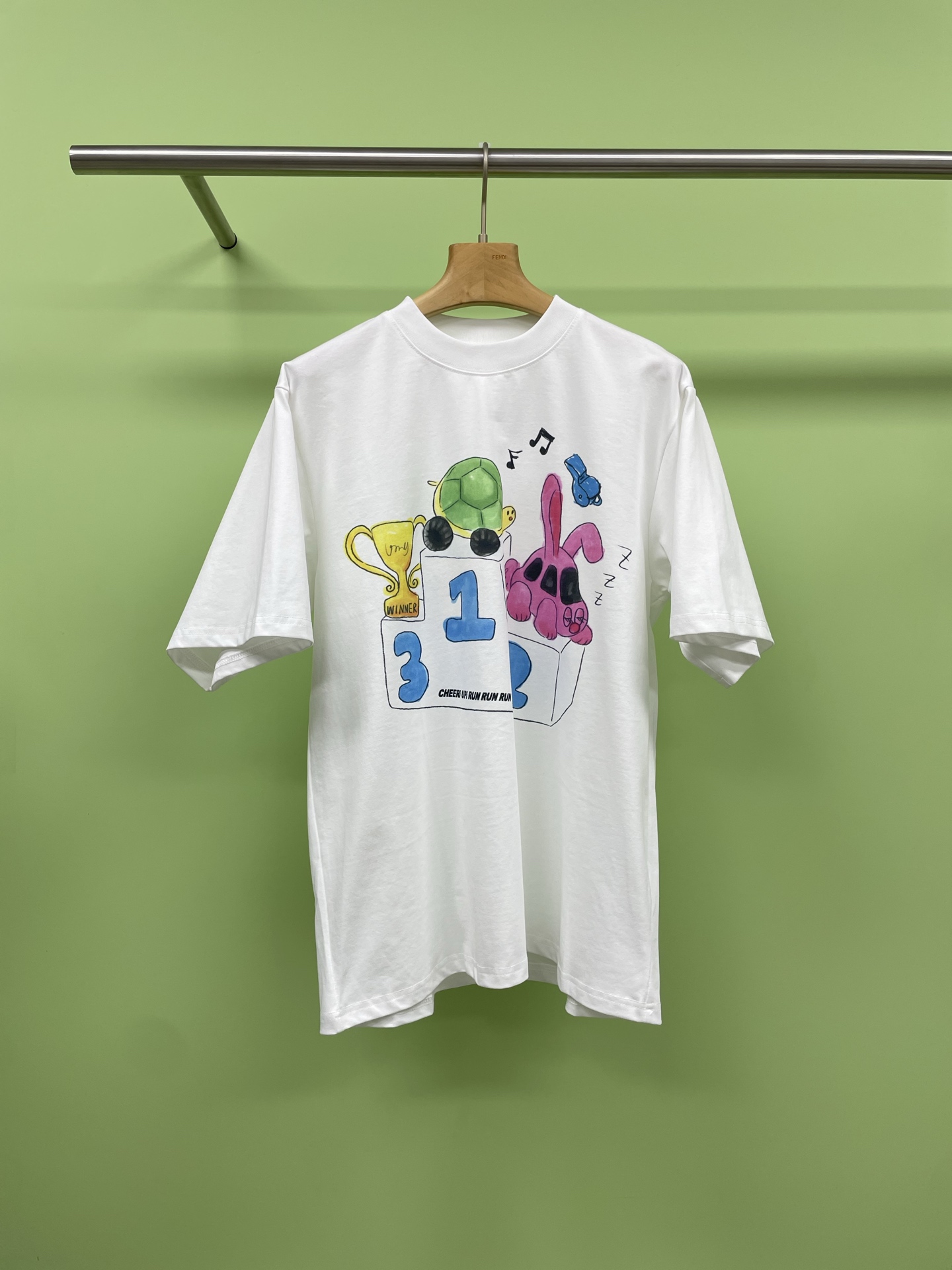 NO:426147,CHEER UP designer Tortoise and Hare short-sleeved T-shirt, fun, casual and fashionable outfit, a loose big T-shirt that is indispensable in summer, Tortoise and Hare racing printed T-shirt, the fabric is crisp, stylish, comfortable and sweat-absorbing, and the front and back are printed and dyed tortoise and hare racing winning patterns, full of the childlike fun of a ghost girl, and the whole set of playful feel is just right. Whether it is shopping or dating, it is suitable for wearing. The body is made of cotton fabric, which not only gives the skin a delicate and smooth feeling, but also naturally hangs smoothly. Combined with modern tailoring, the needle method is flat and fine, and the perfect three-dimensional cut is perfect. The style is super good, you can wear it outside or base it. Size number, T-shirt,tees, t-shirt,alexander wang19860909CHEER UP设计师龟兔赛跑短袖T恤,趣味休闲又时髦的穿搭,夏天必不可少的宽松大T恤,龟兔赛跑印花T恤,面料挺括有型上身舒适又吸汗,前后都是各种色彩印染的龟兔赛跑得奖图案,充满鬼马少女的童趣感,整套俏皮感拿捏的恰到好处,无论是逛街还是约会,这样穿都很合适,衣身以棉质面料制作而成,不仅能给予肌肤细腻柔滑的感受,还自然垂顺,结合现代化剪裁,针法平整做工精细,完美廓型立体剪裁,版型超赞可以外穿,也可以打底. 码数 均码,,T-shirt,tees，t-shirt,alexander wang,Women's clothing