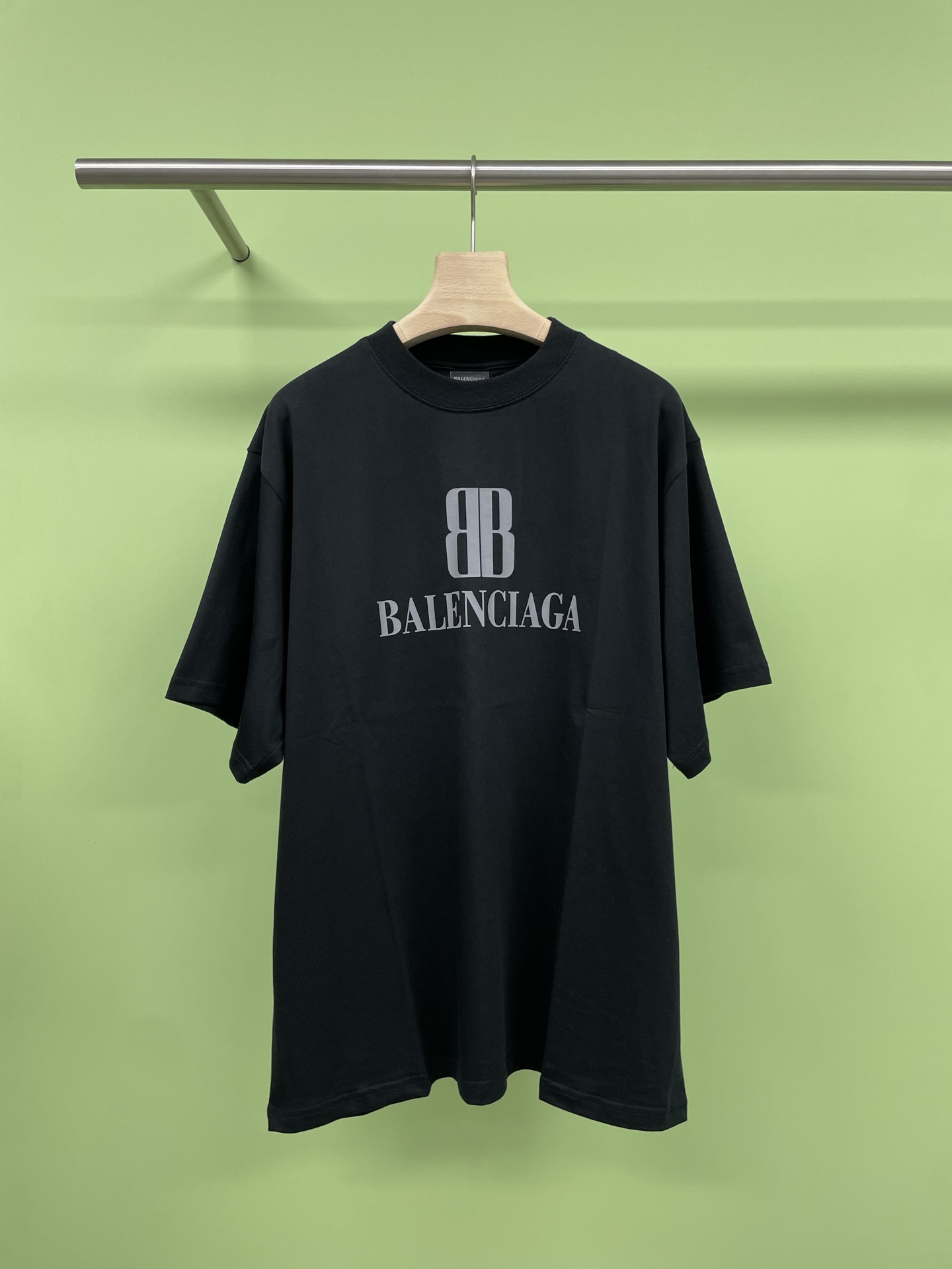 NO:427439,Balenciaga 2025 new light green letter printed T-shirt, continuing the previous design prints, adding a new color. Light green, both eye-catching and fashionable, simple brand iconic print, low-key and luxurious, the upper body is very clean and refreshing, it can be said to be a very versatile item, the classic double B logo is simple and domineering, the black base comes with a 'prestige filter' printing process is outrageous, three-dimensional and clear and resistant to fabrication, it will be like a new tag after three years of wearing, soft and glutinous like clouds against the skin, breathable and not sweaty, and can also be 'breathable' in summer, draping and hiding, and the draping feeling hides the flesh and makes people look thin, and the slightly fat star people lock it directly. This summer, a T-shirt is contracted for all the fashionable, quick copy homework. SML,,balenciaga,balenciaga,tees,t-shirt,alexander wang19860909Balenciaga巴黎世家2025新款浅绿色字母印花T恤,延续以往设计印花,增加了一抹新色 浅绿色,既亮眼又时尚,简约的品牌标志性印花,低调又不失奢华,上身就很干净清爽,可以说是非常百搭的单品了,经典双B logo简约又霸气,黑色基底自带“显贵滤镜”印花工艺绝到离谱,立体清晰还抗造,穿三年都像新拆吊牌,软软糯糯像云朵贴肤,透气不闷汗,38℃夏天穿也能“呼吸自由”,垂坠感藏肉显瘦,微胖星人直接锁死,这个夏天,一件T恤承包所有时髦,快抄作业. 码数SML,,balenciaga,balenciaga,tees，t-shirt,alexander wang,Women's clothing