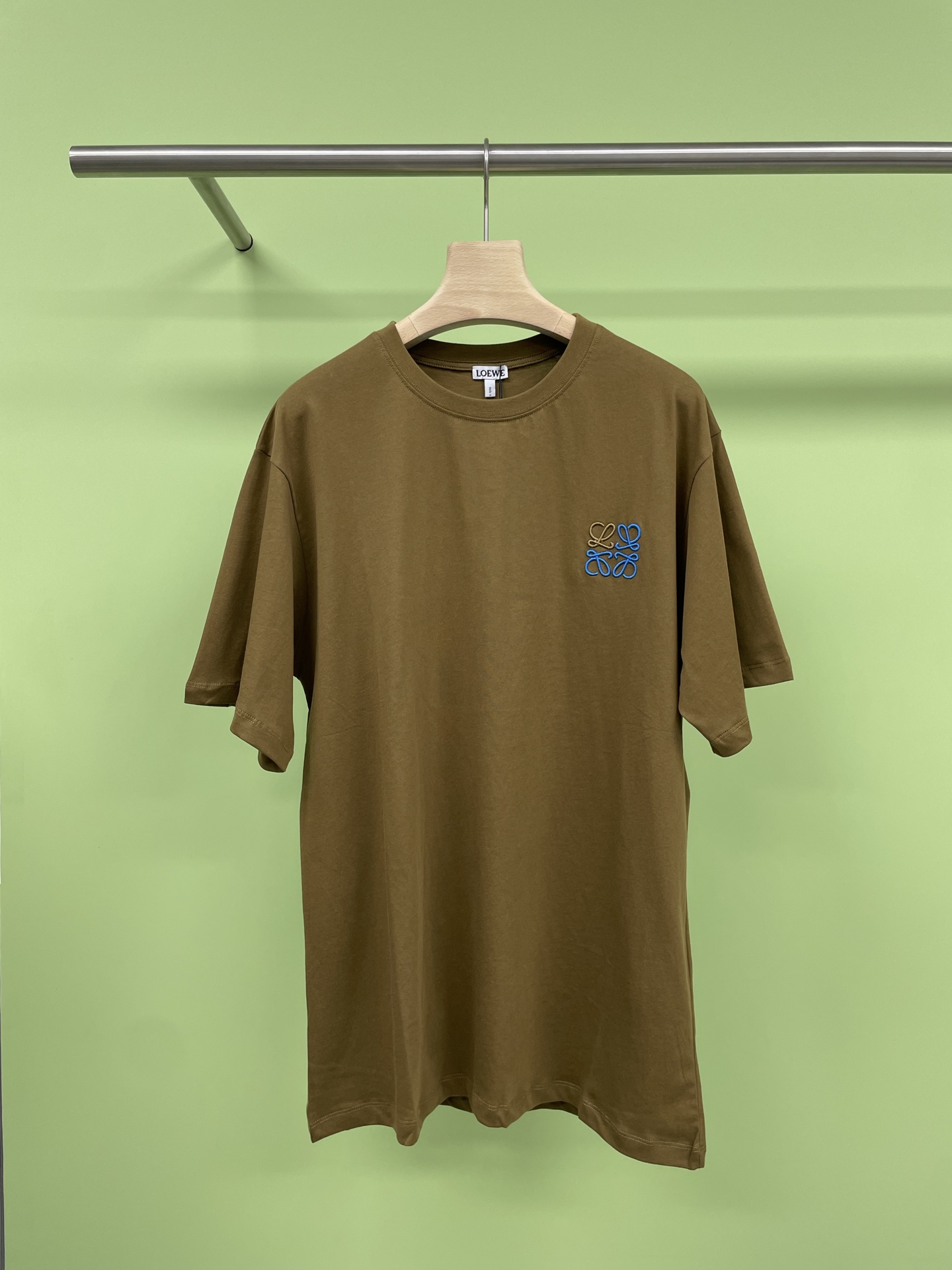 NO:427450,LOEWE's new spring and summer logo embroidered short-sleeved T-shirt, the appearance of Luojia single products is undoubtedly excellent, and it will definitely attract attention when you go out!  Fashionable, relaxed and stylish, the atmosphere is full at once, made of pure cotton fabric, soft and comfortable, delicate and soft, and the upper body is very comfortable. The simple and fashionable round neck design is simple and extraordinary, very durable, very flat and delicate, one piece and one sprint, relaxed and moderate, firm, washable and durable, not easy to change and deform, a simple contrasting color logo embroidery design, casual and natural, the upper body is super durable. This short sleeve can definitely add a lot of color to your outfit and also provide you with more charm and temptation in daily life. SML,,loewe,loewe,loewe,loewe,T-shirt,tees,t-shirt,alexander wang19860909LOEWE罗意威2025春夏新款Logo刺绣短袖T恤,罗家单品颜值当然是毋庸置疑的出色,出街绝对吸引眼球！时髦 轻松有格调 氛围感一下子拉满,采用纯棉面料材质,柔软舒适,触感细腻柔糯,上身很舒服,简约的时尚圆领设计精简不凡,很是耐看车线非常平整细腻一张一驰,松驰有度,牢固有型耐洗耐穿久穿不易不变变形,一款简约撞色标识logo刺绣设计,休闲自然,随身版型上身的耐看度超级之强,这种短袖绝对能够为你的穿搭增色不少,也为你日常提供更多的魅力与诱惑力. 码数SML,,loewe,loewe,loewe,T-shirt,tees，t-shirt,alexander wang,Women's clothing