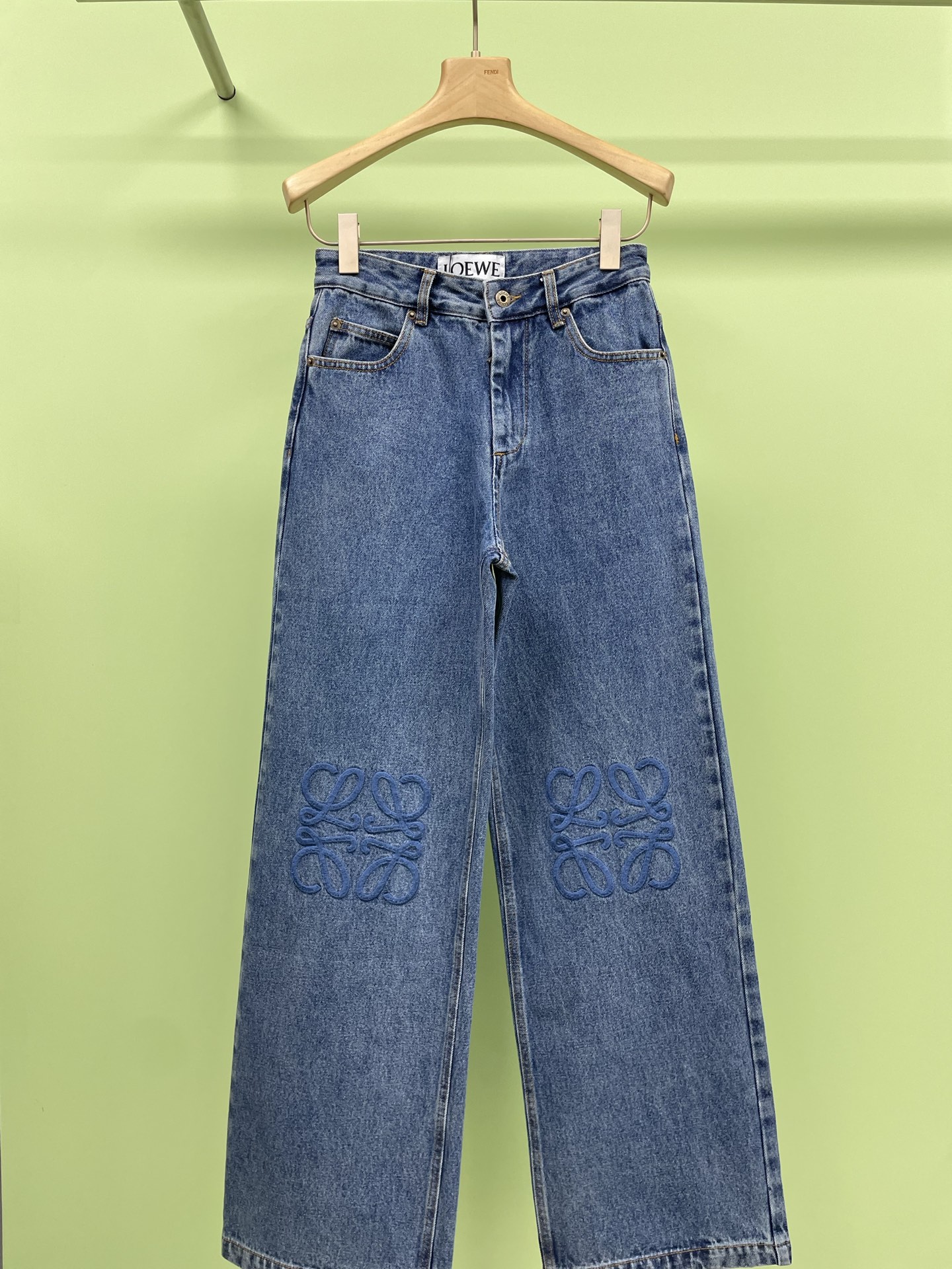 NO:427459,Loewe 2025 new Tannin Anagram jeans, color contrast Anagram hollow design, embossed leather patch on the back, this jeans are really amazing. They use tight double core yarn, comfortable to stick to the skin, and full of texture. When worn, it feels like being surrounded by clouds. There is also an embroidered Anagram pattern at the knees. The LOEWE leather logo embellishes, adding a sense of technology and high recognition, allowing you to easily concave a fashionable look, and the craftsmanship is even more amazing. Manually disassemble the trouser legs to make pictures, and then hand-made internal patches. Finally, hand-sewning, labor costs are expensive, high losses, and low daily output. But in order to pursue perfection, everything is worth it. The infrared positioning of imported special aircraft 'Loewe  The leather label is accurate, firm and solid, so that you can feel its existence anytime and anywhere. The washing and color stir-frying process is selected, the special desizing agent is soaked in the fabric, and rinsed evenly. The workmanship is extremely complex and the loss is high. However, in order to present the best effect, all efforts are necessary. Wear this Loewe Anagram tannin jeans, you will be the most beautiful boy on this street. SML, loewe, jeans, alexander wang19860909Loewe2025新款单宁Anagram 牛仔裤,正面对比色 Anagram 镂空设计,背面饰有压纹皮革贴片,这款牛仔裤真的太绝啦采用的是紧密双芯纱,舒适贴肤,质感十足,穿上它就像被云朵包围着,膝盖处还有刺绣的Anagram图案,LOEWE皮标标识点缀,增添科技感,辨识度高,让你轻松凹出时尚造型,工艺更是让人惊叹,人工拆开裤筒平铺做图,再手工内部贴布,最后手工车缝,工费昂贵,损耗高,日产量低,但为了追求完美,一切都值得,进口专机红外线定位“Loewe 皮标”,位置精准,牢固结实,让你随时随地都能感受到它的存在,洗水炒色工艺,选择特制退浆剂浸泡布料,均匀受浆后漂洗,做工复杂至极,损耗高,但为了呈现出最好的效果,一切努力都是必要的,穿上这款Loewe Anagram单宁牛仔裤,你就是这条街最靓的仔. 码数SML,,loewe,jeans,alexander wang,Women's clothing