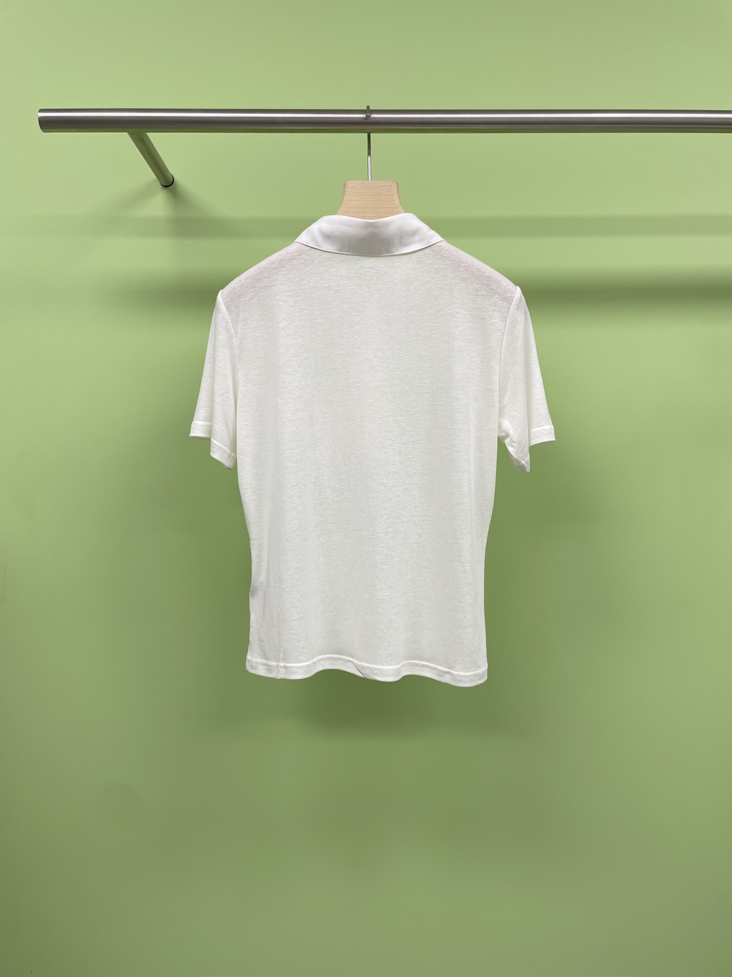 NO:427465,Frame meets a refreshing summer linen women's polo shirt. The linen kissed by the sun is the answer to the breathing feeling of the summer wardrobe. It is covered with breeze with low-key luxury. Rare linen raw materials, soft and glutinous bones woven in Mediterranean sunshine, slightly wide cuffs + three-dimensional tailoring, lazy and elegant hiding of flesh in shape, maternal button finishing touch, and the unpretentious nobleness on the neckline, why is it worth it?  When top-quality fabrics play with casual items, it is the birth moment of a lifetime of classic wear. A simple white Polo shirt is classic and versatile. The upper body immediately has a clean and neat temperament. Its style is excellent and outlines the body just right. It is not loose or tight. It can create a sense of high-end. Sisters, learn quickly and go out beautifully together. SML, alexander wang19860909Frame邂逅清爽夏日亚麻女士polo衫,被阳光吻过的亚麻,是夏日衣橱的呼吸感答案,以低调奢华为肌肤披上清风,稀有亚麻原材,地中海阳光织就的柔糯筋骨,微阔袖口+立体剪裁,藏肉于形的慵懒优雅,母贝纽扣点睛,领口那一抹不张扬的贵气,为什么值得？当顶级面料玩转休闲单品,便是穿一辈子的经典诞生时刻,一件简约的白色Polo衫,经典又百搭,上身立马有了干净利落的气质,它的版型超赞,恰到好处地勾勒出身形,不松垮也不会紧绷,简简单单就能打造出高级感,姐妹们,快学起来,一起美美的出门吧. 码数SML,,alexander wang,Women's clothing